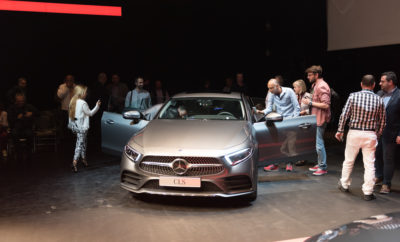 Η Mercedes-Benz Hellas, παρουσίασε για πρώτη φορά επί Ελληνικού εδάφους τη νέα CLS και την online πλατφόρμα υπηρεσιών Mercedes Me την Πέμπτη, 19 Απριλίου. Ο κ. Ιωάννης Καλλίγερος, Πρόεδρος & Διευθύνων Σύμβουλος της Mercedes-Benz Ελλάς, έδωσε το έναυσμα για την έναρξη της εκδήλωσης, η οποία φιλοξένησε κοινό και οικοδεσπότες πάνω στη σκηνή της αίθουσας «Αλεξάνδρα Τριάντη» του Μεγάρου Μουσικής δημιουργώντας μία εντυπωσιακή ατμόσφαιρα. Στη συνέχεια, ο κ. Νίκος Πρέζας Γενικός Διευθυντής Επιβατηγών Αυτοκινήτων της Mercedes-Benz Ελλάς και ο κ. Παναγιώτης Ριτσώνης, Διευθυντής Marketing & Επικοινωνίας της Mercedes-Benz Ελλάς, προχώρησαν από κοινού στην επίσημη πανελλαδική παρουσίαση της νέας CLS και των υπηρεσιών Mercedes me με ένα πρωτότυπο και διαδραστικό τρόπο, προσφέροντας στους παρευρισκόμενους την ευκαιρία να απολαύσουν «ζωντανά» τόσο το ελκυστικό νέο μοντέλο της μάρκας όσο και την ποικιλία των υπηρεσιών που περιλαμβάνει το Mercedes me. Στην εκδήλωση παραβρέθηκαν δημοσιογράφοι, συνεργάτες και αντιπρόσωποι του δικτύου της Mercedes Benz.