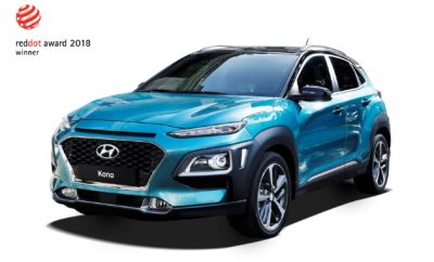 Βραβείο Σχεδιασμού Red Dot Award για τα νέα Hyundai KΟΝΑ και NEXO • Η Hyundai Motor κατέκτησε δύο Βραβεία Σχεδιασμού Red Dot Design για τα Hyundai Kona και NEXO • Διάκριση της Hyundai για 5η συνεχόμενη χρονιά η οποία έχει κερδίσει συνολικά δέκα βραβεία Red Dot Η Hyundai Motor κατέκτησε δύο από τα φετινά βραβεία Σχεδιασμού Red Dot Design Awards. Το όχημα κυψελών καυσίμου NEXO και το Β-SUV Kona βραβεύτηκαν στην κατηγορία «Αυτοκίνητα και Μοτοσικλέτες». Το Kona διακρίθηκε για την εξαιρετική του σχεδίαση και καινοτομία στην κατηγορία «SUV/Off-road οχήματα» και το NEXO κατέκτησε την κορυφή της υποκατηγορίας του. Το δημοφιλές βραβείο αξιολογεί τη λειτουργικότητα, την ανθεκτικότητα, το επίπεδο καινοτομίας και τη συνολική ποιότητα του προϊόντος. Το NEXO είναι το ηλεκτρικό όχημα κυψελών καυσίμου δεύτερης γενιάς της Hyundai. Χαρακτηρίζεται από μια καθαρή και εκλεπτυσμένη σχεδίαση που δίνει έμφαση στη βελτιστοποιημένη σιλουέτα και την κυματοειδή οροφή του. Το ολοκαίνουργιο Hyundai NEXO διαμορφώνει το μέλλον της οδήγησης και αποτελεί την εντυπωσιακή τεχνολογικά ναυαρχίδα της Hyundai. Το πρώτο αποκλειστικό SUV με υδρογόνο που συνδυάζει την πρακτικότητα ενός SUV με την καθαρή τεχνολογία προηγμένων κυψελών καυσίμου και προσφέρει την πιο προηγμένη τεχνολογία στην αγορά με αυτόνομη δυνατότητα οδήγησης, έξυπνα προηγμένα συστήματα υποβοήθησης του οδηγού και τους ισχυρότερους κινητήρες στην κατηγορία. Το Kona, αντίστοιχα, διευρύνει την επιτυχημένη σειρά SUV της Hyundai. Με την κομψή, έντονη και πολύχρωμη σχεδίασή του, δημιουργεί μια μοναδική πρόταση στα Β-SUV. Οι τολμηρές εξωτερικές γραμμές, το ευχάριστα ευρύχωρο εσωτερικό και η ισχυρή γκάμα των κινητήρων του, καθιστούν το καινοτόμο Β-SUV κατάλληλο για σύγχρονους, αστικούς πελάτες. Η σχεδίαση αναδεικνύεται στο Νο1 λόγο για τον οποίο οι πελάτες επιλέγουν τη μάρκα Hyundai. Η κατάκτηση αυτής της διακεκριμένης βράβευσης για 5η συνεχή χρονιά αντανακλά τη συνεχή δέσμευση της εταιρείας να παράγει αυτοκίνητα που αποδεικνύουν μια μοναδική και εξελισσόμενη γλώσσα σχεδιασμού. Στη διοργάνωση Red Dot Design Award συμμετέχουν και ψηφίζουν υψηλού επιπέδου και αναγνωρισμένοι σχεδιαστές, καθηγητές και δημοσιογράφοι ενώ το Βραβείο Σχεδίασης Red Dot Design αναγνωρίζεται παγκοσμίως ως ένα από τα πιο διακεκριμένα βραβεία για υψηλής ποιότητας σχεδιασμό, προσελκύοντας συμμετοχές από 59 χώρες.