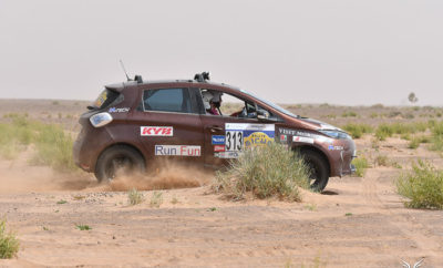To Renault ZOE κατακτά και την έρημο Σαχάρα Είναι δυνατόν να διασχίσει κανείς την έρημο Σαχάρα οδηγώντας, αντί για ένα τετρακίνητο όχημα, ένα ηλεκτρικό Renault ZOE; Οι Solen Kerleroux και Carine Poisson, δύο εργαζόμενες του Groupe Renault, αποφάσισαν να δώσουν απάντηση σε αυτό το τρελό ερώτημα. Το Rallye des Gazelles, μια περιπέτεια 2.500χλμ. στη Δυτική Σαχάρα, αποτελεί έναν από τους πιο ενδιαφέροντες αγώνες αυτοκινήτου, όπου οι συμμετέχοντες χρησιμοποιούν για τον προσανατολισμό τους μόνο μια πυξίδα και ένα χάρτη κλίμακας 1:100.000. Οι Solen Kerleroux και Carine Poisson, εργάζονται στη Renault ως μηχανικοί για περισσότερα από 15 χρόνια και είχαν συμμετάσχει στον συγκεκριμένο αγώνα στο παρελθόν οδηγώντας ένα τετρακίνητο όχημα. Η απόφασή τους όμως να ολοκληρώσουν τον αγώνα οδηγώντας ένα Renault ΖΟΕ αντιμετωπίστηκε με σκεπτικισμό, αφού θα ήταν η πρώτη φορά στην ιστορία του αγώνα που ένα 100% ηλεκτρικό αυτοκίνητο θα αντιμετώπιζε αυτή την πρόκληση. Η πρόκληση γινόταν ακόμα μεγαλύτερη δεδομένου ότι το αυτοκίνητο θα είχε ελάχιστες μετατροπές σε σχέση με τα χιλιάδες ZOE που κινούνται στους δρόμους της Ευρώπης. Σε κάθε περίπτωση ο αποδοτικός ηλεκτροκινητήρας με τα υψηλά αποθέματα ροπής στις χαμηλές στροφές αποτελεί ένα βασικό εφόδιο που οι δύο γαλλίδες δεν θα άφηναν αναξιοποίητο σε αυτή τη δοκιμασία. Σε σχέση με ένα κανονικό ZOE, το αυτοκίνητο των Solen και Carine απέκτησε μεγαλύτερη απόσταση από το έδαφος, ελαστικά για εκτός δρόμου οδήγηση και προστατευτικές ποδιές κάτω από τον κινητήρα. Από την άλλη πλευρά όλα τα βασικά μηχανικά μέρη, όπως ο κινητήρας και οι μπαταρίες έμειναν ανέγγιχτα, όπως και μετάδοση της κίνησης αποκλειστικά στους δύο εμπρός τροχούς. Παρά την αρχική ανησυχία, η υψηλή ροπή του ηλεκτροκινητήρα, η απουσία κιβωτίου ταχυτήτων, αλλά και η ευελιξία του μοντέλου επέτρεψαν στο πλήρωμα, όχι απλά να ολοκληρώσουν τον αγώνα, αλλά και να απολαύσουν αναλογικά ένα πολύ υψηλότερο επίπεδο άνεσης και ησυχίας σε σχέση με τους ανταγωνιστές τους. Όσον αφορά στην αυτονομία, το πλήρωμα του ZOE δεν προβληματίστηκε ιδιαίτερα. Επιλέγοντας άλλες φορές δρόμους (μικρότερη κατανάλωση ενέργειας) και άλλες φορές εκτός δρόμου διαδρομές (μικρότερη απόσταση προς τον προορισμό, αλλά μεγαλύτερη κατανάλωση ενέργειας) κατάφεραν όχι απλά να τερματίσουν, αλλά να εντυπωσιάσουν κατακτώντας τη 2η θέση στην κατηγορία Crossover/SUV, μπροστά από θεωρητικά πολύ πιο κατάλληλα για τη δοκιμασία οχήματα. Διατηρώντας την 1η θέση στις πωλήσεις ηλεκτρικών οχημάτων στην Ευρώπη, το Renault ZOE με την επιτυχία του στο Rallye des Gazelles απέδειξε ότι τα ηλεκτρικά οχήματα της Renault μπορούν να εντυπωσιάσουν, ακόμα και στις πιο αφιλόξενες συνθήκες.
