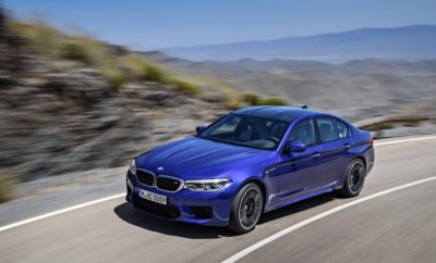 Η BMW M5 (κατανάλωση μικτού κύκλου: 10,5 l/100km*, εκπομπές CO2 στο μικτό κύκλο: 241 g/100km*) ψηφίστηκε "World Performance Car 2018" (Παγκόσμιο Αυτοκίνητο Επιδόσεων της Χρονιάς 2018). Ήταν η έβδομη φορά που η BMW απέσπασε ένα παγκόσμιο βραβείο στο θεσμό "World Car of the Year". Η τελετή απονομής πραγματοποιήθηκε στις 28 Μαρτίου, στα πλαίσια του Διεθνούς Σαλονιού Αυτοκινήτου Νέας Υόρκης 2018. Στην κατηγορία αυτοκινήτων επιδόσεων - με ετήσια παραγωγή τουλάχιστον 2.000 αντιτύπων και πώληση σε τουλάχιστον δύο ηπείρους το διάστημα 1η Ιανουαρίου έως 31 Μαΐου 2018 - διαγωνίστηκαν συνολικά έντεκα οχήματα. Η επιλογή και ψηφοφορία σε όλες τις κατηγορίες πραγματοποιήθηκε από μία διεθνή επιτροπή που αποτελείται από 82 κορυφαίους δημοσιογράφους αυτοκινήτου, από 24 χώρες. Η BMW M5 εφοδιάζεται με την τελευταία έκδοση του 4.4L V8 κινητήρα με τεχνολογία M TwinPower Turbo. Ισχύς 600hp και μέγιστη ροπή 750Nm εγγυώνται εξαιρετική προώθηση και εντυπωσιακές επιδόσεις: ο V8 biturbo επιταχύνει την M5 από 0 στα 100 km/h σε μόλις 3,4 δεύτερα. Η νέα M5 υιοθετεί σύστημα τετρακίνησης M xDrive, ειδικά εξελιγμένο για μοντέλο M. Η ισχύς μεταδίδεται μέσω του νέου 8-τάχυτου κιβωτίου M Steptronic με Drivelogic: σε συνδυασμό με το σύστημα M xDrive, αυτό εξασφαλίζει την άριστη μεταφορά ισχύος του υψηλόστροφου υπερτροφοδοτούμενου στο δρόμο. * Οι τιμές κατανάλωσης και εκπομπών CO2 είναι προκαταρκτικές και υπολογίστηκαν με βάση τον Ευρωπαϊκό κύκλο δοκιμών, ενώ εξαρτώνται από την διάσταση του ελαστικού