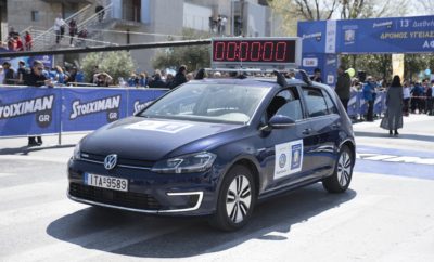 Η Kosmocar-Volkswagen στο 13ο Διεθνή Μαραθώνιο «Μέγας Αλέξανδρος» • Η Kosmocar-Volkswagen Επίσημος Χορηγός του 13ου Διεθνή Μαραθώνιου «Μέγας Αλέξανδρος» που διεξήχθη στη Θεσσαλονίκη, την Κυριακή 1 Απριλίου • Το ηλεκτρικό e-Golf χρησιμοποιήθηκε ως επίσημo όχημα χρονομέτρησης του αγώνα • Πολύ επιτυχημένη η παρουσία των αθλητών της Volkswagen Running Team, με δύο αθλητές και τρεις αθλήτριες να ανεβαίνουν στο βάθρο των νικητών H Kosmocar-Volkswagen ήταν Επίσημος Χορηγός του 13ου Διεθνή Μαραθώνιου «Μέγας Αλέξανδρος», που διεξήχθη με μεγάλη επιτυχία στη Θεσσαλονίκη, την Κυριακή 1 Απριλίου. Η Kosmocar υποστήριξε το σημαντικότερο εαρινό αθλητικό γεγονός της συμπρωτεύουσας διαθέτοντας στους διοργανωτές ένα στόλο από μοντέλα της Volkswagen. Σε ρόλο οχήματος χρονομέτρησης του αγώνα χρησιμοποιήθηκε ένα ηλεκτροκίνητο e-Golf σε μπλε χρώμα. Αθόρυβο και με μηδενικούς ρύπους, το e-Golf ήταν ο ιδανικός προπομπός του αγώνα. Ο διεθνής μαραθώνιος της Θεσσαλονίκης έχει εξελιχθεί σε θεσμό, με το 13ο αγώνα της σειράς να ξεπερνά όλους τους προηγούμενους σε οργανωτική αρτιότητα, αγωνιστικό ενδιαφέρον, αλλά και σε κέφι, χάρη στις εντυπωσιακές παράλληλες εκδηλώσεις που στήθηκα» στην καρδιά της πόλης. Το ρεκόρ συμμετοχών και το υψηλό αγωνιστικό επίπεδο των πρωταθλητών που έλαβαν μέρος, η επιπλέον λάμψη που έδωσαν πολλοί Έλληνες Ολυμπιονίκες σε συνδθασμό με τις πολύ καλές καιρικές συνθήκες, συνέτειναν σε μία πολύ επιτυχημένη εκδήλωση. Παράλληλα με το διεθνή μαραθώνιο οργανώθηκε και Δρόμος Υγείας & Δυναμικού Βαδίσματος 10.000 μέτρων καθώς και δρόμοι μικρότερων αποστάσεων, προσφέροντας κατ’ αυτόν τον τρόπο τη δυνατότητα να συμμετάσχουν αθλητές κάθε ηλικίας και επιπέδου. Είναι χαρακτηριστικό ότι οι συνολικές συμμετοχές ξεπέρασαν τις 20.000, με τους δρομείς να προέρχονται από 63 χώρες από πέντε ηπείρους, με το νεαρότερο να είναι 9 ετών και το γηραιότερο 96! Η Kosmocar-Volkswagen, επιπλέον της χορηγίας, είχε ενεργή συμμετοχή στους αγώνες με τη δική της ομάδα δρομέων, την «Volkswagen Running Team», η οποία αποτελείται από φίλους της μάρκας καθώς και εργαζόμενους του Δικτύου Εξουσιοδοτημένων Eμπόρων της Kosmocar. Στο μαραθώνιο δρόμο των 42.195 μ., δύο εκπρόσωποι της Volkswagen Running Team, ο Γιάννης Κρέκας και ο Κυριάκος Συμιριώτης, κατέκτησαν το ασημένιο και χάλκινο μετάλλιο αντίστοιχα. Ανέβηκαν στο βάθρο πίσω από τον Κενυάτη Ντάνιελ Ρότιτς, ο οποίος πέρασε την αψίδα του τερματισμού στη Λεωφόρο Μεγάλου Αλεξάνδρου, στο ύψος του Αγάλματος του Μακεδόνα στρατηλάτη, σε χρόνο 2.16.04, έναν από τους καλύτερους στην ιστορία του θεσμού. Εντυπωσιακή επιτυχία για τη Volkswagen Running Team στην κατηγορία των γυναικών, στα 10.000 μ., με τις τρεις πρώτες αθλήτριες στον τερματισμό να ανήκουν στην ομάδα! Στην πρώτη θέση τερμάτισε Σόνια Τσεκίνι-Μπουδούρη, περσινή θριαμβεύτρια του Μαραθώνιου, 2η η Στεφανί Λεοντιάδου και 3η όπως και πέρσι, η Βασιλική Καραγεωργάκη.