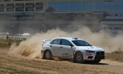 Dirt Games Track Day Mε απόλυτη επιτυχία και κάτω από ιδανικές συνθήκες πραγματοποιήθηκε σήμερα στον Ιππόδρομο Αθηνών, το Dirt Games Trackday! Με τον πρώτο γύρο του θεσμού να είναι προγραμματισμένος για τις 20 Μαΐου, οι πρωταγωνιστές του θεσμού και όχι μόνο, είχαν μία πρώτης τάξεως ευκαιρία για μία καλή προπόνηση εν όψει της αυλαίας του θεσμού. Η ομάδα του Dirt Games, σε συνεργασία με την ΟΜΑΕ και την Α.Λ.Α. Κορινθίας, φρόντισαν η διαδρομή των 1.100 μέτρων να είναι σε ιδανική κατάσταση, με στόχο οι συμμετέχοντες να απολαύσουν την οδήγηση με τις χωμάτινες φόρμουλες, αλλά και με αγωνιστικά αυτοκίνητα, στην ειδικά σχεδιασμένη πίστα στο εσωτερικό του Ιπποδρόμου Αθηνών. Ο αριθμός των οδηγών που “ξεμούδιασαν” στο trackday μετά από ένα σημαντικό διάστημα εκτός δράσης, άγγιξε τους 35, συμπεριλαμβάνοντας μάλιστα μερικά σπουδαία ονόματα του μηχανοκίνητου αθλητισμού. Τόσοι οι συμμετέχοντες, όσο και οι φίλοι των αγώνων που βρέθηκαν στον Ιππόδρομο Αθηνών, είχαν την ευκαιρία να γνωρίσουν από κοντά τις εξαιρετικές εγκαταστάσεις που προσφέρουν υψηλού επιπέδου παροχές, συνδυάζοντας παράλληλα και εξαιρετική παρακολούθηση. Μπορεί να πρόκειται για ένα trackday και μία φιλικά αναμέτρηση, αλλά αυτό δεν σημαίνει ότι οι οδηγοί δεν πίεσαν στο όριο. Είναι χαρακτηριστικό, ότι οι επιδόσεις των περισσοτέρων ήταν εξαιρετικές, με τις διαφορές να είναι πολύ μικρές στο τέλος της ημέρας. Μάλιστα, η διαδικασία εξελίχθηκε ιδανικά και χωρίς καθυστερήσεις, με αποτέλεσμα να υπάρξει και τρίτη σειρά περασμάτων για όσους επιθυμούσαν. Σημειώστε, ότι κάθε οδηγός πραγματοποιούσε πέντε συνεχόμενους γύρους πριν επιστρέψει στα πιτ. Κάπως έτσι, τον απόλυτο χρόνο της ημέρας κατάφερε να σημειώσει ο περσινός Πρωταθλητής και μετρ του είδους, Γιώργος Ζυμαρίδης με το SR Kartcross των 600 κ.εκ. Λιγότερο από μισό δευτερόλεπτο πίσω του ακολούθησε ο Γιάννης Χεκιμιάν με το Speedcar Xtreme ίδιου κυβισμού, ενώ την πρώτη τριάδα συμπλήρωσε μία ανάσα πίσω του ο Χαράλαμπος Γαζετάς επίσης με Speedcar Xtreme, αλλά 750 κ.εκ., όντας και ο ταχύτερος στην συγκεκριμένη κατηγορία. Την πρώτη τριάδα στις επιμέρους κατηγορίες συμπλήρωσαν οι “Filon” με Semog Trophy (600 κ.εκ.) και Νίκος Αθηναίος με Speedcar Xtreme (750 κ.εκ.). Τον κορυφαίο χρόνο ανάμεσα στα αυτοκίνητα, τα οποία από φέτος θα έχουν το δικό τους έπαθλο στο Dirt Games Challenge, σημείωσε ο νεαρός Παναγιώτης Ρουστέμης με το Mitsubishi Lancer EVO X. Αναλυτικά αποτελέσματα και όλους τους χρόνους, μπορείτε να βρείτε στην ηλεκτρονική σελίδα www.sportstiming.gr. Το ραντεβού έχει ήδη ανανεωθεί για τις 20 Μαΐου και πάλι στον Ιππόδρομο Αθηνών, όπου και θα ανοίξει η αυλαία του θεσμού για το 2018! Μείνετε συντονισμένοι! _Δελτίο Τύπου