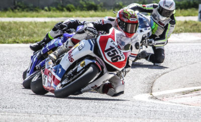 Την 1η θέση της κατηγορίας Superbikes και Supersport κατέκτησαν οι αναβάτες της Honda στον 1ο αγώνα του Πανελληνίου Πρωταθλήματος Ταχύτητας Μοτοσυκλέτας στα Μέγαρα Απόλυτη ήταν η επικράτηση των αναβατών που υποστηρίζει η εταιρεία Αδελφοί Σαρακάκη Α.Ε.Β.Μ.Ε. Επίσημος Εισαγωγέας-Διανομέας της Honda στον 1ο αγώνα του πανελληνίου Πρωταθλήματος Ταχύτητας, που πραγματοποιήθηκε στην πίστα των Μεγάρων, με τον Φώτη Τσαλίκη (Honda CBR1000RR) να κερδίζει την κατηγορία Superbikes και τον Δημήτρη Καρακώστα (Honda CBR600RR) να κερδίζει την κατηγορία Supersports. Ο 1ος αγώνας του Πανελληνίου Πρωταθλήματος Ταχύτητας 2018 σημαδεύτηκε από τον μικρό αριθμό συμμετοχών που δεν ξεπέρασαν τις 43 σε όλες τις κατηγορίες αλλά και το μεγάλο αριθμό θεατών που βρέθηκαν στην πίστα των Μεγάρων για να δουν από κοντά τις «κόντρες» των αναβατών, ενώ ο επόμενος αγώνας του Πρωταθλήματος είναι προγραμματισμένος για τις 28-29 Απριλίου 2018 στο αεροδρόμιο της Τρίπολης. Στη μεγάλη κατηγορία, Superbikes ο Φώτης Τσαλίκης οδηγώντας μία CBR1000RR, έχοντας κάνει 5ο χρόνο στα χρονομετρημένα δοκιμαστικά του Σαββάτου, στην εκκίνηση του αγώνα βρέθηκε στη 2η θέση βρέθηκε ενώ στο 18ο γύρο μετά την πτώση του Σάκη Συνιώρη πέρασε στην 1η θέση, μία θέση που κράτησε μέχρι της πτώση της καρό σημαίας. Ο αναβάτης της CBR1000RR Φώτης Τσαλίκης στον τερματισμό δήλωσε: «Προσπάθησα από την αρχή να μείνω κοντά στο Συνιώρη με στόχο να τον πιέσω στους τελευταίους γύρους του αγώνα. Η πτώση του στο 18ο γύρο μου έδωσε τη δυνατότητα να ανέβω στην πρώτη θέση και να τη διατηρήσω μέχρι τον 28ο γύρο με την πτώση της καρό σημαίας. Το αποτέλεσμα αυτό είναι καρπός τόσο της καλή μου προετοιμασίας όσον αφορά τις προπονήσεις μου, όσο και στη σωστή προετοιμασία της μοτοσυκλέτας μου στην οποία έχουμε χρησιμοποιήσει traction control, γεγονός που μου έδωσε τη δυνατότητα να εκμεταλλευτώ στο έπακρο την ιπποδύναμη της». Στη κατηγορία Supersports ο Δημήτρης Καρακώστας οδηγώντας μία CBR600RR έδειξε τις προθέσεις του από τα χρονομετρημένα δοκιμαστικά του Σαββάτου, όπου πραγματοποίησε τον ταχύτερο γύρο. Ακολουθώντας έναν αγώνα τακτικής μετά τον 4ο γύρο ανέβασε ρυθμό και πέρασε στην 1η θέση της γενικής κατάταξης, μία θέση που διατήρησε μέχρι το τέλος του αγώνα. Ο Δημήτρης Καρακώστας, Honda CBR600RR, δήλωσε μετά την απονομή των επάθλων: «είμαι πολύ χαρούμενος από την πραγματοποίηση της πρώτης νίκη μου από τον 1ο κιόλας αγώνα της χρονιάς στην πολύ ανταγωνιστική κατηγορία Supersport. Νιώθω τυχερός αφού κατάφερα και ξεπέρασε σε πολύ σύντομο χρονικό διάστημα ατύχημα που είχα κατά τη διάρκεια της προπόνησης μου πριν από 50 ημέρες. Στόχος μου για το 2018 είναι να κατακτήσω το πρωτάθλημα της κατηγορίας Supersport. Σε αυτό το σημείο αξίζει να ευχαριστήσω την ομάδα των μηχανικών της ομάδος μου, η οποία με επικεφαλής το Γιώργο Καρακώστα είναι υπεύθυνη για την πολύ καλή προετοιμασία της μοτοσυκλέτας μου και τις πολύτιμές συμβουλές τους. ” Αποτελέσματα κατηγορίας Superbike Πανελληνίου Πρωταθλήματος Ταχύτητος Μοτοσυκλέτας 2018 Αποτελέσματα κατηγορίας Supersport Πανελληνίου Πρωταθλήματος Ταχύτητος Μοτοσυκλέτας 2018