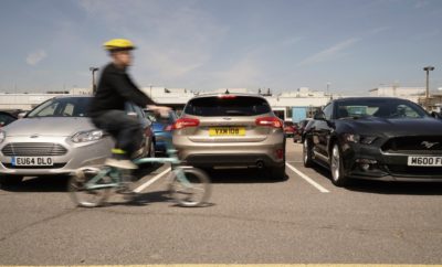 • Το νέο Ford Focus προσφέρει νέα τεχνολογία κάμερας που κάνει τους ελιγμούς με όπισθεν παιχνίδι • Ευρυγώνια κάμερα ‘βλέπει’ πίσω από εμπόδια και αναδεικνύει κινδύνους εκτός πεδίου ορατότητας του οδηγού • Αισθητήρες ραντάρ ανιχνεύουν διερχόμενα οχήματα πίσω από το αυτοκίνητο και ενεργοποιούν τα φρένα για την αποφυγή συγκρούσεων Εδώ και αρκετά χρόνια, οι κάμερες οπισθοπορείας απολαμβάνουν αυξανόμενη δημοτικότητα μεταξύ των αγοραστών νέων οχημάτων. Οι κάμερες αυτές δείχνουν στους οδηγούς τι ακριβώς υπάρχει πίσω τους. Τώρα, το νέο Ford Focus προάγει αυτή την τεχνολογία στο επόμενο στάδιο – αποκαλύπτοντας τι υπάρχει πέρα από την ορθή γωνία. Η κάμερα, που τοποθετείται ακριβώς πάνω από την πινακίδα κυκλοφορίας, καταγράφει μία εικόνα 180 μοιρών την οποία εμφανίζει σε οθόνη αφής μέσα στο αυτοκίνητο – κάνοντας αντιληπτούς στους οδηγούς διερχόμενους πεζούς, ποδηλάτες και άλλα οχήματα. Οι ελιγμοί με όπισθεν γίνονται ευκολότερα χάρη σε αισθητήρες ραντάρ που παρακολουθούν την περιοχή πίσω από το αυτοκίνητο και προειδοποιούν τους οδηγούς για διερχόμενα οχήματα και μοτοσικλέτες. Εάν ο οδηγός δεν αντιδράσει έγκαιρα στις προειδοποιήσεις, τα φρένα ενεργοποιούνται αυτόματα. Παρακολουθήστε το βίντεο εδώ: https://youtu.be/yYljYbsvYuk «Γνωρίζουμε ότι για όλους σχεδόν τους πελάτες μας, οι ελιγμοί με όπισθεν είναι ένα κρίσιμο κομμάτι της καθημερινής τους οδήγησης – και κάποιοι πραγματικά αγχώνονται. Αυτή η μικρή κάμερα μας βοηθά να κάνουμε ένα βήμα προόδου για ευκολότερη πορεία με όπισθεν» δήλωσε ο Glen Goold, chief program engineer της Ford για το Focus. Σύμφωνα με πρόσφατη έρευνα σχετικά με περίπλοκους ελιγμούς οδήγησης, τα τέσσερα σενάρια εμπεριείχαν όπισθεν, και το πέμπτο παρκάρισμα με εμπρόσθια πορεία.* Το νέο Focus λανσάρει τη μεγαλύτερη γκάμα προηγμένων χαρακτηριστικών και τεχνολογιών από οποιοδήποτε μοντέλο Ford μέχρι σήμερα. Εκτός από την Ευρυγώνια Κάμερα Οπισθοπορείας (Rear Wide View Camera), το αυτοκίνητο διαθέτει επίσης Σύστημα Πληροφοριών Τυφλού Σημείου (Blind Spot Information System) με Cross Traffic Alert που προειδοποιεί τον οδηγό για πιθανή διέλευση οχημάτων και μοτοσικλετών πίσω του. Το αυτοκίνητο μπορεί αυτόματα να ενεργοποιήσει τα φρένα για να αποφύγει ή να περιορίσει τις επιπτώσεις μιας σύγκρουσης εάν ο οδηγός δεν αντιδράσει στις προειδοποιήσεις. Για περισσότερες πληροφορίες σχετικά με αυτή την ιστορία απευθυνθείτε στον Finn Thomasen (fthomas3@ford.com or +441268401908) * https://www.accidentadvicehelpline.co.uk/blog/mirror-signal-panic/