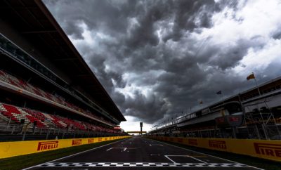 Η επιλογή ελαστικών για το Ισπανικό Grand Prix είναι πιο μαλακή φέτος, με την πολύ μαλακή γόμα (supersoft) να κάνει ντεμπούτο στο «Circuit de Catalunya» μαζί με τη μαλακή (soft) και τη μέση (medium) γόμα. Πάντοτε στο παρελθόν χρησιμοποιούνταν το πιο σκληρό ελαστικό σ’ αυτή την πίστα. Φέτος όμως υπάρχει νέος ασφαλτοτάπητας τον οποίο οι ομάδες δοκίμασαν για πρώτη φορά στις χειμερινές δοκιμές εξέλιξης πριν δυο μήνες. Αυτό διαφοροποίησε την πολυπλοκότητα της πίστας στη Βαρκελώνη, προσφέροντας μεγαλύτερη πρόσφυση αλλά μειωμένη φθορά και πτώση στην απόδοση λόγω υπερθέρμανσης. Δεν είναι όμως αυτό το μόνο καινούργιο πράγμα στη Βαρκελώνη αυτό το Σαββατοκύριακο … Η ΠΙΣΤΑ ΥΠΟ ΤΟ ΠΡΙΣΜΑ ΤΩΝ ΕΛΑΣΤΙΚΩΝ (*) Πρόσφυση ασφάλτου, κάθετη δύναμη, τραχύτητα ασφάλτου, καταπόνηση ελαστικών, πλευρικές δυνάμεις. • Μπορεί η επιφάνεια να είναι πιο λεία όμως οι παρατεταμένες γρήγορες στροφές παραμένουν. Τα ελαστικά υπόκεινται σε μεγάλα φορτία και καταπονήσεις: Κλασσικά παραδείγματα είναι οι στροφές 3 και 9. • Η φθορά και η πτώση στην απόδοση λόγω υπερθέρμανσης θα πρέπει να αξιολογηθούν εκ νέου. Οι ομάδες δοκίμασαν το νέο ασφαλτοτάπητα στην αρχή της χρονιάς αλλά ο καιρός τότε ήταν πολύ πιο κρύος και τα μονοθέσια λιγότερο εξελιγμένα. Επίσης η νέα άσφαλτος ίσως έχει βελτιωθεί από τότε. • Συνήθως έχει ζέστη μερικές φορές πολύ, κατά τη διάρκεια του Σαββατοκύριακου. • Η Βαρκελώνη προσφέρει μια καλή μίξη όλων των ειδών στροφών και φορτίων. Έτσι δίνεται έμφαση σ’ όλες τις παραμέτρους που παίζουν ρόλο στην απόδοση του μονοθεσίου: Αυτός είναι ο λόγος που αυτή η πίστα είναι δημοφιλής προορισμός για δοκιμές εξέλιξης. • Η νέα επιφάνεια οδήγησε την Pirelli στη μείωση του βάθους πέλματος κατά 0.4 χιλιοστά. Αυτό δεν θα επηρεάσει την απόδοση αλλά θα βοηθήσει στον καλύτερο έλεγχο της θερμοκρασίας των σλικ ελαστικών. • Το εμπρός αριστερά ελαστικό καταπονείται περισσότερο στην πίστα της Καταλονία. Το όριο έρχεται από τα εμπρός ελαστικά. • Πέρυσι είχαν επιλεγεί πιο σκληρές γόμες. Η πλειοψηφία των οδηγών πραγματοποίησε δυο αλλαγές αλλά υπήρξε ποικιλία στρατηγικών: Στο παρελθόν στην Ισπανία έχουμε δει και τρεις αλλαγές ελαστικών. MARIO ISOLA – ΕΠΙΚΕΦΑΛΗΣ ΑΓΩΝΩΝ ΑΥΤΟΚΙΝΗΤΟΥ “Φέτος η Βαρκελώνη δεν είναι για τις ομάδες ακριβώς σα να πηγαίνουν σε μια νέα πίστα. Παραταύτα οι αλλαγές στο οδόστρωμα είναι σημαντικές και διαφοροποιούν μερικά κρίσιμα χαρακτηριστικά της διαδρομής. Εμείς κάναμε μια αλλαγή μειώνοντας το βάθος του πέλματος στα σλικ ελαστικά με στόχο τη μείωση του κινδύνου υπερθέρμανσης. Την ίδια τακτική θα ακολουθήσουμε στο Paul Ricard και στο Silverstone. Πρόκειται για μια αλλαγή που δεν θα επηρεάσει τους οδηγούς όσον αφορά στην απόδοση ή στα διανυθέντα χιλιόμετρα. Οι ομάδες έχουν ήδη κάποια γνώση για το νέο ασφαλτοτάπητα από τις χειμερινές δοκιμές εξέλιξης. Όμως τώρα ο καιρός θα είναι αρκετά πιο ζεστός και τα μονοθέσια πιο γρήγορα ενώ και η επιφάνεια θα έχει παλιώσει λίγο. Φέτος επιλέξαμε την πολύ μαλακή γόμα για το Ισπανικό Grand Prix – αυτή στην πράξη είναι δυο επίπεδα μαλακότερη από την μαλακή γόμα που ήταν διαθέσιμη το 2017. Όλες οι γόμες φέτος είναι ένα επίπεδο πιο μαλακές. Θεωρούμε πως η δουλειά στις ελεύθερες δοκιμές θα είναι ιδιαίτερα σημαντική”. ΤΙ ΕΙΝΑΙ ΝΕΟ; • Πολλά πράγματα: Η Formula 1 επιστρέφει στην Ευρώπη, νέα άσφαλτος, η πολύ μαλακή γόμα στην Ισπανία και ελάχιστα πιο λεπτό πέλμα στα σλικ ελαστικά. • Οι τρεις κορυφαίες ομάδες – Mercedes, Ferrari και Red Bull – έκαναν διαφορετικές επιλογές γομών για το Ισπανικό Grand Prix. • Ξεκινά στη Βαρκελώνη η σεζόν 2018 GP3 ενώ επίσης θα γίνει και αγώνας Formula 2. • Αμέσως μετά το Ισπανικό Grand Prix θα πραγματοποιηθούν στη Βαρκελώνη οι δυο πρώτες μέρες δοκιμών εξέλιξης μέσα στη σεζόν. Η McLaren και η Force India θα έχουν ένα δεύτερο μονοθέσιο και τις δυο μέρες, στη διάθεση της Pirelli στο πλαίσιο του προγράμματος εξέλιξης των ελαστικών του 2019.