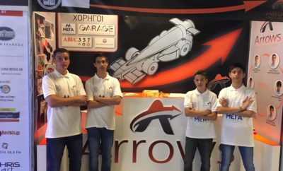 H Arrows στον Παγκόσμιο Τελικό “F1 in Schools” στην Σιγκαπούρη Η ομάδα Arrows των μαθητών του Γυμνασίου της «Εκπαιδευτικής Αναγέννησης», προκρίθηκε για τον Παγκόσμιο Τελικό της διοργάνωσης “F1 in Schools”, που θα διεξαχθεί τον ερχόμενο Σεπτέμβριο, στην Σιγκαπούρη, στα πλαίσια των εκδηλώσεων για το ομώνυμο Grand Prix Formula 1. Η Arrows συμμετείχε στους Εθνικούς Τελικούς που έγιναν στο The Mall Athens στις 4,5,6 Μαΐου και διακρίθηκε ανάμεσα σε 16 ομάδες σχολείων από όλη την Ελλάδα, παρά το ότι αποτελείτο αποκλειστικά από μαθητές της Α΄, Β΄ & Γ΄ Τάξης του Γυμνασίου. Συγκεκριμένα, η ομάδα Arrows της Εκπαιδευτικής Αναγέννησης, κέρδισε τα εξής βραβεία: - Καλύτερη Ομάδα Γυμνασίου - Καλύτερη Ομάδα Κατηγορίας Entry Class Η Arrows τερμάτισε 7η στη συνολική βαθμολογία των 16 συμμετεχόντων, κερδίζοντας υψηλή βαθμολογία στους εξής τομείς: - Portfolio, Design & Engineering - Marketing & Social Media - Μοντέλο F1 - Προφορική Παρουσίαση. Την ομάδα που αποτελείται από τους μαθητές Βαγγέλης Βουλουμάνος, Βασίλης Τσάδαρης, Θανάσης Ζαχαρόπουλος, Γιώργος Μουσελάς, Ιάσονας Βαλιάδης και Άραν Ικμπάλ-Κωστάκης, τους οποίους συντονίζουν οι καθηγητές της Εκπαιδευτικής Αναγέννησης, κ.κ. Δημήτρης Μωραΐτης, Ιωάννης Τούντας και στήριξαν με κάθε τρόπο οι εταιρίες ΜΕΓΑ, ABEC357, SEA CRUISES EXCLUSIVE και GARAGE. Οι απαιτήσεις του συγκεκριμένου πρωταθλήματος κρίνονται εξαιρετικά υψηλές και στόχος του είναι να ενισχύσει το ενδιαφέρον των μαθητών για τις Φυσικές Επιστήμες, τις Νέες Τεχνολογίες, τη Μηχανική, τα Μαθηματικά, το Μάρκετινγκ, τα Μέσα Ενημέρωσης, κλπ. Οι ομάδες του «F1 in Schools» συμμετέχουν με μοντέλα υπό κλίμακα από πολυουρεθάνη, που κινούνται με πεπιεσμένο αέρα και συναγωνίζονται σε ταχύτητα πάνω σε μία ευθεία μεταλλική πίστα 25 μέτρων. Επίσης, είναι υποχρεωμένες να λειτουργήσουν σαν αληθινή ομάδα της Formula 1, στη βάση ενός σύνθετου επιχειρησιακού πλάνου με κατανομή ρόλων και συγκεκριμένων αρμοδιοτήτων για κάθε μέλος τους. Η τελική κατάταξη προκύπτει από την αξιολόγηση της λειτουργίας της ομάδας και τα αποτελέσματα στον αγώνα ταχύτητας.
