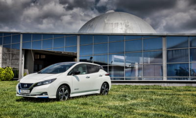 Nέο Nissan LEAF: το πρώτο σε πωλήσεις στον κόσμο, κορυφαίας τεχνολογίας, αμιγώς ηλεκτροκίνητο μηδενικών εκπομπών ρύπων αυτοκίνητο, έφτασε στην Ελλάδα! Το νέο Nissan LEAF, ένα πρωτοποριακό αυτοκίνητο που έχει ήδη ξεκινήσει μια δυναμική εμπορική πορεία στην Ευρώπη, τώρα διατίθεται και στην Ελλάδα από τη Nissan Νικ. Ι. Θεοχαράκης Α.Ε. Το νέο Nissan LEAF είναι η επόμενη γενιά του αμιγώς ηλεκτροκίνητου αυτοκινήτου μηδενικών εκπομπών ρύπων, με τις καλύτερες πωλήσεις στον κόσμο. Περισσότεροι από 300.000 πελάτες έχουν επιλέξει το πρώτης γενιάς LEAF, από το 2010 όπου και κυκλοφόρησε. Τώρα το ολοκαίνουργιο μοντέλο προσφέρει ακόμη μεγαλύτερη εμβέλεια, βελτιωμένο δυναμικό σχεδιασμό, κορυφαίες τεχνολογίες υποστήριξης του οδηγού και βελτιωμένη συνδεσιμότητα. Αφού ψηφίστηκε ως “Πράσινο” Αυτοκίνητο της Χρονιάς και έλαβε την υψηλότερη δυνατή βαθμολογία με πέντε αστέρια στην ασφάλεια, από το Πρόγραμμα Αξιολόγησης Νέων Αυτοκινήτων στην Ιαπωνία, τώρα έρχεται να προστεθεί στο “χαρτοφυλάκιο” του νέου Nissan LEAF και η κορυφαία βαθμολογία των 5 αστέρων στις πλέον αυστηρές δοκιμές ασφάλειας του ανεξάρτητου ευρωπαϊκού οργανισμού ασφάλειας, Euro NCAP. Ένας νέος τρόπος σκέψης Το Nissan LEAF είναι η ενσάρκωση του Nissan Intelligent Mobility. Είναι μια εντελώς νέα εμπειρία οδήγησης, σχεδιασμένη να μετακινεί τους ανθρώπους με μεγαλύτερη ευχαρίστηση, εμπιστοσύνη και σύνδεση με τον κόσμο γύρω τους. Αυτή η νέα πρόταση αγοράς, περιλαμβάνει τρεις κύριους πυλώνες : α) το Intelligent Power, που συγκροτείται από το νέο, προηγμένο e-powertrain 40kW του LEAF, με βελτιωμένη ενεργειακή απόδοση, αυξημένη ροπή αλλά και ισχύ εξόδου για πιο συναρπαστική οδήγηση, β) το Intelligent Driving, μια τεχνολογία που έχει σχεδιαστεί για να βελτιώνει την αυτοπεποίθηση του οδηγού, ενισχύοντας την ασφάλεια και μειώνοντας το στρες και γ) το Nissan Intelligent Integration , τη σύνδεση του αυτοκινήτου με την ευρύτερη κοινωνία και τα ενεργειακά δίκτυα, μέσω της μοναδικής τεχνολογίας αμφίδρομης χρέωσης. Πολύ περισσότερο από ένα 100% ηλεκτρικό όχημα, το νέο Nissan LEAF είναι μια κινητή μονάδα ισχύος που επιτρέπει στους κατόχους του να διαχειρίζονται τη χρήση ενέργειας, είτε μέσω λύσεων στο σπίτι, είτε στο γραφείο. Κομψή σχεδίαση που συναρπάζει Με συνολικό μήκος 4,49m, πλάτος 1,79m, ύψος 1,54m και μεταξόνιο 2,70m, το νέο Nissan LEAF διαθέτει ένα κομψό προφίλ, με “κοφτερή”, δυναμική εμφάνιση, όπως και εξαιρετική αεροδυναμική με συντελεστή οπισθέλκουσας (Cd) 0,28. Οποιοσδήποτε είναι εξοικειωμένος με το σχεδιασμό της Nissan, θα αναγνωρίσει αμέσως τους προβολείς σχήματος μπούμερανγκ, το “μέτωπο” εμπρός με τον χαρακτηριστικό σχεδιασμό V-motion, ενώ τα μπλε στοιχεία, όπως η μπροστινή μάσκα και το “καλούπωμα” του πίσω προφυλακτήρα, αναδεικνύουν τον 100% ηλεκτρικό, μηδενικών εκπομπών ρύπων, χαρακτήρα του αυτοκινήτου. Το νέο Nissan LEAF, διατίθεται στους εξής 10 εξωτερικούς χρωματισμούς: Arctic Solid White, Solid Red, Bronze Metallic, Gun Metallic, Spring Cloud, Silver Blade, Magnetic Red, Pearl Whit, Metallic Black και σε δίχρωμο με Pearl White στο αμάξωμα & Metallic Black στην οροφή. Οδηγοκεντρικό εσωτερικό Το νέο Nissan LEAF έχει ένα εντελώς ανασχεδιασμένο εσωτερικό, το οποίο εστιάζει στον οδηγό και συνδυάζει την έξυπνη χρήση του χώρου με την βέλτιστη λειτουργικότητα. Ο σχεδιασμός τύπου “πτερυγίων” χαρακτηρίζεται από την “ζωντανή” μπλε ραφή στα καθίσματα, το ταμπλό και το τιμόνι, δημιουργώντας μια χαλαρή ατμόσφαιρα, καθώς και μια αίσθηση υψηλής ποιότητας. Ο χώρος αποσκευών χωρητικότητας 435 λίτρων και το αναδιπλούμενο πίσω κάθισμα 60/40, προσφέρουν εντυπωσιακές επιλογές αποθήκευσης και μέγιστη χρηστικότητα, καθιστώντας το νέο Nissan LEAF το τέλειο οικογενειακό αυτοκίνητο. Η μέγιστη χωρητικότητα αποσκευών με πτυσσόμενα τα καθίσματα φτάνει τα 1.176 λίτρα. Μεγαλύτερη εμβέλεια, περισσότερος ενθουσιασμός Το νέο e-powertrain στο νέο Nissan LEAF προσφέρει ισχύ 110 kW και ροπή 320 Nm, βελτιώνοντας την επιτάχυνση από 0 έως 100 km / h στα 7,9 δευτερόλεπτα, γεγονός που το φέρνει στην κορυφή της κατηγορίας C ως προς την συγκεκριμένη επίδοσή του. Το νέο Nissan LEAF έχει μια εμβέλεια 378 km NEDC. Επιπλέον, το νέο Nissan LEAF είναι το πρώτο EV που υποβλήθηκε σε δοκιμές WLTP*, επιτρέποντας στους κατόχους του να οδηγούν έως και 415 χλμ. σε συνθήκες πόλης, με μία μόνο φόρτιση. Αυτή η διαδικασία μετρήσεων, αντικατοπτρίζει τις πραγματικές καταστάσεις στην οδήγηση, με μεγαλύτερη ακρίβεια. Αυτό σημαίνει ότι οι οδηγοί μπορούν να απολαμβάνουν μεγαλύτερες διαδρομές, διασυνδεδεμένες με το εκτεταμένο ευρωπαϊκό δίκτυο ταχείας φόρτισης CHAdeMO. Ο χρόνος φόρτισης από την στιγμή ειδοποίησης μέχρι το 80% (γρήγορη φόρτιση - 50kw) διαρκεί 40 με 60 λεπτά, ενώ είναι 7,5 ώρες από την στιγμή ειδοποίησης έως το 100% με το Wallbox των 7Kw. Προηγμένα χαρακτηριστικά ασφαλείας Το νέο Nissan LEAF προσφέρει στους οδηγούς πλήρη εμπιστοσύνη όσον αφορά την ασφάλεια. Τα στάνταρ χαρακτηριστικά από την αρχική έκδοση του μοντέλου, περιλαμβάνουν έξι αερόσακους (μπροστινούς, πλευρικούς και κουρτίνας), υποδοχή ISOFIX, σύστημα αντί-μπλοκαρίσματος φρένων (ABS), ηλεκτρονική κατανομή δύναμης πέδησης (EBD), υποβοήθηση πέδησης (BA) και σύστημα Hill Start Assist (HSA). Η αναγνώριση κυκλοφοριακών σημάτων και η προειδοποίηση Blind Spot είναι επίσης στάνταρ, όπως και η έξυπνη πέδηση έκτακτης ανάγκης με αναγνώριση πεζών και ποδηλάτων. Οι προηγμένες τεχνολογίες ασφάλειας όπως η Προειδοποίηση Αναχώρησης Λωρίδας, η Έξυπνη Παρέμβαση Εσφαλμένης Αλλαγής Λωρίδας και η Προειδοποίηση Πίσω Διασταυρούμενης Κυκλοφορίας, αποτελούν επίσης μέρος του στάνταρ εξοπλισμού του Nissan LEAF. Προηγμένες τεχνολογίες υποστήριξης οδηγού Το νέο Nissan LEAF είναι εξοπλισμένο με την πρωτοποριακή τεχνολογία Intelligent Mobility, συμπεριλαμβανομένης της βοήθειας του οδηγού ProPILOT για ασφαλέστερη και πιο άνετη οδήγηση, όπως και με το ProPILOT Park, για πλήρως αυτόνομο τρόπο στάθμευσης με το πάτημα ενός κουμπιού. Το ProPILOT έχει σχεδιαστεί για χρήση σε μία λωρίδα σε έναν αυτοκινητόδρομο και έχει βελτιστοποιηθεί για λειτουργία σε βαριά κυκλοφοριακή συμφόρηση, ή σε σενάρια οδήγησης σε αυτοκινητόδρομους ταχείας κυκλοφορίας. Ο οδηγός μπορεί να ενεργοποιήσει το ProPILOT τόσο εύκολα όσο ένα συμβατικό σύστημα ελέγχου ταχύτητας ταξιδιού (cruise control), ρυθμίζοντας την επιθυμητή ταχύτητα και απόσταση. Υποστηριζόμενο από Ραντάρ και Κάμερα, το ProPilot θα προσαρμόσει την ταχύτητα με βάση την προπορευόμενη κυκλοφορία και θα κρατήσει το αυτοκίνητο στο κέντρο της λωρίδας. Διαχειρίζεται ακόμα καταστάσεις κυκλοφοριακής συμφόρησης, καθιστώντας την καθημερινή μετακίνηση πιο χαλαρωτική και μειώνοντας την κόπωση του οδηγού. Σε κυκλοφοριακή συμφόρηση, εφαρμόζοντας την ίδια λογική, το ProPILOT θα διαχειρίζεται αυτόματα την απόσταση από το προπορευόμενο όχημα και θα εφαρμόζει τα φρένα για να φέρει το όχημα σε πλήρη στάση, εάν αυτό είναι απαραίτητο. Μετά την ακινητοποίηση, το όχημα θα παραμείνει στη θέση του, ακόμη και αν το πόδι του οδηγού δεν πατάει στο πεντάλ του φρένου. Μόλις ξεκινήσει η κυκλοφορία, το αυτοκίνητο θα ξαναρχίσει αυτόματα την οδήγηση. Αν η κυκλοφορία σταματήσει για περισσότερο από 3 δευτερόλεπτα, το ProPILOT θα ξεκινήσει με απλό πάτημα του πεντάλ γκαζιού ή με το άγγιγμα του τιμονιού. Το ProPILOT Park είναι μια λειτουργία αυτόματης στάθμευσης χωρίς χέρια και πόδια. Το ProPILOT Park λειτουργεί τόσο σε παράλληλο όσο και σε κάθετο χώρο στάθμευσης (προς τα εμπρός ή προς τα πίσω) και θα σταθμεύει εύκολα το νέο Nissan LEAF όταν ο οδηγός επιλέγει ένα από τα σημεία που προτείνει το σύστημα. Πατώντας το κουμπί ProPILOT Park, το νέο Nissan LEAF θα διαχειριστεί πλήρως τις διαδικασίες στάθμευσης και θα εφαρμόσει αυτόματα το χειρόφρενο, όταν ολοκληρωθεί ο ελιγμός. Video με την τεχνολογία ProPILOT της Nissan στο νέο Nissan LEAF, μπορείτε να δείτε κάνοντας κλικ στο https://youtu.be/AjAAvIJ4YsM Το e-Pedal Η νέα επαναστατική τεχνολογία e-Pedal του Nissan LEAF αλλάζει τον τρόπο με τον οποίο οι άνθρωποι οδηγούν επιτρέποντας την επιτάχυνση, την επιβράδυνση και την πλήρη στάση με την απλή αύξηση ή μείωση της πίεσης που ασκείται στο γκάζι. Απελευθερώνοντας το γκάζι, το αυτοκίνητο θα επιβραδύνει και θα φτάσει σε πλήρη στάση, ακόμη και αν βρίσκεται σε ανηφορικό σημείο, χωρίς να χρειαστεί να πιέσετε το πεντάλ του φρένου. Με ρυθμό επιβράδυνσης έως και 0.2G, το e-Pedal εξαλείφει την ανάγκη οι οδηγοί να μετακινούν συνεχώς το πόδι τους από το γκάζι στο πεντάλ του φρένου για να επιβραδύνουν ή να σταματήσουν. Αυτό βοηθάει στην μείωση της κούρασης και της πίεσης στην καθημερινή οδήγηση στην πόλη, επιτρέποντας στον οδηγό να χρησιμοποιεί το πεντάλ του φρένου έως 90% λιγότερο από τα συμβατικά αυτοκίνητα. Κορυφαίο Infotainment Η νέα βελτιωμένη οθόνη 7 ιντσών, πλήρους χρώματος (TFT) του Nissan LEAF, απεικονίζει βασικά χαρακτηριστικά λειτουργιών, συμπεριλαμβανομένου του ηχοσυστήματος και της πλοήγησης. Η τελευταία έκδοση του Συστήματος Πλοήγησης Nissan Connect EV περιλαμβάνει συνδεσιμότητα Bluetooth και ραδιόφωνο DAB. Εκτός από τις τυπικές λειτουργίες πλοήγησης, περιλαμβάνει επίσης πληροφορίες σε πραγματικό χρόνο για τα πλησιέστερα σημεία φόρτισης. Τα Apple CarPlay και Android Auto είναι επίσης διαθέσιμα για βελτιωμένη συνδεσιμότητα (ανάλογα με την αγορά). Ένα από τα πιο δημοφιλή χαρακτηριστικά του LEAF, έγκειται στη δυνατότητα να ρυθμίσετε τον κλιματισμό του αυτοκινήτου και να τον ενεργοποιήσετε σε μια συγκεκριμένη ώρα, θερμαίνοντας ή δροσίζοντας το αυτοκίνητο, πριν ξεκινήσετε για ένα ταξίδι. Αυτό επιτρέπει στους κατόχους του LEAF να εξοικονομούν μπαταρία, φορτίζοντας ή ψύχοντας το αυτοκίνητο ενόσω φορτίζεται από το δίκτυο παροχής ισχύος. Το Νέο Nissan LEAF είναι διαθέσιμο στην Ελληνική αγορά με τιμή που ξεκινά από τις 32.990€. * Σύμφωνα με τους όρους που ορίζει η νομοθεσία της ΕΕ, η εργαστηριακή δοκιμή της Παγκοσμίως Εναρμονισμένης Διαδικασίας Δοκιμής Ελαφρών Οχημάτων (WLTP) χρησιμοποιείται για τη μέτρηση της κατανάλωσης καυσίμου και των εκπομπών CO2 από τα επιβατικά αυτοκίνητα, καθώς και των εκπομπών ρύπων τους.