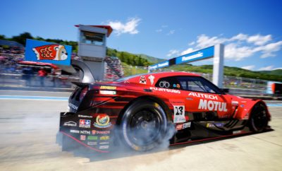 Η Nissan πήρε τη νίκη στο Super GT, στην πίστα του Fuji Speedway “Χρυσή” νίκη για τη Nissan κατά τη διάρκεια της "Χρυσής Εβδομάδας" στην Ιαπωνία, στον τελευταίο γύρο του πρωταθλήματος Super GT με τους Ronnie Quintarelli και Tsugio Matsuda να κατακτούν την πρώτη τους νίκη για το τρέχον έτος. Το πλήρωμα ξεκίνησε τρίτο, με τον Quintarelli να κατέχει το προβάδισμα του αγώνα, πριν από το τέλος του πρώτου γύρου, την περασμένη Παρασκευή. Παρά το γεγονός ότι έχασε το προβάδισμα προς το τέλος της πρώτης στάσης του αγώνα, εντούτοις το Ιταλο-Ιαπωνικό δίδυμο έδωσε σκληρή μάχη. Ο γρήγορος γύρος του Matsuda πριν από τη δεύτερη στάση, σε συνδυασμό με έναν εκπληκτικό γύρο από το Quintarelli, έθεσε τα θεμέλια για την νίκη του Νο 23 GT-R. Από εκεί και πέρα, ήταν μόνο θέμα διατήρησης των ελαστικών, μέχρι την καρό σημαία του τερματισμού. Στιγμιότυπα από την συναρπαστική εκκίνηση του GT R GT500 στο Fuji Speedway, μπορείτε να δείτε στο https://youtu.be/n7s6MfEb3iU