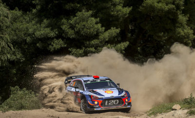 Θρίαμβος για τη Hyundai στο Rally de Portugal • Η Hyundai Motorsport κατακτά τη δεύτερη νίκη της στο Παγκόσμιο Πρωτάθλημα Ράλι 2018 (WRC) μετά την εξαιρετική απόδοση του Thierry Neuville και του συνοδηγού του Nicolas Gilsoul • Το αποτέλεσμα σηματοδοτεί τον πρώτο θρίαμβο της Hyundai Motorsport στο Rally de Portugal και την ένατη νίκη για την ομάδα στο WRC • Ο Dani Sordo τερμάτισε πέμπτος μετά από ποινή δέκα δευτερολέπτων για παράβαση Η Hyundai Motorsport κατέκτησε σημαντική νίκη στο Rally de Portugal, τον έκτο γύρο του Παγκοσμίου Πρωταθλήματος Ράλι (WRC) του 2018, με τον Thierry Neuville και τον συνοδηγό του Nicolas Gilsoul 40 δευτερόλεπτα μπροστά από τον Elfyn Evans της M-Sport Ford. Σε ένα σκληρό ράλι, με πολλούς αγωνιζόμενους να αντιμετωπίζουν προβλήματα, οι επιδόσεις του Neuville τον οδήγησαν στην όγδοη νίκη της καριέρας του και τη δεύτερη του έτους έως τώρα στο WRC. Είναι η ένατη συνολικά νίκη για τη Hyundai Motorsport καθώς η ομάδα διατηρεί το προβάδισμα του πρωταθλήματος των κατασκευαστών. Ο Dani Sordo τερμάτισε στην πέμπτη θέση, αφού πάλεψε σθεναρά για το τρίτο του βάθρο στη σεζόν. Μαζί με τον συνοδηγό του Carlos del Barrio, ο Ισπανός έλαβε ποινή δέκα δευτερολέπτων για μια προφανή παραβίαση των κανονισμών κατά τη διάρκεια της Porto Street Stage. Η προκύπτουσα απώλεια χρόνου τον απέκλεισε από την πρώτη τριάδα. Ο Andreas Mikkelsen, ο οποίος είχε επανενταχθεί στο Ράλι 2, το Σάββατο μετά από τεχνικά ζητήματα που τον ανάγκασαν να σταματήσει την Παρασκευή το απόγευμα, συνέχισε κανονικά να αγωνίζεται μέχρι το τέλος. Ο Νορβηγός συνοδηγός του Anders Jæger συγκέντρωσε πολύτιμους πόντους για τις προσπάθειες της ομάδας για το πρωτάθλημα των κατασκευαστών. Η Hyundai Motorsport συνεχίζει να οδηγεί το πρωτάθλημα των κατασκευαστών με 175 πόντους, αλλά ελαφρώς προπορευόμενη από την M-Sport Ford (162). Το αποτέλεσμα του Neuville τον τοποθετεί στην κορυφή της κατάταξης των οδηγών με 119 πόντους μπροστά από τον Sébastien Ogier. Ο Team Principal κ. Michel Nandan, δήλωσε: "Ήταν ένα πολύ ανταγωνιστικό Σαββατοκύριακο για την ομάδα μας και χαίρομαι που πήραμε την πρώτη μας νίκη στο Ράλι Πορτογαλίας. Ο Thierry και ο Nicolas έκαναν ένα εξαιρετικό αγώνα όλες τις μέρες. Είχαν έναν εξαιρετικό ρυθμό που τους επέτρεψε να ελέγχουν τα πράγματα από την αρχή μέχρι το τέλος. Συνεχίζουμε να προπορευόμαστε στο πρωτάθλημα και ο Thierry κινείται στην κορυφή της κατάταξης των οδηγών. Η Σαρδηνία θα είναι ένας πολύ δύσκολος αγώνας, αλλά θα είμαστε έτοιμοι. " Συνολική Τελική Κατάταξη – Rally de Portugal 1 T. Neuville N. Gilsoul Hyundai i20 Coupe WRC 3:49:46.6 2 E. Evans D. Barritt Ford Fiesta WRC +40.0 3 T. Suninen M. Markkula Ford Fiesta WRC +47.3 4 E. Lappi J. Ferm Toyota Yaris WRC +54.7 5 D. Sordo C. del Barrio Hyundai i20 Coupe WRC +1:00.9 6 M. Østberg T. Eriksen Citroën C3 WRC +3:33.5 7 C. Breen S. Martin Citroën C3 WRC +5:23.0 8 P. Tidemand J. Andersson Škoda Fabia R5 +14:10.8 9 L. Pieniazek P. Mazur Škoda Fabia R5 +16:17.3 10 S. Lefebvre G. Moreau Citroën C3 R5 +16:34.3 ... ... ... ... ... 16 A. Mikkelsen A. Jæger Hyundai i20 Coupe WRC + 24:44.4 2018 Παγκόσμιο Πρωτάθλημα Ράλι FIA _ Κατάταξη Κατασκευαστών - Μετά τον 6ο γύρο 1 Hyundai Shell Mobis World Rally Team 175 2 M-Sport Ford World Rally Team 162 3 Toyota Gazoo Racing World Rally Team 140 4 Citroën Total Abu Dhabi World Rally Team 111 2018 Παγκόσμιο Πρωτάθλημα Ράλι FIA _ Κατάταξη Οδηγών - Μετά τον 6ο γύρο 1 T. Neuville 119 2 S. Ogier 100 3 O. Tanak 72 4 D. Sordo 58 5 E. Lappi 57 6 A. Mikkelsen 54 7 E. Evans 45 8 K. Meeke 43 9 J.M Latvala 31 10 C. Breen 26 11 T. Suninen 23 12 M. Østberg 16 13 S. Loeb 15 14 P. Tidemand 11 15 H. Paddon 10