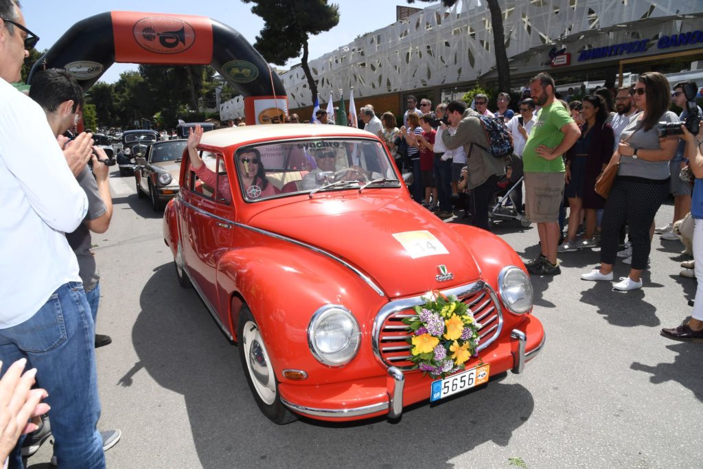 Ξεπέρασε κάθε προηγούμενο η επιτυχία του 13ου ΓΥΡΟΥ ΚΗΦΙΣΙΑΣ "ΑΝΤΙΚΕΣ & ΛΟΥΛΟΥΔΙΑ - ΙΩΑΝΝΗΣ ΛΑΔΑΚΗΣ". 100 συμμετέχοντες παρέλασαν με τις πανέμορφες αντίκες τους στους δρόμους της Κηφισιάς, στολισμένες με πολύχρωμα στεφάνια - προσφορά της Ανθοκομικής Έκθεσης. Τα αυτοκίνητα αρχικά συγκεντρώθηκαν στην πλατεία Ελαιών όπου είχε την ευκαιρία να τα θαυμάσει το κοινό. Εκεί βρέθηκαν και τα τηλεοπτικά συνεργεία της ΕΡΤ, του ALPHA και του STAR που κατέγραψαν την εκδήλωση και πήραν συνέντευξη από τον πρόεδρο της ΦΙΛΠΑ κ. Τάκη Φωτεινόπουλο αλλά και από πολλούς συμμετέχοντες. Τα πληρώματα μετά από μια μικρή αλλά όμορφη διαδρομή μέσα από την Κηφισιά, κατέληξαν στο φιλόξενο Κτήμα Αριάδνη στη Βαρυμπόμπη όπου απόλαυσαν ένα πλούσιο, γευστικό γεύμα. Κατά γενική ομολογία η εκδήλωση ήταν απόλυτα πετυχημένη και οι συμμετέχοντες έφυγαν πολύ ευχαριστημένοι και με την ευχή να επαναληφθεί η εκδήλωση και του χρόνου με τις ίδιες προδιαγραφές και την ίδια επιτυχία.