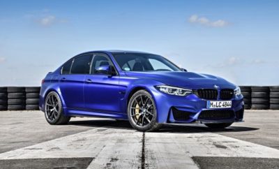 Η BMW M GmbH παρουσιάζει μία ακόμα αποκλειστική, ειδική έκδοση περιορισμένης παραγωγής, με τη μορφή της νέας BMW M3 CS (κατανάλωση μικτού κύκλου: 8,3 l/100 km*, εκπομπές CO2 στο μικτό κύκλο: 194 g/km*). Με έντονη σπορ παρουσία, η νέα M3 CS συνεχίζει την μακροχρόνια παράδοση των επιτυχημένων ειδικών εκδόσεων Μ, που ξεκίνησε το 1988 με την E30 BMW M3 Evolution. Ταυτόχρονα, το τετράθυρο sedan υψηλών επιδόσεων προσφέρει ένα τέλειο κοκτέιλ δυναμισμού και καθημερινής πρακτικότητας. Ο ισχυρός 3-λιτρος κινητήρας ξεπερνά τις επιδόσεις της M3 με Competition Package κατά 10 ίππους, φτάνοντας τα 460 hp. Η προηγμένη τεχνολογία M TwinPower Turbo προσφέρει στην M3 CS επιτάχυνση 0 - 100 km/h σε μόλις 3,9 δευτερόλεπτα. Η τελική ταχύτητα της νέας, ειδικής έκδοσης που προσφέρεται στάνταρ με το M Driver’s Package, περιορίζεται από τον ηλεκτρονικό κόφτη στα 280 km/h. Με δύο υπερσυμπιεστές mono-scroll, εναλλάκτη αέρα, High Precision Injection, μεταβλητό χρονισμό βαλβίδων VALVETRONIC και πλήρως μεταβλητό χρονισμό εκκεντροφόρων Double-VANOS, ο εξακύλινδρος εν σειρά κινητήρας στοχεύει μεν σε κορυφαίες επιδόσεις, αλλά έχει σχεδιαστεί επίσης με γνώμονα την πλούσια ροπή από χαμηλές στροφές και την εξαιρετική απόδοση (κατανάλωση μικτού κύκλου: 8,3 l/100 km*, εκπομπές CO2 στο μικτό κύκλο: 194 g/km*). Πιέζοντας το νέο, κόκκινο μπουτόν start/stop ενεργοποιείται ο κινητήρας, συνοδεία ενός συναρπαστικού ήχου από τη νέα, ειδικά ρυθμισμένη σπορ εξάτμιση της νέας BMW M3 CS – με τέσσερις απολήξεις εξαγωγής. Η νέα BMW M3 CS είναι στάνταρ εξοπλισμένη με το 7άρι κιβώτιο διπλού συμπλέκτη M Double Clutch Transmission (M DCT) με Drivelogic. Το προηγμένο κιβώτιο έχει ανεξάρτητο ψυγείο λαδιού και προσφέρει αυτόματες αλλαγές σχέσεων αλλά και μηχανικές από τα σχετικά χειριστήρια (paddles) στο τιμόνι. Οι σχέσεις αλλάζουν σε κλάσματα του δευτερολέπτου, χωρίς διακοπή στη ροή ισχύος, αλλά χρησιμοποιείται μία μακριά έβδομη σχέση για να κρατά τις στροφές χαμηλά και να ελαχιστοποιεί την κατανάλωση σε μεγάλα ταξίδια στον αυτοκινητόδρομο. Η ανάρτηση της νέας BMW M3 CS θυμίζει αυτή της M3 με Competition Package. Οι σύνδεσμοι και τα ακραξόνια τόσο στον εμπρός όσο και στον πίσω άξονα κατασκευάζονται από σφυρήλατο αλουμίνιο, γι’ αυτό και είναι πανάλαφρα. Έτσι, οι μη αναρτώμενες μάζες είναι περιορισμένες, προς όφελος της δυναμικής συμπεριφοράς. Η M3 CS εφοδιάζεται στάνταρ με ανάρτηση Adaptive M, της οποίας η γεωμετρία έχει ρυθμιστεί για βελτιστοποιημένες επιδόσεις στο δρόμο και στην πίστα. Την καλύτερη δυνατή πρόσφυση σε όλες τις οδηγικές συνθήκες εξασφαλίζουν το σύστημα DSC (Dynamic Stability Control) – που περιλαμβάνει M Dynamic Mode – και το Active M Differential. Τα συστήματα ελέγχου για την ανάρτηση Adaptive M, το DSC και το Active M Differential (ενεργό διαφορικό Μ) έχουν τροποποιηθεί σύμφωνα με τις δυναμικές απαιτήσεις της BMW M3 CS, όπως και το σετάρισμα του ηλεκτρομηχανικού συστήματος διεύθυνσης. Ο οδηγός έχει τη δυνατότητα να προσαρμόσει τις ρυθμίσεις των συστημάτων διεύθυνσης και ανάρτησης στις προσωπικές του προτιμήσεις ή απαιτήσεις της εκάστοτε διαδρομής. Οι ζάντες ελαφρού κράματος αλουμινίου (μπροστά: 9 J x 19, πίσω: 10 J x 20) συμπεριφέρονται άριστα στην αγωνιστική πίστα, και εφοδιάζονται (στάνταρ) με ελαστικά Michelin Pilot Sport Cup 2 (εμπρός: 265/35 R 19, πίσω: 285/30 R 20). Τα ημι-σλικ ελαστικά που έχουν έγκριση για χρήση στο δρόμο, προσφέρουν ασυναγώνιστη πρόσφυση και ανώτερη πλευρική ευστάθεια στις υψηλές ταχύτητες στην πίστα. Η M3 CS μπορεί επίσης να παραγγελθεί με ελαστικά δρόμου Michelin Sport. Στο εσωτερικό της νέας BMW M3 CS, η δίχρωμη, δερμάτινη επένδυση των καθισμάτων σε Silverstone/Black και Alcantara δημιουργεί ένα ακαταμάχητο περιβάλλον που ξεχειλίζει από σπορ γοητεία και αναμφισβήτητη ποιότητα. Κανείς οδηγός μιας M3 CS δεν χρειάζεται να στερηθεί απολαύσεις της ζωής, όπως ο αυτόματος έλεγχος κλιματισμού, το σύστημα ήχου Harman Kardon surround και το Σύστημα Πλοήγησης Professional, που προσφέρονται στάνταρ. Στο εξωτερικό, οι σχεδιαστές της BMW M GmbH χάρισαν στη νέα M3 CS μία εμφάνιση που υποδηλώνει τις σπορ προθέσεις της. Το στοιχείο ταυτότητας του εμπρός τμήματος μαζί με τους προηγμένους, προηγμένους δίδυμους προβολείς LED είναι η εμπρός ποδιά με μεγάλους αεραγωγούς τριών τμημάτων. Η διακριτική αεροτομή Gurney πίσω έχει σχεδιαστεί ειδικά για τη νέα M3 CS, και συνεργάζεται με το εμπρός splitter και τον πίσω διαχύτη για ελαχιστοποίηση της δυναμικής άνωσης. Τα εξαρτήματα αυτά κατασκευάζονται από ελαφρύ και εξαιρετικά άκαμπτο high-tech πλαστικό ενισχυμένο με ανθρακονήματα (CFRP), όπως το καπό και η οροφή της νέας BMW M3 CS. Οι παραγγελίες για τη νέα BMW M3 CS θα ξεκινήσουν από τον Ιανουάριο του 2018. Η κατασκευή της ειδικής έκδοσης θα περιοριστεί σε 1.200 αντίτυπα λόγω παραγόντων που έχουν σχέση με την παραγωγή, η οποία θα ξεκινήσει από το Μάρτιο του 2018.