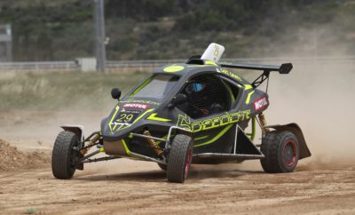 EKO Racing Dirt Games: Επίσημη πρώτη! Σε ένα εντυπωσιακό σκηνικό, εντός του Ιπποδρόμου Αθηνών στο Μαρκόπουλο ολοκληρώθηκε λίγο νωρίτερα ο πρώτος γύρος του EKO Racing Dirt Games 2018. Η πρώτη συνάντηση του θεσμού βρήκε 43 αγωνιζόμενους να αγωνίζονται σε ζευγάρια στην παράλληλη χωμάτινη διαδρομή μήκους 2,6 χιλιομέτρων, στην οποία την 1η Ιουνίου θα αγωνιστούν και τα πληρώματα που θα εκκινήσουν στο EKO Ράλλυ Ακρόπολις 2018. Ανάμεσα στους συμμετέχοντες με χωμάτινες φόρμουλες, από νωρίς το πρωί ξεχώρισε ο Νίκος Αθηναίος, ο οποίος οδηγώντας «καθαρά» το Speedcar Xtrem των 750 κ.εκ. σημείωσε τον ταχύτερο χρόνο στα τρία από τα τέσσερα περάσματα, επικρατώντας δίκαια με συνολικό χρόνο 6:07.175 . Πίσω του, στην κατηγορία των 750 κ.εκ. ακολούθησε ο Χαράλαμπος Γαζετάς με ίδιο μονοθέσιο και χρόνο 6:10.951, ενώ το βάθρο συμπλήρωσε ο Μιχάλης Τακιδέλης, επίσης με Speedcar Xtrem και χρόνο 6:14.983. Στην αμέσως μικρότερη κατηγορία, αυτήν των 600 κ.εκ. τη νίκη πήρε ο Γιάννης Χεκιμιάν με Speedcar Xtrem, ο οποίος πέτυχε τους τρεις κορυφαίους χρόνους στα συνολικά τέσσερα περάσματα (6:10.916). Τον ακολούθησε ο Γιώργος Ζυμαρίδης με SR Kartcross (6:15.713), ο οποίος κέρδισε το πρώτο σκέλος, με τρίτο τον Κωνσταντίνο Χριστόπουλο με Speedcar Xtrem και συνολικό χρόνο 6:17.850. Στην Open, με τις πρωτότυπες χωμάτινες φόρμουλες επικράτησε ο Μάνος Στεφανής με Speedcar 2 και συνολικό χρόνο 6:31.971 . Στο βάθρο τον ακολούθησαν οι Ελευθέριος Κραλής και Νικήτας Κολοβός, αμφότεροι με Maxxis Team Baraccuda. Στον πρώτο γύρο του EKO Racing Dirt Games 2018 συμμετείχαν και αυτοκίνητα των κατηγοριών Ν, Α, και Ε και R, κάποια εκ των οποίων σε μια «πρόβα» για την υπερειδική διαδρομή του ΕΚΟ Ράλλυ Ακρόπολις. Νικητής στην κατηγορία έως 1.600 κ.εκ. αναδείχτηκε ο Κωνσταντίνος Μαχαίρας με Citroen Saxo VTS (6:54.888), στη μεγαλύτερη, έως τα 2.000 κ.εκ., ο Θεόδωρος Βουτσάς με ένα VW Golf GTI (6:59.460), ενώ στην άνω των 2.000 κ.εκ. ο Κωνσταντίνος Σαμαράς με Mitsubishi Lancer EVO IX, ο οποίος κινήθηκε πολύ γρήγορα όπως αποτυπώνεται και από το συνολικό του χρόνο (6:20.169). Ήταν ο πρώτος από τους πέντε αγώνες του ΕΚΟ Racing Dirt Games 2018, ο οποίος φιλοξενήθηκε στον Ιππόδρομο Αθηνών στο Μαρκόπουλο και που, πέρα από τον αναμενόμενα υψηλό ανταγωνισμό, χαρακτηρίστηκε -για ακόμα μια φορά- από το κατά γενική ομολογία ευχάριστο κλίμα μεταξύ όλων των αγωνιζομένων. Η επόμενη συνάντηση είναι προγραμματισμένη για τις 15-16 Σεπτεμβρίου, με «πεδίο βολής» αυτήν τη φορά την πίστα «Διαδρόμιο» στο Σπαθοβούνι. Ο θεσμός για το 2018... τρέχει με την premium βενζίνη EKO Racing 100 και με τα φτερά του Red Bull, ενώ τον υποστηρίζουν η Subaru Greece Πλειάδες Motors και η USAG Greece. Χορηγός τεχνολογίας είναι η Garmin Greece, η Racecraft είναι χορηγός εξοπλισμού, με την COSMOTE TV και το περιοδικό 4Troxoi να έχουν αναλάβει το ρόλο των χορηγών επικοινωνίας, ενώ το συνδρομητικό κανάλι καλύπτει το θεσμό τηλεοπτικά!