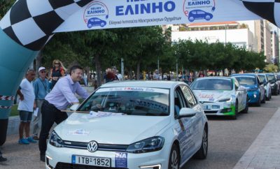 Το Volkswagen e-Golf στην 1η θέση του “Hi-Tech EKO Mobility Rally 2018” • Το ηλεκτρικό Volkswagen e-Golf στην 1η θέση του “Hi-Tech EKO Mobility Rally 2018”, αγώνα με ηλεκτρικά και υβριδικά αυτοκίνητα που διεξήχθηκε στη Θεσσαλονίκη • Το e-Golf κέρδισε και το διαγωνισμό κατανάλωσης ενέργειας, με αντίπαλους τόσο ηλεκτρικά όσο και υβριδικά μοντέλα • Ο αγώνας διοργανώθηκε από το ΕΛ.ΙΝ.Η.Ο., συγκεντρώνοντας και διεθνείς συμμετοχές Με θρίαμβο του e-Golf, ολοκληρώθηκε το «Hi-Tech EKO Mobility Rally 2018». Το ηλεκτρικό μοντέλο της Volkswagen, επίσημη συμμετοχή της Kosmocar στον αγώνα, κατέκτησε την 1η θέση στη γενική κατάταξη των ηλεκτρικών αυτοκινήτων, μετά από συναρπαστική μάχη με έντονο ανταγωνισμό. Παράλληλα, το e-Golf κατέκτησε την 1η θέση και στο διαγωνισμό κατανάλωσης ενέργειας (ενεργειακή κατάταξη) ανάμεσα τόσο σε ηλεκτρικά όσο και υβριδικά οχήματα. Ο αγώνας, που τελεί υπό την αιγίδα της FIA και συμπεριλαμβάνεται στο επίσημο καλεντάρι του Electric and New Energy Championship, διοργανώθηκε από το Ελληνικό Ινστιτούτο Ηλεκτροκίνητων Οχημάτων (ΕΛ.ΙΝ.Η.Ο.), στις 26-27 Μαΐου, στη Θεσσαλονίκη. Την εκκίνηση έδωσε ο Περιφερειάρχης Κεντρικής Μακεδονίας Απόστολος Τζιτζικώστας, μπροστά από το άγαλμα του Μεγάλου Αλεξάνδρου, ενώ ο τερματισμός έγινε στο Δημαρχιακό Μέγαρο Θεσσαλονίκης. Το e-Golf, με πλήρωμα τους Θωμά Παπαπάσχο και Γιάννη Χαρπίδη, βρέθηκε από νωρίς στην πρωτοπορία και παρέμεινε στην 1η θέση μέχρι το τέλος. Κάλυψε απροβλημάτιστα τα 262,95 χλμ. ειδικών διαδρομών, αποδεικνύοντας ότι μπορεί να φτάσει την ονομαστική αυτονομία των 300 χλμ. ακόμα και στις δύσκολες και απαιτητικές από πλευράς ωραρίων, συνθήκες ενός αγώνα. Το Hi-Tech EKO Mobility Rally 2018 είχε πολύ ενδιαφέρον από άποψη συμμετοχών, συγκεντρώνοντας γνωστά πληρώματα και από το εξωτερικό. Ανάμεσά τους, οι Ιταλοί πρωταθλητές του 2017, Kofler - Gaioni με Tesla S90D και οι Dedikοv - Dedikova από τη Βουλγαρία, με Renault Zoe. Συνολικά, τη σημαία εκκίνησης είδαν 9 ηλεκτρικά (BEV) και 6 υβριδικά οχήματα, ανάμεσά τους και BMW i3 με range extender, Toyota Auris, Zhidou D2. Το e-Golf αρχικά κατέκτησε την 1η θέση στο διαγωνισμό ενεργειακής απόδοσης, καταναλώνοντας 20% λιγότερες kWh ενέργειας από τους ανταγωνιστές του, ανάμεσά τους και κατεξοχήν αυτοκίνητα πόλης. Η συνολική μέση κατανάλωση του e-Golf στη διαδρομή των 262,95 χλμ. ήταν μόλις 9,7 kWh/100χλμ., που μεταφράζεται σε κόστος κίνησης σημαντικά μικρότερο των 2 € / 100χλμ.! Όσο ξεκάθαρη ήταν η επικράτηση του e-Golf στο διαγωνισμό κατανάλωσης ενέργειας, τόσο αμφίρροπος αποδείχθηκε ο διήμερος αγώνας. Οι Παπαπάσχος-Χαρπίδης κατέκτησαν την 1η θέση μετά από συγκλονιστική μάχη με τους Kofler - Gaioni, με 361 βαθμούς ποινής έναντι 363 των Ιταλών πρωταθλητών του 2017. Είναι αξιοσημείωτο ότι οι 2 βαθμοί που χώρισαν τα δύο πληρώματα, αντιστοιχούν σε διαφορά μόλις 0,2 δευτερολέπτων, στο σύνολο του αγώνα.
