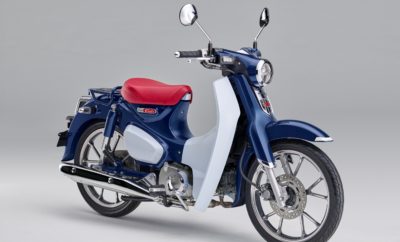 To Super Cub συνεχίζει την πορεία του στην Ευρώπη με τον ‘αέρα’ ενός παγκόσμιου best-seller. Διατηρεί τις διάσημες επιδόσεις του παραμένοντας προσιτό και με ένα μοναδικό διαχρονικό στυλ. Αξιοσημείωτα χαρακτηριστικά του είναι ένας ροπάτος κινητήρας 125cc, οι ομαλές και αθόρυβες ημιαυτόματες αλλαγές σχέσεων, το νέο, ανθεκτικό πλαίσιο, οι μεγάλες διαδρομές των αναρτήσεων, τα φώτα τεχνολογίας full LED και το Smart Key. Περιεχόμενα: 1 Εισαγωγή 2 Επισκόπηση 3 Κύρια χαρακτηριστικά 4 Τεχνικά χαρακτηριστικά 1. Εισαγωγή Το πρώτο Super Cub C100 παρουσιάστηκε το 1958, 10 χρόνια μετά την ίδρυση της Honda. Σχεδιασμένο από τον Soichiro Honda και τον επί μακρόν συνεργάτη του Takeo Fujisawa, είχε συγκεκριμένο σκοπό: ‘να προσφέρει χαρά παίζοντας χρήσιμο ρόλο στα ζωές των ανθρώπων’. Σχεδόν 60 χρόνια αργότερα, το 2017, το Super Cub πέτυχε ένα σημαντικό ορόσημο παραγωγής με 100 εκατομμύρια μονάδες, που το ανέδειξε στο πιο δημοφιλές μηχανοκίνητο όχημα που έχε κυκλοφορήσει ποτέ στον κόσμο. Όλο αυτό το διάστημα, οι απλές αρετές του Super Cub - στυλ, αξιοπιστία, οικονομία και γνήσια πρακτικότητα – παρέμειναν αναλλοίωτες στο πέρασμα του χρόνου: αθόρυβα και διακριτικά, κατάφερε αυτό ακριβώς που επιθυμούσαν οι Soichiro και Takeo – να μυήσει και να υποστηρίξει τους ανθρώπους στο μοντέλο της προσωπικής μετακίνησης. Έχοντας γνώση του target group των αναβατών πόλεων – νεότερων αλλά και πιο ώριμων – που αναζητούν ένα παπί εμπνευσμένο από ρετρό φόρμες με πραγματική αξιοπιστία και εντυπωσιακό στυλ, η Honda αποκαλύπτει το Super Cub C125, μία εξέλιξη του θρυλικού παπιού και σηματοδοτεί το επόμενο κεφάλαιο στη μακροχρόνια ιστορία του, σχεδιασμένο για το σύγχρονο ρυθμό ζωής των μεγάλων πόλεων. Mr Tadamasa Maeda Large Project Leader (LPL) Super Cub C125: «Γνωρίζουμε ότι οι πελάτες μας, άντρες και γυναίκες, δίνουν ιδιαίτερη βαρύτητα στο προσωπικό στυλ και θέλουμε το νέο μας Super Cub C125 να αναβαθμίσει το lifestyle τους. Η διαχρονική του σχεδίαση εκφράζει αξία σε παγκόσμιο επίπεδο, ενώ έχουμε βελτιώσει τον κινητήρα και το πλαίσιο. Όπως ίσχυε και για τον ιδρυτή μας, η μεγαλύτερη χαρά μας είναι να έχουμε θετική επίδραση στην καθημερινή ζωή – και να χαρίζουμε χαμόγελα στα πρόσωπα όλων των κατόχων Super Cub όποτε και όπου το χρησιμοποιούν.» 2. Επισκόπηση Το Super Cub C125 ξεκινά ένα νέο κεφάλαιο στην θρυλική ιστορία ενός μοντέλου με παγκόσμια απήχηση, το οποίο πωλείται σε περισσότερες από 160 χώρες, και με τόσο άμεσα αναγνωρίσιμη εμφάνιση, ώστε ήταν το πρώτο όχημα στην Ιαπωνία στο οποίο δόθηκε τρισδιάστατο εμπορικό σήμα. Ενώ εμφανισιακά δεν αποκλίνει από τη κλασική φόρμα, μία αύξηση στην ισχύ και τη ροπή λόγω του κινητήρα 125cc βοηθά το Super Cub να μην εγκλωβίζεται στην κυκλοφορία της πόλης. Ο αυτόματος, φυγοκεντρικός συμπλέκτης έχει επίσης αναβαθμιστεί με κριτήριο την αυξημένη ισχύ και τις πολύ ομαλές, αθόρυβες αλλαγές σχέσεων. Το ατσάλινο πλαίσιο έχει αποκτήσει πρόσθετη ακαμψία, βελτιώνοντας την χρηστικότητα του Super Cub. Η μεγαλύτερη διαδρομή της εμπρός και πίσω ανάρτησης, οι τροχοί 17-ιντσών από χυτό αλουμίνιο και το εμπρός δισκόφρενο προσφέρουν μία ευέλικτη και γεμάτη αυτοπεποίθηση συμπεριφορά με εξαιρετική ισχύ φρεναρίσματος. Φωτισμός full LED προσδίδει μία σύγχρονη νότα, ενώ το Smart Key είναι ιδιαίτερα πρακτικό στην καθημερινότητα. Ιριδίζουσες αποχρώσεις αναδεικνύουν την ρετρό αισθητική του Super Cub C125, που διατίθεται σε: Pearl Niltava Blue Pearl Nebula Red 3. Κύρια Χαρακτηριστικά 3.1 Στυλ & Πλαίσιο • Έξυπνη εξέλιξη του κλασικού, καθαρού και διαχρονικού στυλ του Super Cub, και φωτισμός full LED • Εύχρηστο, με άνετη θέση οδήγησης και ομαλή, σταθερή συμπεριφορά • Μεγαλύτερη διαδρομή ανάρτησης, εμπρός πίσω τροχοί 17-ιντσών και εμπρός δισκόφρενο, μονοκάναλο ABS • Honda Smart Key με λειτουργία ‘ανταπόκρισης’ για καθημερινή ευκολία Το Super Cub 125 είναι σχεδιασμένο με γνώμονα μία λέξη, την ‘καθολικότητα’. Δηλαδή, πρέπει να μπορεί να χρησιμοποιείται από πολλούς και διαφορετικούς ανθρώπους. Βασικό στοιχείο αυτής της φιλοσοφίας είναι η εμπροσθοβαρής ‘σιλουέτα σχήματος S’, που ξεκινά πίσω από την ποδιά και καταλήγει στον πίσω λασπωτήρα, κάνοντας την πρόσβαση εύκολη υπόθεση. Το σύνολο αποπνέει μία αισθητική σαφήνεια και αίσθηση ποιότητας μέχρι την τελευταία λεπτομέρεια, με μία φίνα ισορροπία ανάμεσα στις λείες και απαλές καμπύλες και τις δυναμικές ακμές της ποδιάς και των λασπωτήρων στα φτερά. Το πίσω φτερό είναι πολύ λεπτό – και κατασκευάζεται από πρεσαριστό ατσάλι αντί για πλαστικό – τονίζοντας την κλασική σιλουέτα σχήματος ‘S’. Βασικό συστατικό του Super Cub από το πρώτο μοντέλο είναι το μπροστινό σύστημα που συγκεντρώνει διάφορα εξαρτήματα – πιρούνι, τιμόνι και ποδιά – σε ένα ενιαίο σύνολο. Στο πρώτο μοντέλο, το τιμόνι σε σχήμα γλάρου, ήταν ένα αξιοσημείωτο επιχείρημα πωλήσεων και το νέο Super Cub C125 – με το σφυρήλατο κωνικό τιμόνι με επικάλυψη χυτής καμπύλης ρητίνης περιλαμβάνει χειριστήρια, διακόπτες και όργανα – αποτυπώνει αυτό το - απαράμιλλης ομορφιάς - μοτίβο. Τα γκριπ τοποθετούνται σε μία φυσική, εύχρηστη θέση σε απόλυτη αρμονία με την όρθια θέση του αναβάτη, που εξασφαλίζει άριστη εμπρός και περιμετρική ορατότητα. Η χρήση αφρού ουρεθάνης μεγαλύτερης πυκνότητας και πάχους συγκριτικά με τα άλλα παπιά αναβαθμίζει την άνεση στη σέλα, η οποία είναι φαλτσοκομμένη στα εμπρός πλαϊνά τμήματα, για να φτάνουν πιο εύκολα τα πόδια του αναβάτη στο έδαφος. Όλος ο φωτισμός είναι νέας τεχνολογίας LED ενώ τα όργανα αναδεικνύουν το βάθος της συνολικής σχεδίασης με τους δύο φακούς να διαχωρίζονται από δύο χρωμιωμένους δακτυλίους. Ο εξωτερικός δακτύλιος φιλοξενεί το αναλογικό στροφόμετρο και προειδοποιητικά φώτα, και ο εσωτερικός μία διακριτική, ψηφιακή οθόνη. Μία νότα σύγχρονης εποχής είναι το Honda Smart Key. Βάλτε το στην τσέπη σας και ξεχάστε το, το Super Cub C125 είναι έτοιμο για εκκίνηση. Επίσης ελέγχει το immobiliser αποτρέποντας τους κλέφτες, και εφοδιάζεται με λειτουργία ‘ανταπόκρισης’ (answer back) μέσω της οποίας τα φλας αναβοσβήνουν πιέζοντας ένα μπουτόν για να βρίσκει ο αναβάτης εύκολα το όχημά του σε πολυσύχναστους χώρους στάθμευσης. Τέλος, προς τιμήν των προγόνων του (και υπογραμμίζοντας την ιστορία της Honda) το ιστορικό τρισδιάστατο λογότυπο ‘Old Wing’ κοσμεί το Smart Key. Απολαυστικό, ευκολοδήγητο: ένα ακόμα πλεονέκτημα του Super Cub που ενέπνευσε και ένα τραγούδι των Beach Boys τη δεκαετία του 196s (‘My little Honda’). Για να διατηρήσει την φυσική αξιοπιστία του και παράλληλα να αναβαθμιστεί για την έκδοση 125cc, το Super Cub C125 ξεκίνησε με βάση το σωληνωτό ατσάλινο πλαίσιο τύπου ραχοκοκαλιάς. Η ακαμψία έχει προσαρμοστεί στην ισχύ του μεγαλύτερου κυβισμού κινητήρα, ενώ το τιμόνι και η σέλα εδράζονται σε ελαστικές βάσεις. Τα μαρσπιέ φέρουν επίσης ελαστικά ένθετα. Η γωνία κάστερ και το ίχνος του τροχού έχουν ρυθμιστεί στα 26.5°/71mm με μεταξόνιο 1245mm. Το βάρος με τα υγρά είναι 109kg. Το εμπρός τηλεσκοπικό πιρούνι έχει διαδρομή 100mm, με δύο πίσω αμορτισέρ 84mm να απορροφούν τους κραδασμούς ενώ οι κομψοί τροχοί από χυτό αλουμίνιο 17-ιντσών προσδίδουν ευστάθεια και ακρίβεια διεύθυνσης. Το παπί είναι εξοπλισμένο με ελαστικά tubeless, διαστάσεων 70/90-17 μπροστά και 80/90-17 πίσω. Ένα εμπρός δισκόφρενο 220mm και μονοπίστονη δαγκάνα συνδυάζεται με πίσω ταμπούρο 130mm. 3.2 Κινητήρας Απλός, στιβαρός αξιόπιστος, οικονομικός: με δύο λόγια, ο κινητήρας του Super Cub C125. Ο αερόψυκτος, διβάλβιδος κινητήρας ψεκασμού καυσίμου SOHC 125cc έχει βελτιωθεί αισθητικά με ένα ματ μεταλλικό φινίρισμα και λεπτομέρειες χρωμίου που του χαρίζουν premium εμφάνιση, ενώ παράλληλα έχει αναβαθμιστεί εσωτερικά για βελτίωση της οδηγικής εμπειρίας. Ο θόρυβος από τον κινητήρα περιορίζεται στο ελάχιστο χάρη στη χρήση ελικοειδών πρωτευόντων γραναζιών και υψηλότερης ακρίβειας ρουλεμάν στροφάλου. Ρουλεμάν έχουν προστεθεί στον μύλο για πιο ομαλή αλλαγή σχέσεων. Ελαστικά ένθετα χρησιμοποιούνται και στο μοχλικό του επιλογέα (επίσης για μείωση του θορύβου) ενώ βελτιστοποιημένος αποσβεστήρας συμπλέκτη από καουτσούκ μειώνει τους κραδασμούς κατά τις αλλαγές. Η διάμετρος και η διαδρομή είναι στα 52.4 x 57.9mm, με αναλογία συμπίεσης 9.3:1. Η μέγιστη ισχύς 7.1kW αποδίδεται στις 7.500rpm, και η ροπή των 10,4Nm στις 5.000rpm. Οι καμπύλες ισχύος και ροπής είναι γραμμικές με πλούσια απόδοση από τις μεσαίες μέχρι τις υψηλές στροφές. Το κιβώτιο είναι 4τάχυτο και - σύμφωνα με την παράδοση του κλασικού Super Cub – οι αλλαγές σχέσεων γίνονται μέσω ενός αυτόματου, φυγοκεντρικού συμπλέκτη, χωρίς την ανάγκη για μανέτα. Με αυτό τον κινητήρα, το Super Cub C125 καλύπτει 66.7km/l (WMTC mode), απολαμβάνοντας αυτονομία περίπου 245km από ένα ρεζερβουάρ καυσίμου 3,7L. 4. Τεχνικά Χαρακτηριστικά ΚΙΝΗΤΗΡΑΣ Τύπος Αερόψυκτος SOHC τετράχρονος, διβάλβιδος Κυβισμός 125cc Διάμετρος x Διαδρομή 52.4 x 57.9mm Σχέση Συμπίεσης 9.3:1 Μέγιστη Ισχύς 7.1kW @ 7,500rpm Μέγιστη Ροπή 10.4Nm @ 5,000rpm Χωρητικότητα δοχείου λαδιού 1.0 litres ΣΥΣΤΗΜΑ ΚΑΥΣΙΜΟΥ Τροφοδοσία Ηλεκτρονικός ψεκασμός PGM-FI Χωρητικότητα ρεζερβουάρ καυσίμου 3.7 L Κατανάλωση 66.7km/litre (WMTC mode) ΗΛΕΚΤΡΙΚΟ ΣΥΣΤΗΜΑ Μίζα Ηλεκτρική Μπαταρία 12V-3.5AH ΜΕΤΑΔΟΣΗ Τύπος Συμπλέκτη Υγρός, πολύδισκος και αυτόματος, φυγοκεντρικός συμπλέκτης Τύπος κιβωτίου 4τάχυτο ΣΚΕΛΕΤΟΣ Τύπος Ατσάλινο τύπου μονής ραχοκοκαλιάς ΠΛΑΙΣΙΟ Διαστάσεις (ΜxΠxΥ) 1.915 x 720 x 1.000mm Μεταξόνιο 1.245mm Γωνία Κάστερ 26,5° Ίχνος τροχού 71mm Ύψος σέλας 780mm Απόσταση από το έδαφος 125mm Ακτίνα στροφής 2.0m Βάρος (πλήρως υγρών) 109kg ΑΝΑΡΤΗΣΗ Τύπος Εμπρός Τηλεσκοπικό πιρούνι 26mm Τύπος Πίσω Δύο αμορτισέρ ΤΡΟΧΟΙ Τύπος Εμπρός 10-ακτίνων από χυτό αλουμίνιο Τύπος Πίσω 10-ακτίνων από χυτό αλουμίνιο Ελαστικό εμπρός 70/90-17M/C 48P Ελαστικό πίσω 80/90-17M/C 50P ΦΡΕΝΑ Τύπος Εμπρός Μονός υδραυλικός δίσκος 220 mm Τύπος Πίσω Ταμπούρο 130mm ΦΩΤΙΣΜΟΣ Προβολέας LED Πίσω φως LED