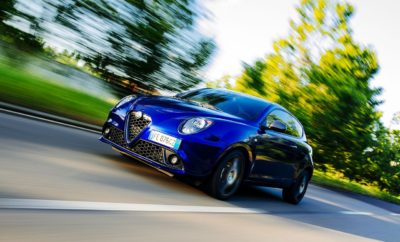 Η Alfa Romeo Mito Urban επέστρεψε έτοιμη να κατακτήσει τους δρόμους της πόλης, σε μια έκδοση με ακαταμάχητο urban στυλ και έξτρα εξοπλισμό! Σπορ αλλά και μεγαλοπρεπής, με τον δυναμικό σχεδιασμό και την απαράμιλλη ιταλική φινέτσα στην οποία μας έχει συνηθίσει η Alfa Romeo, η νέα Mito Urban είναι εμπλουτισμένη με χαρακτηριστικά που κάνουν τη διαφορά σε ένα μικρό αυτοκίνητο πόλης. Συγκεκριμένα, ο standard εξοπλισμός της νέας έκδοσης συμπεριλαμβάνει: σύστημα πλοήγησης με οθόνη αφής 5 ιντσών, Bluetooth, USB, αισθητήρες παρκαρίσματος, air-condition, ζάντες αλουμινίου 16 ιντσών, cruise control, αεροτομή, χρωμιωμένη απόληξη εξάτμισης και τιμόνι με χειριστήρια, κι όλα αυτά στην ιδιαίτερα ανταγωνιστική τιμή των €13.400 με τον βενζινοκινητήρα 1.4 78 ίππων και των €16.600 με τον κινητήρα diesel 1.3 95 ίππων, και με προνομιακή χρηματοδότηση. Το εξωτερικό design της Mito Urban παραμένει συμπαγές και σπορ, διατηρώντας το στυλ που έκανε το μοντέλο να ξεχωρίσει, ενώ οι νέες λεπτομέρειες προσδίδουν έναν ακόμα πιο έντονο και επιβλητικό urban χαρακτήρα. Ο νέος σχεδιασμός πέντε οπών στις ζάντες αλουμινίου, οι σατινέ χρωμιωμένες εξωτερικές χειρολαβές και το χρωμιωμένο ακροσωλήνιο της εξάτμισης δημιουργούν ένα μοναδικό αισθητικό αποτέλεσμα. Ο εσωτερικός χώρος είναι εμπνευσμένος από την ανάγκη του οδηγού να βιώνει συνεχώς νέα συναισθήματα, ενώ οι ανατρεπτικές λεπτομέρειες, το μαύρο ματ ταμπλό, τα προσεκτικά επιλεγμένα υλικά και το ασπρόμαυρο λογότυπο αποκαλύπτουν την μυστηριώδη «ψυχή» του Mito Urban. Φυσικά, η νέα έκδοση του μικρού μοντέλου που συμπλήρωσε μοναδικά την γκάμα της Alfa Romeo αναδεικνύει εξίσου επιτυχημένα το γόητρο της μάρκας, ενσωματώνοντας tech-friendly στοιχεία και εξοπλισμό απόλυτης ασφάλειας σε ένα αυτοκίνητο που σχεδιάστηκε για να δημιουργεί μια αληθινά ανώτερη οδηγική αίσθηση. Μια ελκυστική πρόταση με ασυναγώνιστο standard εξοπλισμό και προνομιακή χρηματοδότηση, για τους λάτρεις της ασυμβίβαστης ιταλικής ποιότητας που μόνο μια Alfa Romeo μπορεί να προσφέρει.