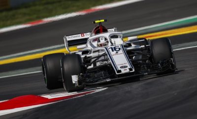 Η Alfa Romeo Sauber F1 Team ολοκλήρωσε θετικά το Σαββατοκύριακο, στο Καναδικό Grand Prix 2018 με το ένα μονοθέσιο, αυτό που οδηγούσε ο Charles Leclerc, στη 10αδα και το άλλο που οδηγούσε ο Marcus Ericsson στην 15αδα. Αμφότεροι οι οδηγοί είχαν δυνατή απόδοση και έκαναν καλή δουλειά στη διαχείριση των ελαστικών τους, στην απαιτητική πίστα Gilles Villeneuve. Ο Charles Leclerc αφότου κατετάγη 13ος το Σάββατο, οδήγησε σταθερά στον αγώνα και ανέβηκε στην κατάταξη για να τερματίσει τελικά 10ος πετυχαίνοντας έναν ακόμη βαθμό για την Alfa Romeo Sauber F1 Team. Ο Marcus Ericsson έκανε επίσης καλή δουλειά και επωφελήθηκε από την εξέλιξη του αγώνα για να τερματίσει τελικά 15ος παρότι στην αρχή καθυστέρησε λόγω κυκλοφοριακού. Η Alfa Romeo Sauber F1 Team βρίσκεται αυτή τη στιγμή στην 9η θέση του πρωταθλήματος κατασκευαστών. Ο Charles Leclerc στην 14η θέση του πρωταθλήματος οδηγών και ο Marcus Ericsson στην 17η. Η ομάδα ανυπομονεί για τους επόμενους αγώνες καθώς πήρε μια ώθηση στην αυτοπεποίθηση και στην προσήλωσή της μετά το πετυχημένο Σαββατοκύριακο στο Μόντρεαλ. Marcus Ericsson (μονοθέσιο Νο 9): C37 (Chassis 03/Ferrari) Αποτέλεσμα: 15ος. Εκκίνησε με την πάρα πολύ μαλακή γόμα μετά από 1 γύρο έβαλε την πολύ μαλακή. «Ήταν ένας σχετικά δύσκολος αγώνας για μένα. Στο πρώτο μισό του αγώνα υπέφερα πίσω από άλλα μονοθέσια και έχασα αρκετό χρόνο εκεί. Το δεύτερο μισό ήταν καλύτερο: Έκανα καλή δουλειά προφυλάσσοντας τα ελαστικά ώστε να φτάσω μέχρι το τέλος του αγώνα, αυτό ήταν θετικό. Το αποτέλεσμα είναι απογοητευτικό πρέπει να δουλέψω για να βελτιωθώ στις κατατακτήριες δοκιμές καθώς αυτός είναι ο τομέας στον οποίο αυτή τη στιγμή έχω περιθώριο βελτίωσης. Είμαι βέβαιος ότι θα βρούμε έναν τρόπο να καλυτερεύσω σ' αυτό τον τομέα, ανυπομονώ για τους επόμενους αγώνες. Charles Leclerc (μονοθέσιο Νο 16): C37 (Chassis 04/Ferrari) Αποτέλεσμα: 10ος. Εκκίνησε με την πάρα πολύ μαλακή γόμα, μετά από 19 γύρους έβαλε την πολύ μαλακή. «Ήταν ένας καλός αγώνας. Είμαι πολύ χαρούμενος για το αποτέλεσμα, κάνουμε σπουδαία δουλειά, εδώ και τέσσερις αγώνες βελτιωνόμαστε σταθερά. Είμαι περήφανος για την ομάδα και τη δουλειά του κάθε μέλους. Ήταν συναρπαστικό ν' ανακαλύψω την πίστα του Μόντρεαλ κα απόλαυσα την οδήγηση σ' αυτήν. Τώρα πρέπει ν' αξιοποιήσουμε όσα μάθαμε εδώ και να συνεχίσουμε σ' αυτό το θετικό μονοπάτι και στους επόμενους αγώνες. Frédéric Vasseur, Επικεφαλής Ομάδας: « Συνολικά ήταν ένα καλό Σαββατοκύριακο για μας. Είχαμε ξανά μονοθέσιο στο Q2 (Charles Leclerc), για 4η συνεχή φορά. Ο αγώνας επίσης ήταν καλός. Ο Charles κατάφερε να παραμείνει μπροστά από τους ανταγωνιστές του, κέρδισε θέσεις και ξανά βαθμό για την ομάδα. Ο Marcus έκανε επίσης καλή δουλειά αλλά δυστυχώς κόλλησε πίσω από ένα άλλο μονοθέσιο μετά το πιτ στοπ του. Η ομάδα έκανε ξανά πολύ καλή δουλειά, με πολύ γρήγορα πιτ στοπ. Όλα αρχίζουν ν' αποδίδουν συνδυαστικά και δείχνουν θετικά. Κάνουμε σωστά βήματα ως ομάδα. Πρέπει να μείνουμε συγκεντρωμένοι και να συνεχίσουμε να δουλεύουμε σ' αυτή την κατεύθυνση και για τους ερχόμενους αγώνες.