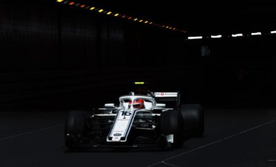 H Alfa Romeo Sauber F1 Team οδεύει προς τον Καναδά. Το Μόντρεαλ που φιλοξενεί τον 7ο αγώνα του φετινού πρωταθλήματος 2018 FIA Formula 1, είναι μια πόλη με παλμό. Ο αγώνας διεξάγεται στην περίφημη πίστα Gilles Villeneuve. Η διαδρομή χαρακτηρίζεται από μεγάλες ευθείες και ενδιαφέροντες συνδυασμούς στροφών. Η ομάδα προσεγγίζει το Σαββατοκύριακο με αισιοδοξία μετά τις ανταγωνιστικές εμφανίσεις και των δυο οδηγών στα προηγούμενα Grand Prix. Περιμένουμε η C37 να είναι ανταγωνιστική καθώς τα χαρακτηριστικά της πίστας ταιριάζουν με τα δυνατά σημεία του μονοθεσίου μας. Marcus Ericsson (μονοθέσιο Νο 9): "Ανυπομονώ να επιστρέψω στο Μόντρεαλ Το Σαββατοκύριακο του αγώνα είναι πάντοτε διασκεδαστικό. Είναι μια σπουδαία πίστα με μεγάλες ευθείες και σημεία βίαιου φρεναρίσματος που την καθιστούν πραγματικά ενδιαφέρουσα στην οδήγηση. Υπάρχουν μερικά τεχνικά σημεία αλλά και ο διάσημος ΄τοίχος των πρωταθλητών΄ που συνιστά μια ακόμη πρόκληση. Φτάνουμε σ' αυτό το Σαββατοκύριακο έχοντας πίσω μας μερικές δυνατές εμφανίσεις στους προηγούμενους αγώνες. Για μας είναι ενδιαφέρον να δούμε που βρισκόμαστε, σε μια πίστα τέτοιου είδους. Νομίζω ότι θα έχουμε μερικές καλές ευκαιρίες να αναμιχθούμε στις ψηλότερες θέσεις της κατάταξης. Ανυπομονώ να ξεκινήσει το Σαββατοκύριακο." Charles Leclerc (μονοθέσιο Νο 16): "Πραγματικά ανυπομονώ να πάω στον Καναδά. Η πίστα Gilles Villeneuve στο Μόντρεαλ είναι μια διαδρομή που δεν έχω αντιμετωπίσει ξανά. Την έχω οδηγήσει σε προσομοιωτή και το απόλαυσα ιδιαίτερα οπότε θα είναι σπουδαία εμπειρία να το ζήσω για πρώτη φορά. Έχουμε δει τη δυναμική μας τα προηγούμενα Σαββατοκύριακα και η χάραξη αυτής της πίστας πρέπει να μας επιτρέψει να είμαστε ανταγωνιστικοί. Θα είναι ένα ενδιαφέρον Σαββατοκύριακο." Δεδομένα πίστας: Η διαδρομή Gilles Villeneuve στο νησάκι της Παναγίας είναι συνδυασμός δημόσιων δρόμων και πίστας αγώνων. Υπάρχουν μεγάλες ευθείες και πέντε συνδυασμοί στροφών με σικέιν και πέταλα τα οποία χαρακτηρίζουν τη διαδρομή. Όσον αφορά στο σετάρισμα επικεντρώνουμε την προσοχή μας στην ταχύτητα, την μηχανικά 2 παραγόμενη πρόσφυση και την σταθερότητα στο φρενάρισμα. Η πίστα στο Μόντρεαλ δοκιμάζει τα φρένα όπως καμία άλλη, μέσα στη σεζόν. Διαδρομή Πίστα Gilles Villeneuve / 4.361 km Απόσταση αγώνα 70 γύροι / 305.270 km Πρόγραμμα Κατατακτήριες δοκιμές 21:00 Ελλάδος (14:00 τοπική ώρα), Αγώνας 21:10 Ελλάδος, (14:10 τοπική ώρα) Επιλογή γομών ελαστικών: Οδηγός Marcus Ericsson Charles Leclerc Πολύ μαλακή 2 3 Πάρα πολύ μαλακή 4 3 Εξαιρετικά μαλακή 7 7 Πληροφορίες οδηγών: Marcus Ericsson Charles Leclerc Γεννήθηκε 02.09.1990 / Kο (SE) 16.10.1997 / Monte Carlo (MC) Ύψος / Βάρος 1,80 m / 70 kg 1,80 m / 67 kg Πρώτο GP Aυστραλία 2014 Aυστραλία 2018 Εκκινήσεις σε GP 80 4 Καλύτερο αποτέλεσμα σε αγώνα 8ος Australia (2015) 6ος Αζερμπαϊτζάν (2018) Καλύτερο αποτέλεσμα σε κατατακτήριες δοκιμές 10ος Mαλαισία (2015), 10ος Κίνα (2015), 10ος Iταλία (2015) 13ος Αζερμπαϊτζάν (2018) Βαθμοί 2018 2 8 Βαθμοί συνολικά 11 8