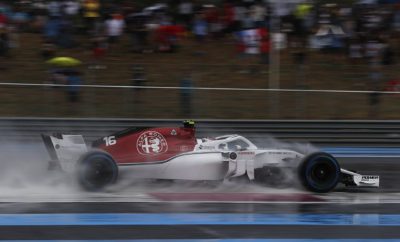 H Alfa Romeo Sauber F1 Team οδεύει προς την Αυστρία για το δεύτερο από τους τρεις συνεχόμενους αγώνες. Μετά από ένα πετυχημένο Σαββατοκύριακο στη Γαλλία η ομάδα πάει στον επόμενο γύρο έχοντας συνολικά 13 βαθμούς κάτι που προσδίδει κίνητρο και αισιοδοξία. Η σταθερή πρόοδος που συντελείται στα τελευταία αγωνιστικά Σαββατοκύριακα δίνει στους οδηγούς την απαραίτητη αυτοπεποίθηση για να αντιμετωπίσουν το Red Bull Circuit. Το Σαββατοκύριακο του Αυστριακού Grand Prix είναι δημοφιλές ανάμεσα στους οδηγούς και στους φιλάθλους καθώς προσφέρει συγκινήσεις εντός και εκτός πίστας. Καθ' ότι πρόκειται για μια από τις μικρές σε μήκος διαδρομές στο πρόγραμμα η πίστα που ονομάζεται και Spielberg Ring, προσφέρει καλές ευκαιρίες για προσπέρασμα και οδηγική πρόκληση ειδικά με τον ενδιαφέροντα συνδυασμό στροφών που διαθέτει. Marcus Ericsson (μονοθέσιο Νο 9): "Είναι πάντα διασκεδαστικό να επιστρέφεις σ' έναν αγώνα όπως το Αυστριακό Grand Prix. Διεξάγεται σε μια, από τις μικρότερες σε μήκος, διαδρομή που έχει μόνο λίγες στροφές. Κατά συνέπεια οι χρονικές διαφορές στο ρυθμό γύρου είναι πολύ μικρές. Έχει μερικά ενδιαφέροντα τμήματα ειδικά στο δεύτερο μέρος του γύρου που συνιστούν πρόκληση. Υπάρχουν μερικές πολύ γρήγορες στροφές όπου εκεί απαιτείται καλή ισορροπία κρατήματος όπως και συγκέντρωση από μας τους οδηγούς. Οι μεγάλες ευθείες και οι κλειστές στροφές προσφέρουν κάποιες ευκαιρίες για προσπέρασμα. Η ατμόσφαιρα είναι πάντα σπουδαία, έρχονται πολλοί φίλαθλοι για να μας υποστηρίξουν στην πίστα. Ανυπομονώ να επιστρέψω εκεί." Charles Leclerc (μονοθέσιο Νο 16): "Πραγματικά ανυπομονώ να αγωνιστώ στην Αυστρία. Το Red Bull Ring είναι η αγαπημένη μου διαδρομή μαζί μ' αυτή στο Μονακό. Είναι πολύ μικρή αλλά χρειάζεται σπέσιαλ ρυθμός κάτι που μου αρέσει πραγματικά. Υπάρχουν εκεί πολλοί φίλαθλοι που μας υποστηρίζουν. Στον περιβάλλοντα χώρο της πίστας γίνονται παράλληλα πολλές δράσεις αυτό δίνει μια ξεχωριστή αίσθηση στο Σαββατοκύριακο. Όσον αφορά στην οδήγηση αγαπημένο μου τμήμα είναι οι δυο τελευταίες στροφές. Η ομάδα κάνει καλή δουλειά βελτιώνοντας την απόδοσή μας βδομάδα με τη βδομάδα. Μας δίνει επιπλέον κίνητρο η πρόοδος που επιτυγχάνεται. Έχει ενδιαφέρον να δούμε τι μπορούμε να καταφέρουμε στον ερχόμενο Grand Prix στο Spielberg." Δεδομένα πίστας: Το Red Bull Ring γνωστό και ως Spielberg Ring είναι μια πίστα που απαιτείται σταθερότητα στο φρενάρισμα και πρόσφυση στην έξοδο των αργών στροφών σε συνδυασμό με μέση κλίση στις αεροτομές για μέσο αεροδυναμικό φορτίο. Η αναλογία αριθμού στροφών και μήκους ευθειών μοιάζει με αυτή στο Μόντρεαλ. Παραταύτα η χάραξη είναι διαφορετική καθώς υπάρχει αλληλουχία στροφών αντί για σικέιν και υψομετρικές διαφορές. Επίσης αποτελεί κλειδί το φρενάρισμα.