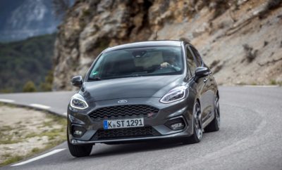 Νέο Ford Fiesta ST – Με Τιμές που Ξεκινούν από €20.264, Καινοτόμες Τεχνολογίες και Δυναμική Οδηγική Συμπεριφορά, Στοχεύει Ξανά την Κορυφή της Κατηγορίας • Το νέο Ford Fiesta ST προσφέρει την απόλυτη οδηγική εμπειρία με την πιο άμεση, πιο απολαυστική και πιο συναρπαστική οδηγική αίσθηση στην ιστορία του Fiesta και έναν εθιστικό ήχο κινητήρα • Νέος τρικύλινδρος 1.5L EcoBoost 200 ίππων, μηχανικό διαφορικό περιορισμένης ολίσθησης, πατενταρισμένα ελατήρια ανακατανομής πλευρικών φορτίων και επιλέξιμα Προφίλ Οδήγησης (Drive Modes) υπόσχονται ανεπανάληπτη εμπειρία οδήγησης • Βελτιωμένη γκάμα επιλογών εξατομίκευσης και τεχνολογιών περιλαμβάνει νέα πακέτα στιλιστικής αναβάθμισης, συνδεσιμότητα SYNC3 με οθόνη αφής 8 ιντσών και premium ηχοσύστημα B&O PLAY Το νέο Ford Fiesta ST προσφέρει την ταχύτερη απόκριση και την πιο απολαυστική και συναρπαστική οδηγική εμπειρία στην ιστορία του Fiesta ST, διαθέτοντας μία γκάμα καινοτόμων τεχνολογιών (Sports Technologies) που βελτιώνουν την ισχύ και τις επιδόσεις, τη συμπεριφορά στο στρίψιμο, την ευελιξία και τις δυνατότητες χρήσης σε διαφορετικά σενάρια, από την διαδρομή στο σχολείο μέχρι την αγωνιστική οδήγηση σε πίστα. Το νέο Fiesta ST αντλεί ισχύ από έναν νέο τρικύλινδρο βενζινοκινητήρα 1.5L EcoBoost της Ford – τον πρώτο τρικύλινδρο που χρησιμοποιείται σε μοντέλο Ford Performance – αποδίδοντας 200 ίππους και ροπή 290 Nm για επιτάχυνση 0-100 km/h σε 6,5 δευτερόλεπτα και τελική ταχύτητα 232 km/h. Επιλέξιμα προφίλ οδήγησης (Drive Modes) επιτρέπουν τη διαμόρφωση του κινητήρα, του συστήματος διεύθυνσης και των συστημάτων ελέγχου ευστάθειας του νέου Fiesta ST σύμφωνα με τις ρυθμίσεις Normal, Sport και Track – μεταβάλλοντας το χαρακτήρα του οχήματος από ένα ευέλικτο, καθημερινό hatchback σε ένα ιδιαίτερα σπορ αυτοκίνητο, με το πάτημα ενός μπουτόν. Προαιρετικό Launch Control βοηθά τους οδηγούς να πετυχαίνουν αξιόπιστες, γρήγορες εκκινήσεις από στάση στην πίστα, με την υποστήριξη μιας ειδικής γραφικής ένδειξης στον πίνακα οργάνων. Το πρώτο, προαιρετικό, μηχανικό διαφορικό περιορισμένης ολίσθησης (LSD) που διαθέτει το Fiesta ST βελτιστοποιεί την πρόσφυση στις στροφές, και τα πρώτα στην κατηγορία πατενταρισμένα ελατήρια ανακατανομής πλευρικών φορτίων της Ford προσφέρουν ταχύτερη είσοδο στις στροφές, καλύτερη απόκριση της πίσω ανάρτησης, και πιο συμπαγή αίσθηση. Το νέο Fiesta ST διατίθεται σε τρίθυρες και πεντάθυρες εκδόσεις αμαξώματος και τρία επίπεδα εξοπλισμού, προσφέροντας χαρακτηριστικά άνεσης και ευκολίας όπως Σύστημα συνδεσιμότητας SYNC3, ηχοσύστημα υψηλών προδιαγραφών B&O PLAY, και προηγμένες τεχνολογίες υποστήριξης οδηγού όπως Lane Keeping Aid και Traffic Sign Recognition. Με 8 χρόνια εργοστασιακή εγγύηση Ford Protect, τιμές που αρχίζουν από τα €20.264 και τα νέα ευέλικτα χρηματοδοτικά προγράμματα της Ford Credit που προσφέρουν χαμηλό επιτόκιο από 2,99%*, ελάχιστη προκαταβολή από €4.053 και έως 60 μήνες αποπληρωμής, το νέο Fiesta ST βάζει ξανά στόχο την κορυφή της κατηγορίας των hot hatch μοντέλων. Τα πρώτα αυτοκίνητα αναμένονται στη χώρα μας στο τέλος Ιουνίου. Εγγύηση για το Ford Fiesta ST 8 Χρόνια Εργοστασιακή Εγγύηση Ford Protect Τιμοκατάλογος Εκδόσεων ST Έκδοση Αμάξωμα Κινητήρας Κιβώτιο Ταχυτήτων Ανώτατη Λιανική Τιμή Πώλησης Fiesta ST1 3Θ 1.5L βενζίνη EcoBoost, 200PS 6-τάχυτο μηχανικό € 20.264 Fiesta ST1 5Θ 1.5L βενζίνη EcoBoost, 200PS 6-τάχυτο μηχανικό € 20.799 Fiesta ST2 3Θ 1.5L βενζίνη EcoBoost, 200PS 6-τάχυτο μηχανικό € 20.649 Fiesta ST2 5Θ 1.5L βενζίνη EcoBoost, 200PS 6-τάχυτο μηχανικό € 21.184 Fiesta ST3 3Θ 1.5L βενζίνη EcoBoost, 200PS 6-τάχυτο μηχανικό € 24.875 Fiesta ST3 5Θ 1.5L βενζίνη EcoBoost, 200PS 6-τάχυτο μηχανικό € 25.446 Χρηματοδοτικά προγράμματα Ford Fiesta ST Ποσοστό Ελάχιστης Προκαταβολής Διάρκεια (Μήνες) Επιτόκιο* 20% 12-48 2,99% 30% 12-48 5,99% 20% 12-60 8,13% Στάνταρ Εξοπλισμός ανά έκδοση ST1: Εξωτερική Εμφάνιση • Προβολείς αλογόνου εστιασμένης δέσμης με φώτα ημέρας LED • Πίσω φώτα LED • Αυτόματοι προβολείς • Προβολείς ομίχλης εμπρός • Ηλεκτρικά θερμαινόμενοι εξωτερικοί καθρέφτες • Ιδιαίτερα καλύμματα μαρσπιέ και μάσκα • Μεγάλο πίσω σπόιλερ και ποδιά • Δύο χρωμιωμένες απολήξεις εξάτμισης • Ζάντες ελαφρού κράματος 17" απόχρωσης Flash Grey με διαστάσεις ελαστικών 205/45R17 Ασφάλεια • Υποβοήθηση Διατήρησης Λωρίδας (LKA) με Προειδοποίηση Διατήρησης Λωρίδας (LDW) • Ρυθμιζόμενο σύστημα περιορισμού της ταχύτητας (ASLD) • 6 αερόσακοι • Υποβοήθηση εκκίνησης στην ανηφόρα (HSA) • Ηλεκτρονικό σύστημα ευστάθειας (ESC) • Cruise Control • Δυνατότητα επιλογής λειτουργίας οδήγησης – Selectable Drive Modes (SDM) • Ανάρτηση ST με πίσω ελατήρια ανακατανομής πλευρικών δυνάμεων Εσωτερικό • Air Condition • Πλεκτή επένδυση οροφής και κονσόλα οροφής σε μαύρο χρώμα, ταπέτα δαπέδου ST εμπρός και πίσω με γκρι ραφή • Δερμάτινο τιμόνι Flat Bottom με γκρι ραφή, δερμάτινος μοχλός χειρόφρενου με γκρι ραφή, λαβή μοχλού ταχυτήτων ST, κάλυμμα μοχλού ταχυτήτων με γκρι ραφή • Σπορ καθίσματα Recaro • Ρυθμιζόμενα καθίσματα οδηγού και συνοδηγού με 4 ρυθμίσεις (εμπρός/πίσω, πάνω/κάτω) • Σύστημα εκκίνησης χωρίς κλειδί – Keyless Start • Ηχοσύστημα SYNC3 με έγχρωμη οθόνη αφής 6,5", Bluetooth με φωνητικό έλεγχο και Κλήση Έκτακτης Ανάγκης, AppLink, θύρες USB • Αναβαθμισμένος, έγχρωμος πίνακας οργάνων 4,2" • Εσωτερικά διακοσμητικά με φινίρισμα ματ αλουμινίου Βασικά χαρακτηριστικά έκδοσης ST2 (επιπλέον της ST1): • Ζάντες ελαφρού κράματος 17" απόχρωσης Matt Black με φρεζαριστό φινίρισμα με διαστάσεις ελαστικών 205/45R17 • Φιμέ κρύσταλλα πίσω • Μπλε ραφές σε τιμόνι, μοχλό χειρόφρενου, λαβή και κάλυμμα μοχλού ταχυτήτων, ταπέτα • Καθίσματα με ραφή True Blue, ζώνες ασφαλείας με ραφή Highway Motion Blue Βασικά χαρακτηριστικά έκδοσης ST3 (επιπλέον της ST2): • Ζάντες ελαφρού κράματος 18" απόχρωσης Magnetied με φρεζαριστό φινίρισμα και κόκκινες δαγκάνες φρένων με διαστάσεις ελαστικών 205/40R17 • Αυτόματο ηλεκτρονικό σύστημα κλιματισμού (EATC) • Πίσω ηλεκτρικά παράθυρα • Κεντρική κονσόλα με υποβραχιόνιο • Μπλε ραφές σε τιμόνι, μοχλό χειρόφρενου, λαβή και κάλυμμα μοχλού ταχυτήτων, ταπέτα • Δερμάτινα καθίσματα Recaro (Δέρμα/Dynamica) • Στήριξη της μέσης στο κάθισμα του οδηγού και συνοδηγού • Ρύθμιση κλίσης του καθίσματος στα καθίσματα οδηγού και συνοδηγού • Θερμαινόμενα εμπρός καθίσματα • Είσοδος χωρίς κλειδί και εκκίνηση χωρίς κλειδί – Keyless Entry/Start • Ηχοσύστημα SYNC 3 με B&O Play και έγχρωμη οθόνη αφής 8", Σύστημα Πλοήγησης, , Bluetooth με φωνητικό έλεγχο και Κλήση Έκτακτης Ανάγκης, AppLink, θύρες USB • Αυτόματοι υαλοκαθαριστήρες με αισθητήρα βροχής, φωτοχρωματικός εσωτερικός καθρέφτης, κόρνα δύο τόνων • Έλεγχος επαγρύπνησης του οδηγού (Driver Alert), αυτόματη εναλλαγή μεγάλης σκάλας προβολέων (Auto High Beam), αναγνώριση οδικής σήμανσης (Traffic Sign Recognition) • Ατμοσφαιρικός εσωτερικός κρυφός φωτισμός LED