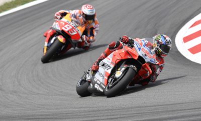 • Ο Χόρχε Λορένθο με Ducati, κατέκτησε τη νίκη στον αγώνα του MotoGP στην Καταλωνία • Ο Ισπανός αναβάτης της Ducati έκανε έναν εντυπωσιακό αγώνα, τερματίζοντας περισσότερο από 4 δευτερόλεπτα μπροστά από το Μάρκεθ, αναβάτη της Honda • Η νίκη στη Βαρκελώνη ήρθε 2 εβδομάδες μετά την 1η θέση στο GP Ιταλίας • Ο άλλος αναβάτης της Ducati, Ιταλός Αντρέα Νοβιτσιόζο, ήταν σε θέση βάθρου μέχρι τη στιγμή που είχε μία πτώση που τον οδήγησε σε εγκατάλειψη Δύο εβδομάδες μετά τη νίκη του στην Ιταλία, ο Χόρχε Λορένθο, αναβάτης της Ducati, ανέβηκε στο ψηλότερο σκαλί του βάθρου και στην Καταλωνία. Στο GP που έγινε στη Βαρκελώνη, μπροστά σε περισσότερους από 90.000 θεατές, ο αναβάτης από τη Μαγιόρκα εκκίνησε από την 1η θέση έχοντας κάνει τον καλύτερο χρόνο στα δοκιμαστικά. Η εκκίνησή του δεν ήταν η ιδανική και βρέθηκε στην 3η θέση μετά την 1η στροφή. Με το τέλος του πρώτου γύρου ο Λορένθο πέρασε εντυπωσιακά στην 1η θέση όπου και παρέμεινε μέχρι την πτώση της καρό σημαίας. Για τον Ισπανό, πρωταθλητή του MotoGP το 2010, 2012 και 2015, αυτή ήταν η δεύτερη νίκη του στο διάστημα που αγωνίζεται με την ομάδα από το Borgo Panigale και πανηγυρίστηκε δεόντως. O άλλος αναβάτης της Ducati, ο Ιταλός Αντρέα Ντοβιτσιόζο, είχε μία πτώση στο 16ο γύρο στη στροφή Νο 5 και ενώ ήταν στην 3η θέση και εγκατέλειψε. Όπως δήλωσε, είχε βγει με 5-6 χιλιόμετρα παραπάνω από τους προπορευόμενους από τη στροφή Νο 4 και αυτό του έδινε πλεονέκτημα στην προσπάθειά του να τους πλησιάσει. Όμως ένα λάθος στο φρενάρισμα στην επόμενη στροφή, έφερε την πτώση και την εγκατάλειψη. Με τη νίκη του αυτή ο Λορένθο προωθήθηκε στη 7η θέση της γενικής κατάταξης στους αναβάτες με 66 βαθμούς, όσους έχει και ο Ντοβιτσιόζο. Η Ducati είναι 2η στο πρωτάθλημα κατασκευαστών με 132 βαθμούς. Επόμενος αγώνας του MotoGP στην πίστα του Άσσεν, στην Ολλανδία, 29 Ιουνίου – 1 Ιουλίου.
