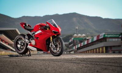 Δώρα από τη Ducati έως 2.500 € για κάθε παραγγελία μοτοσυκλέτας • Η Ducati προσφέρει δώρα, αξεσουάρ μοτοσυκλέτας ή/και ρουχισμό αναβάτη, αξίας έως 2.500 €, για κάθε παραγγελία μοτοσυκλέτας μέχρι τέλος Ιουνίου Η Ducati υποδέχεται το καλοκαίρι με δώρα! Για όλα τα μοντέλα Ducati, με κάθε παραγγελία μέχρι τέλος Ιουνίου, προσφέρονται ως δώρο αξεσουάρ μοτοσυκλέτας ή ρουχισμός αναβάτη, αποκλειστικά επιλογής του πελάτη. Η αξία του εξοπλισμού ποικίλλει ανά μοντέλο και φτάνει έως και τα 2.500 € – στην περίπτωση της Panigale V4 S. Ενδεικτικά, με κάθε αγορά μίας Monster 821 o δωρεάν εξοπλισμός είναι αξίας 800 € ενώ με την αγορά μίας Scrambler 1100 η αξία του ανέρχεται στα 1.200 €. Η παραπάνω προωθητική ενέργεια ισχύει για όλες τις παραγγελίες στο Δίκτυο Εξουσιοδοτημένων Εμπόρων Ducati μέχρι και τις 30 Ιουνίου 2018. Παράλληλα, όλα τα μοντέλα της Ducati προσφέρονται με δυνατότητα χρηματοδότησης, με ιδιαίτερα ανταγωνιστικό επιτόκιο, μόλις 3,9%.