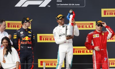 Ο Lewis Hamilton κέρδισε τον αγώνα για λογαριασμό της Mercedes. Η εξέλιξη επηρεάστηκε από τη σύγκρουση δυο εκ των αντιπάλων του στον πρώτο γύρο. Αυτό προκάλεσε την εμφάνιση του αυτοκινήτου ασφαλείας που οδήγησε την κούρσα για 5 γύρους. Ένας αριθμός οδηγών πραγματοποίησε αλλαγή ελαστικών υπό το αυτοκίνητο ασφαλείας καθώς αντιμετώπιζαν και ζημιές στα μονοθέσιά τους. Ανάμεσά τους ο οδηγός της Ferrari, Sebastian Vettel και ο οδηγός της Mercedes Valtteri Bottas. Αμφότεροι τοποθέτησαν τη μαλακή γόμα στο 2ο γύρο ενώ πραγματοποίησαν και δεύτερη αλλαγή ελαστικών λίγο πριν τη λήξη του αγώνα. Κατάφεραν και οι δυο εκμεταλλευόμενοι τη στρατηγική, να βαθμολογηθούν, παρότι είχαν βρεθεί στις πίσω θέσεις. Πλησίασαν τους πρωτοπόρους όταν όσοι βρίσκονταν ανάμεσά τους, πραγματοποίησαν τη δική τους αλλαγή. Η στρατηγική για Mercedes, Red Bull ήταν να εκκινήσουν με την πολύ μαλακή γόμα. Ο Hamilton μαζί με τον διεκδικητή της 1ης θέσης, Max Verstappen έβαλαν τη μαλακή γόμα για το δεύτερο και τελευταίο μέρος του αγώνα. Ο οδηγός της Ferrari, Kimi Raikkonen υιοθέτησε μια διαφορετική στρατηγική ενός πιτ στοπ, αυτό τον έφερε στο βάθρο. Ο Hamilton πήρε ένα ειδικό τρόπαιο ‘gorilla’ για αυτή του τη νίκη, σχεδιασμένο από τον φημισμένο Γάλλο γλύπτη Richard Orlinski. Αυτό δημιουργήθηκε για να γιορτάσουμε τη χορηγία της Pirelli στο Γαλλικό Grand Prix. MARIO ISOLA - ΕΠΙΚΕΦΑΛΗΣ ΑΓΩΝΩΝ ΑΥΤΟΚΙΝΗΤΟΥ “Η αβέβαια πρόβλεψη καιρού πρόσθεσε μια ακόμη παράμετρο στο παιχνίδι στρατηγικής του αγώνα. Η πιθανότητα βροχής έθεσε σε επιφυλακή τις ομάδες που δεν ήθελαν να βρεθούν τη κρίσιμη στιγμή με το λάθος τύπο ελαστικού. Τελικά βροχή δεν έπεσε αλλά η πιθανότητά της που είχε υπολογίσιμη δυναμική, επηρέασε. Όπως αναμένονταν οι περισσότεροι οδηγοί έκαναν μια αλλαγή, υπήρχε όμως μεγάλη ποικιλία διαφορετικών στρατηγικών ανάμεσά τους. Είδαμε μερικούς να διανύουν μεγάλες αποστάσεις με τη μαλακή γόμα. Επίσης είδαμε τους Sebastian Vettel, Valtteri Bottas να τερματίζουν σε καλές θέσεις παρότι ακολούθησαν διαφορετικές στρατηγικές δυο αλλαγών. Οι Ferrari,Mercedes έκαναν δυο διαφορετικές, επιλογές στρατηγικής, στα μονοθέσιά τους αντιδρώντας στις συνθήκες αγώνα. Αυτό επιβεβαίωσε την προσδοκία που είχαμε ότι και οι τρεις διαθέσιμες γόμες θα ήταν χρήσιμες επιλογές στη χάραξη μιας συνολικής στρατηγικής αγώνα, που θα κατέληγε σε δυνατή απόδοση. ΚΑΛΥΤΕΡΟΙ ΧΡΟΝΟΙ ΑΝΑ ΓΟΜΑ Verstappen 1m34.275s Bottas 1m34.225s Vettel 1m34.485s Hamilton 1m34.509s Raikkonen 1m34.398s Alonso 1m35.133s Ricciardo 1m35.382s Hamilton 1m35.663s Hulkenberg 1m35.873s ΜΕΓΑΛΥΤΕΡΗ ΑΠΟΣΤΑΣΗ ΣΤΟΝ ΑΓΩΝΑ ΓΟΜΑ ΟΔΗΓΟΣ ΓΥΡΟΙ ΠΑΡΑ ΠΟΛΥ ΜΑΛΑΚΗ Hartley 38 ΠΟΛΥ ΜΑΛΑΚΗ Vandoorne 40 ΜΑΛΑΚΗ Sirotkin 51 ΣΤΡΑΤΗΓΙΚΕΣ Ο Lewis Hamilton κέρδισε στον αγώνα ακολουθώντας στρατηγική μιας αλλαγής όπως αναμένονταν. Άλλαξε από την πολύ μαλακή σε μαλακή γόμα στον 33ο γύρο. Την ίδια τακτική ακολούθησε και ο Max Verstappen που τερμάτισε 2ος. Παραταύτα ο οδηγός της Red Bull σταμάτησε πολύ νωρίτερα. Ο οδηγός της Ferrari, Kimi Raikkonen που τερμάτισε 3ος είχε τελείως διαφορετική προσέγγιση. Εκκίνησε με την πάρα πολύ μαλακή γόμα και τερμάτισε με την πολύ μαλακή. Αυτό επέτρεψε στο Φινλανδό οδηγό να πραγματοποιήσει, ένα καθοριστικό προσπέρασμα λίγο πριν το τέλος, που τον ανέβασε στο βάθρο.