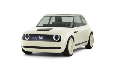 Το Honda Urban EV Concept αναδείχτηκε 'Best Concept Car' στο θεσμό των βραβείων 2018 Car Design Award • Το ηλεκτρικό πρωτότυπο αυτοκίνητο κερδίζει παγκόσμια διάκριση για την εξαιρετική του σχεδίαση • Διεθνής κριτική επιτροπή από 12 συντάκτες έγκυρων εκδόσεων • Η ομάδα Honda R&D αναγνωρίζεται για τη σημαντική συμβολή της στην εξέλιξη της αυτοκινητιστικής σχεδίασης με το Urban EV Concept • Το Urban EV Concept θα είναι το πρώτο μοντέλο παραγωγής στη στρατηγική 'Electric Vision' της Honda • Οι παραγγελίες για νέο ηλεκτρικό όχημα βασισμένο στο Urban EV Concept θα ξεκινήσουν στις αρχές του 2019 Honda Urban EV Concept Μία διεθνής επιτροπή ειδικών από το χώρο του αυτοκινήτου αξιολόγησε το Honda Urban EV Concept ως το 'The Best Concept Car' στον αναγνωρισμένο θεσμό βραβείων 2018 Car Design Award, που διοργανώθηκαν στο πλαίσιο της Έκθεσης Αυτοκινήτου του Τορίνο. Τη διοργάνωση ανέλαβε το περιοδικό Auto & Design. Οι φιναλίστ και οι νικητές του θεσμού Car Design Award επιλέγονται και αξιολογούνται από μία επιτροπή που αποτελείται από 12 συντάκτες αυτοκινήτου από τις πιο έγκυρες εκδόσεις σε όλο τον κόσμο. Το Honda Urban EV Concept επιλέχθηκε μεταξύ των φιναλίστ φέτος τον Απρίλιο και στη συνέχεια επικράτησε ως γενικός νικητής στην κατηγορία πρωτότυπων οχημάτων, έχοντας απέναντί του εννέα αντιπάλους. Η παγκόσμια αναγνώριση στο θεσμό Car Design Award έρχεται σε συνέχεια της επιτυχίας του Urban EV Concept τον Ιανουάριο, όταν απέσπασε τη διάκριση 2018 Concept of the Year από το περιοδικό Automobile. Η Honda αποκάλυψε το Urban EV Concept στην Έκθεση Αυτοκινήτου της Φρανκφούρτης 2017. Η βραβευμένη σχεδίαση θα αποτελέσει την αισθητική βάση για το πρώτο ηλεκτρικό όχημα μπαταρίας της Honda στην Ευρώπη που θα παρουσιαστεί στα τέλη του 2019, με μία απλή και σοφιστικέ εμφάνιση, σε αντίθεση με την προηγμένη τεχνολογία κίνησης του οχήματος. Χαμηλό και φαρδύ σε διαστάσεις, αποπνέει ένα σπορτίφ στυλ, ενώ η σύγχρονη αισθητική του αποτυπώνεται στις λεπτές κολόνες Α και στο φαρδύ παρμπρίζ που φαίνεται να αγκαλιάζει ολόκληρο το εμπρός τμήμα της καμπίνας. Η πρόσβαση στο όχημα (είσοδος/έξοδος) γίνεται μέσω θυρών με μεντεσέδες στο πίσω τμήμα. Στο εμπρός τμήμα του Urban EV Concept, διαδραστικά πολύγλωσσα μηνύματα μπορούν να εμφανίζονται μεταξύ των προβολέων, όπως χαιρετισμοί, συμβουλές για άλλους οδηγούς ή ενημερώσεις της κατάστασης φόρτισης. Το εσωτερικό είναι εξίσου ελκυστικό, με φυσικά υλικά και μία ενιαία καμπίνα που φιλοξενεί δύο σειρές καθισμάτων, μπροστά και πίσω. Φυσικό γκρι ύφασμα και μοντέρνες ξύλινες πινελιές συνθέτουν ένα χαλαρό περιβάλλον που θυμίζει σαλόνι, ενώ ένα high-tech, ‘αιωρούμενο’ ταμπλό ενσωματώνει μία εκτεταμένη οθόνη που διατρέχει την κονσόλα σε όλο της το μήκος και φτάνει μέχρι τις πόρτες. «Το Honda Urban EV Concept είναι ένα προϊόν υψηλής αισθητικής που φέρνει μία πολυπόθητη αίσθηση προσωπικότητας στην κατηγορία EV» καταλήγει η κοινή ανακοίνωση της επιτροπής του Car Design Award. «Το έξυπνο μίγμα ρετρό και φουτουριστικής σχεδίασης του προσδίδει αναμφισβήτητη γοητεία που λίγα μοντέλα μπορούν να συναγωνιστούν.» Το Urban EV Concept της Honda θα είναι το πρώτο, γνήσιο ηλεκτρικό αυτοκίνητο που φτάνει στη μαζική παραγωγή στο πλαίσιο της στρατηγικής 'Electric Vision' της μάρκας για την Ευρώπη. Αυτή η στρατηγική περιλαμβάνει την εξέλιξη μιας ειδικής ηλεκτρικής πλατφόρμας αυτοκινήτου, με πλήρως ηλεκτρική τεχνολογία κίνησης. «Το Urban EV Concept μας ενσαρκώνει την σχεδιαστική φιλοσοφία 'We make it simple', η οποία στοχεύει να κάνει πιο αγαπητά τα αυτοκίνητα στον άνθρωπο» δήλωσε ο Makoto Iwaki, Executive Creative Director του Honda R&D. «Εκφράζω την υπέρτατη ευγνωμοσύνη μου εκ μέρους ολόκληρης της ομάδας σχεδίασης της Honda στην κριτική επιτροπή που τίμησε τη μοναδική μας πρόταση, η οποία θεωρούμε ότι διαφέρει από άλλες προτάσεις της αγοράς. Το αυτοκίνητο παραγωγής που βασίζεται στο πρωτότυπο είναι υπό εξέλιξη, και θα είναι εύχρηστο, απολαυστικό στην οδήγηση και θα κάνει την καθημερινότητα πιο ευχάριστη και ολοκληρωμένη.» Το 2018, ο θεσμός Car Design Award γιορτάζει την τρίτη του χρονιά σε ανανεωμένη μορφή. Στην πρώτη περίοδο λειτουργίας του, 1984 – 1997, η Honda ήταν η πρώτη νικήτρια με τη σχεδίασή της για την τρίτη γενιά Civic. Οι παραγγελίες για το μοντέλο παραγωγής του Honda Urban EV Concept θα ξεκινήσουν στις αρχές του 2019, και οι πρώτες Ευρωπαϊκές παραδόσεις θα ξεκινήσουν προς το τέλος της χρονιάς αυτής.