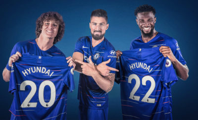 Η Hyundai Motor χορηγός του Chelsea Football Club • Η Hyundai Motor γίνεται Παγκόσμιος Συνεργάτης Αυτοκινήτου της ομάδας που έχει κατακτήσει 5 φορές το πρωτάθλημα της Premier League • Το λογότυπο της Hyundai θα εμφανίζεται στο μανίκι των εμφανίσεων της Chelsea σε εγχώριες διοργανώσεις από την επόμενη σεζόν Η Hyundai Motor ανακοίνωσε πολυετή συνεργασία με το Chelsea Football Club, όπου το λογότυπο της μάρκας Hyundai θα κοσμεί το μανίκι της νέας εμφάνισης από την επόμενη σεζόν μέχρι το 2022 ως Παγκόσμιος Συνεργάτης Αυτοκινήτου. Η συμφωνία με την Chelsea αποτελεί την πρώτη φορά που η Hyundai εισέρχεται στην ποδοσφαιρική αγορά του Ηνωμένου Βασιλείου. Η νέα εταιρική σχέση επεκτείνει τη μακροχρόνια παρουσία της Hyundai στο ποδόσφαιρο, έχοντας συνεχή συμμετοχή σε εθνικές και διεθνείς διοργανώσεις τα τελευταία 20 χρόνια. Η ανακοίνωση συνοδεύεται από ένα νέο βίντεο με τους αστέρες της Chelsea Olivier Giroud, David Luiz και Tiémoué Bakayoko. Η διασκεδαστική ταινία μικρού μήκους καταγράφει τους «Blues» να παρευρίσκονται σε μια φωτογράφηση διαφορετική από ό, τι έχουν βιώσει έως τώρα καθώς μια ομάδα φιλάθλων της Chelsea βρίσκεται στο επίκεντρο και αναλαμβάνει τους ρόλους που συνήθως συνδέονταν με τους ήρωες του συλλόγου. Κατά τη διάρκεια της χορηγικής σχέσης, η Hyundai θα συνεργαστεί στενά με την Chelsea για να αναπτύξει μια σειρά πρωτοβουλιών και πλεονεκτημάτων για τους φιλάθλους του συλλόγου, στο πλαίσιο της φιλοδοξίας της να διευκολύνει τις μετακινήσεις και να κάνει το ποδόσφαιρο πιο προσιτό στους φιλάθλους. Ο κ. Andreas-Christoph Hofmann, Vice President Marketing & Product της Hyundai Motor δήλωσε: "20 χρόνια τώρα, η Hyundai φέρνει τον δυναμισμό, το πάθος και τον ενθουσιασμό του ποδοσφαίρου στους φιλάθλους σε όλο τον κόσμο. Είμαστε ενθουσιασμένοι που ξεκινάμε μια νέα συνεργασία με την Chelsea - έναν επιτυχημένο και φιλόδοξο σύλλογο που ταιριάζει με την παγκόσμια κλίμακα και το πνεύμα των προκλήσεων που διακατέχει την Hyundai. Στόχος μας είναι πάντα να τοποθετούμε τον πελάτη στο επίκεντρο και έτσι έχουμε τοποθετήσει και τους φιλάθλους στην καρδιά των δραστηριοτήτων μας σε όλη τη μακροχρόνια συνεργασία μας στο ποδόσφαιρο. Θα ακολουθήσουμε την ίδια προσέγγιση με τους φιλάθλους της Chelsea. Μαζί με την υπάρχουσα συνεργασία μας με την Olympique Lyonnais, σηματοδοτείται η έναρξη μιας νέας πανευρωπαϊκής χορηγικής προσέγγισης που θα περιλαμβάνει και άλλους κορυφαίους συλλόγους στην Ευρώπη ". Ο κ. Chris Townsend OBE Εμπορικός Διευθυντής της Chelsea δήλωσε: "Είμαστε στην ευχάριστη θέση να ανακοινώσουμε τη νέα μας συνεργασία με τη Hyundai. Στην Chelsea είμαστε υπερήφανοι για τη συνεργασία μας με μερικές από τις κορυφαίες εταιρείες παγκοσμίως και ανυπομονούμε να συνεργαστούμε στενά με τη Hyundai καθώς επιδίωξη τους είναι να επιβραβεύσουν, να εμπλέξουν και να ψυχαγωγήσουν τους φιλάθλους μας σε παγκόσμιο επίπεδο». Το λογότυπο της νέας φανέλας θα παρουσιασθεί για πρώτη φορά στις 23 Ιουλίου καθώς η Chelsea θα ταξιδέψει στην Αυστραλία για φιλικό αγώνα με την Perth Glory. Η Hyundai είναι ένας από τους κορυφαίους συνεργάτες της FIFA από το 1999 και της UEFA για 18 χρόνια έως το 2017.