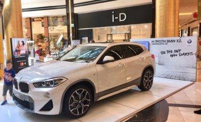 Η νέα BMW X2 συνδυάζει το στιβαρό προφίλ των μοντέλων BMW X με τη σπορ φινέτσα ενός coupé. Το νέο μοντέλο της BMW, διαθέτει μοναδική σχεδίαση και φέρνει πρωτοφανή επίπεδα οδηγικής απόλαυσης στην compact κατηγορία των πολυτελών αυτοκινήτων. Με τον χαρακτήρα της, η BMW X2 απευθύνεται σε ‘νέους στην καρδιά’ και άτομα δραστήρια που θέλουν το αυτοκίνητό τους να αποτυπώνει με συναίσθημα την προσωπικότητά τους. Από τον Ιούνιο, η νέα BMW X2 γίνεται ακόμα πιο ελκυστική με την έκδοση Χ2 sDrive 18 i, η οποία εξοπλίζεται με τον κινητήρα βενζίνης 1.500 κ. εκ. και ισχύ 140 hp (με μηχανικό κιβώτιο, κατανάλωση μικτού κύκλου: 6,3 – 6,0 l/100 km, εκπομπές CO2 στο μικτό κύκλο: 144 – 138 g/km**, με επτατάχυτο κιβώτιο διπλού συμπλέκτη Steptronic, κατανάλωση μικτού κύκλου: 6,2 – 5,9 l/100 km). Ο βασικός εξοπλισμός του μοντέλου περιλαμβάνει: Ζάντες Αλουμινίου 17’’ Σπορ δερμάτινο τιμόνι Τιμόνι πολλαπλών λειτουργιών Σύστημα ανοικτής ακρόασης Bluetooth & θύρα USB Σύστημα multimedia iDrive με έγχρωμη κεντρική οθόνη 6,5’’ Προβολείς ομίχλης Κλήση έκτακτης ανάγκης - Teleservices - ConnectedDrive Services Service Inclusive (5 έτη / 60.000 χλμ) Ένδειξη πίεσης ελαστικών Σύστημα εκκίνησης χωρίς χρήση κλειδιού Ηλεκτρικό χειρόφρενο Ψηφιακή οθόνη πολλαπλών ενδείξεων στον πίνακα οργάνων Προγράμματα Οδήγησης (ECO Pro / Comfort / Sport) Ηχοσύστημα με 6 ηχεία Αισθητήρα βροχής και φώτων Φώτα ημέρας και πίσω φώτα τεχνολογίας LED Βελούδινα ταπέτα Η BMW X2 sDrive18i μπορεί να αποκτηθεί από €33.200 ή με €259/μήνα* με το χρηματοδοτικό πρόγραμμα BMW ALL INCLUSIVE της BMW Financial Services που παρέχει 5 χρόνια δωρεάν service και ασφάλιση οχήματος με εγγύηση αξίας για όλη τη διάρκεια του προγράμματος. Επιπλέον, η BMW X2 sDrive18i προσφέρεται στην έκδοση ‘ Advantage Plus ’ με πλούσιο εξοπλισμό και προτεινόμενη λιανική τιμή με φόρους €37.585, με όφελος €5.000. Η έκδοση ‘Advantage Plus’ περιέχει, επιπλέον του βασικού εξοπλισμού, τα παρακάτω στοιχεία: Αυτόματο κιβώτιο διπλού συμπλέκτη 7 σχέσεων Μεταλλικό χρώμα Αυτόματο κλιματισμό 2 ζωνών Cruise Control με λειτουργία φρεναρίσματος Αισθητήρες παρκαρίσματος πίσω Προβολείς τεχνολογίας LED με εκτεταμένες λειτουργίες και σύστημα πλύσης Προβολείς ομίχλης τεχνολογίας LED Αυτόματη πόρτα χώρου αποσκευών Ράγες οροφής Το νέο μοντέλο θα παρουσιαστεί από τα τέλη Ιουνίου σε όλες τις εκθέσεις του Δικτύου Επίσημων Εμπόρων BMW σε όλη την Ελλάδα. Παράλληλα, η BMW X2 παρουσιάστηκε ως product placement και σε επιλεγμένα σημεία όπως το Αεροδρόμιο Ελευθέριος Βενιζέλος καθώς και στο εμπορικό πολυκατάστημα Attica (Πανεπιστημίου 9, Αθήνα), με εντυπωσιακό branding στην βιτρίνα καθώς και τοποθέτηση αυτοκινήτου στην κεντρική είσοδο του καταστήματος. Οι επισκέπτες του πολυκαταστήματος Attica έχουν τη δυνατότητα να λάβουν μέρος στον διαγωνισμό # BMW # X 2 # X 2 DareToTravelContest που πραγματοποιείται μέσω Facebook με έπαθλο ένα μοναδικό τριήμερο παρέα με την BMW X2. Για περισσότερες πληροφορίες οι ενδιαφερόμενοι μπορούν να επικοινωνήσουν με το Δίκτυο Επίσημων Εμπόρων BMW, να καλέσουν στο Κέντρο Επικοινωνίας Πελατών του BMW Group Hellas στο τηλέφωνο 210-9118 000 ή να επισκεφθούν την ιστοσελίδα: https://www.bmw.gr/el/all-models/x-series/X2/2017/at-a-glance.html *Η μηνιαία δόση έχει υπολογιστεί με το πρόγραμμα BMW ALL INCLUSIVE της BMW Financial Services με αξία οχήματος €33.200, προκαταβολή €11.620, ετήσιο ονομαστικό επιτόκιο 4,9%, πλέον εισφοράς 0,6% Ν. 128/75, διάρκεια 48 μήνες, τελευταία μεγάλη δόση €16.600, χρηματοδοτούμενη ασφάλεια (Top Cover) €2.343, προστασία δανείου €543, έξοδα φακέλου €270, συνολικό ποσό πίστωσης €24.465, συνολικό ποσό καταβολής €40.922, και ΣΕΠΠΕ 5,95%.