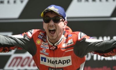 Ο Jorge Lorenzo και η Repsol Honda Team κατέληξαν σε αρχική συμφωνία για την υπογραφή συμβολαίου στο MotoGP Η Honda Racing Corporation (HRC) ανακοίνωσε σήμερα ότι κατέληξε σε αρχική συμφωνία με τον 31χρονο Ισπανό αναβάτη Jorge Lorenzo, για την υπογραφή συμβολαίου με τη Repsol Honda Team, ως εργοστασιακού οδηγού της στο Παγκόσμιο Πρωτάθλημα MotoGP της FIM**, από το ξεκίνημα της περιόδου του 2019 και για δύο χρόνια. Από το 2008 που έκανε το ντεμπούτο του στην κατηγορία MotoGP, ο Jorge Lorenzo έχει μία αξιοσημείωτη καριέρα, κατακτώντας το Πρωτάθλημα τρεις φορές, το 2010, το 2012 και το 2015. Η HRC αναμένεται να ανακοινώσει σε δεύτερη φάση περαιτέρω λεπτομέρειες σχετικά με την εργοστασιακή της ομάδα για το 2019. *Εργοστασιακή ομάδα της Honda υπό την αιγίδα της Honda Racing Corporation (HRC) ** FIM: Διεθνής Ομοσπονδία Μοτοσικλέτας (Fédération Internationale de Motocyclisme)