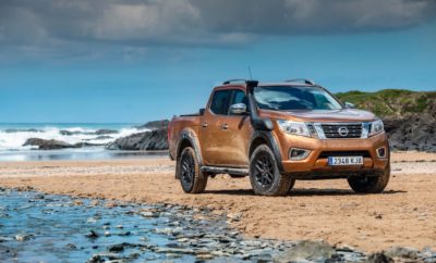 Με την ειδική έκδοση Navara OFF-ROADER AT32, το δημοφιλές pickup της Nissan αποκτά ακόμα πιο σκληροτράχηλες επιδόσεις, με έξυπνο τρόπο. Το Navara OFF-ROADER AT32 είναι το πιο ικανό Navara που κατασκευάστηκε ποτέ. Στα στάνταρ χαρακτηριστικά του περιλαμβάνονται η ρυθμιζόμενη ανάρτηση που αυξάνει το ωφέλιμο ύψος κατά 20 χιλιοστά, η πλήρης προστασία του πατώματος και τα μεγαλύτερα ελαστικά. Για την απόλυτη απόδοση στις εκτός δρόμου περιπέτειες, στον προαιρετικό εξοπλισμό περιλαμβάνεται μια εξάτμιση τύπου snorkel για μεγαλύτερο βάθος βύθισης, καθώς και κλείδωμα του εμπρός διαφορικού. Με αφορμή την Παγκόσμια Ημέρα των Ωκεανών, η Nissan θέλησε να επικοινωνήσει το λανσάρισμα του Navara OFF-ROADER AT32 Navara με μια ταινία, όπου το ειδικό μοντέλο προάγει τον εθελοντισμό μια κοινότητας ανθρώπων που αποφασίζουν να αντιμετωπίσουν την ρύπανση με πλαστικά σε μια παραλία. Συγκεκριμένα, στην ταινία που βρίσκεται στο https://youtu.be/pc_-HrtRzI4 βλέπουμε έναν πατέρα με την κόρη του, πλαισιωμένους από μια ομάδα εθελοντών, να αναλαμβάνουν μια άκρως προκλητική αποστολή εκκαθάρισης μιας παραλίας από πλαστικά, προσεγγίζοντας βραχώδες έδαφος και απομακρύνοντας αντικείμενα, όπως πλαστικά δίχτυα, που είναι βαθιά θαμμένα στην άμμο. Με την ταινία αυτή, η Nissan καλεί ομάδες κοινοτήτων σε ολόκληρη την Ευρώπη να βρουν απομακρυσμένες και δύσκολες παραλίες ή άλλες τοποθεσίες, όπου το Navara θα μπορούσε να τους βοηθήσει για να τις καθαρίσουν από τα πλαστικά απόβλητα. Το Navara OFF-ROADER AT32 έχει σχεδιαστεί από την Arctic Trucks, μια Ισλανδική εταιρεία που ειδικεύεται στην κατασκευή οχημάτων 4WD για αποστολές στα πιο δύσβατα εδάφη του κόσμου. Το AT αντιπροσωπεύει το Arctic Trucks και το 32 αντιπροσωπεύει τη διάμετρο (σε ίντσες) των εκτός δρόμου ελαστικών του οχήματος. Οπτικά, η πιο σημαντική αναβάθμιση είναι η ανάρτηση του Navara, η οποία αυξήθηκε για να βελτιστοποιήσει την απόδοση προσφέροντας πρόσθετη απόσταση από το έδαφος που φθάνει τώρα τα 243 χιλιοστά, σε σύγκριση με τα 223 χιλιοστά του στάνταρ Navara. Η μέγιστη γωνία προσέγγισης έχει αυξηθεί σε 35° (από 30,4°), ενώ η γωνία διαφυγής είναι στις 24° (από 22,2°). Άλλες εμφανείς βελτιώσεις περιλαμβάνουν τους μεγάλους θόλους των τροχών, σχεδιασμένους για να ενισχύσουν τη νέα ψηλότερη θέση του οχήματος, αλλά και για να προσφέρουν μεγαλύτερη προστασία του αμαξώματος κατά την ακραία οδήγηση εκτός δρόμου. Κρυμμένες από κοινή θέα, βρίσκονται οι ποδιές κάτω από το αυτοκίνητο που προστατεύουν τον κινητήρα, το σύστημα μετάδοσης, καθώς και τη δεξαμενή του καυσίμου. Οι ζάντες των 17 ιντσών έχουν σχεδιαστεί από την Arctic Trucks, ενώ τα ελαστικά των 32 ιντσών έχουν επιλεγεί ειδικά για να βελτιώσουν την πρόσφυση εκτός δρόμου, διατηρώντας παράλληλα εξαιρετικές επιδόσεις και στο δρόμο. Η τόσο μεγάλη διάμετρος των ελαστικών επιτρέπει στον οδηγό να μειώσει την πίεση σε περίπτωση που χρειαστεί επιπλέον πρόσφυση, όπως για παράδειγμα σε μαλακή άμμο ή χιόνι. Με 20mm μεγαλύτερη απόσταση από το έδαφος και με τα μεγαλύτερα ελαστικά, το συνολικό ύψος του οχήματος έχει αυξηθεί κατά 40mm. Για τους τυχερούς ιδιοκτήτες που επιζητούν τις απόλυτες εκτός δρόμου επιδόσεις, διατίθενται προαιρετικά μια εξάτμιση τύπου snorkel καθώς και κλείδωμα του εμπρός διαφορικού. Η εξάτμιση τύπου snorkel είναι τοποθετημένη στην κολόνα Α του οχήματος, επιτρέποντας στο όχημα να βυθιστεί σε βάθος 800mm - 200mm περισσότερο σε σχέση με το στάνταρ Navara. Παράλληλα βελτιώνει την εισαγωγή του αέρα και προστατεύει τον κινητήρα από σκόνη και νερό. Το κλείδωμα του εμπρός διαφορικού, λειτουργεί παράλληλα με το κλείδωμα του πίσω διαφορικού του Navara, παρέχοντας την καλύτερη δυνατή πρόσφυση σε κάθε τύπο επιφάνειας. Τα παραπάνω νέα χαρακτηριστικά της έκδοσης OFF-ROADER AT32 , έρχονται να συμπληρώσουν την ενσωματωμένη “σουίτα” προηγμένων τεχνολογιών του υπάρχοντος Navara. Στον βασικό εξοπλισμό του μοντέλου περιλαμβάνονται το Hill Start Assist, το Hill Descent Control, το Intelligent Emergency Braking, καθώς και το Intelligent Around View. Όπως συμβαίνει με κάθε ελαφρύ επαγγελματικό όχημα της Nissan, το Navara OFF-ROADER AT32 συνοδεύεται από πενταετή εγγύηση ή εγγύηση 160.000 χλμ, με επιπλέον εγγύηση πέντε ετών της Arctic Trucks για τα νέα εξαρτήματα. Ο Ken Ramirez, ανώτερος αντιπρόεδρος πωλήσεων και μάρκετινγκ της Nissan Europe δήλωσε: "Το Nissan Navara OFF-ROADER AT32 είναι το πιο ικανό Navara που έχουμε πουλήσει ποτέ. Ο συνδυασμός των βελτιωμένων off-road δυνατοτήτων του και των αναβαθμισμένων εξωτερικών χαρακτηριστικών του, θα προσελκύσει ένα νέο κοινό ιδιαίτερων απαιτήσεων, τόσο για επαγγελματική χρήση όσο και για αναψυχή."