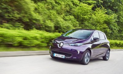 Πατάει γκάζι η Renault στα ηλεκτρικά Μπορεί να κατέχει επί σειρά ετών την 1η θέση στις πωλήσεις ηλεκτρικών οχημάτων στην Ευρώπη, όμως η Renault δεν επαναπαύεται στις δάφνες της, επενδύοντας με ακόμα μεγαλύτερη ένταση σε αυτόν τον τομέα. Η Renault είναι η πρώτη αυτοκινητοβιομηχανία που εστίασε στον τομέα της ηλεκτροκίνησης παρουσιάζοντας μια πλήρη γκάμα ηλεκτρικών επιβατικών και επαγγελματικών οχημάτων. Επενδύοντας με συνέπεια σε αυτό το τεχνολογικό τομέα κατάφερε να κυριαρχήσει στην Ευρωπαϊκή αγορά, με περίπου 1 στα 4 ηλεκτρικά οχήματα που πουλήθηκαν το 2017 να είναι Renault. Με όπλο αυτή την επιτυχία, η Renault επιταχύνει τις διαδικασίες ανάπτυξης στον τομέα της ηλεκτροκίνησης, ανακοινώνοντας ένα ιδιαίτερα φιλόδοξο πρόγραμμα αναβάθμισης των μονάδων παραγωγής στη Γαλλία. Το πρόγραμμα επένδυσης, το οποίο ξεπερνά το 1 δις ευρώ, μεταξύ άλλων περιλαμβάνει: • Την παρουσίαση μιας νέας πλατφόρμας η οποία θα παράγεται στο εργοστάσιο του Douai, το οποίο και θα αποτελέσει τη δεύτερη μονάδα παραγωγής ηλεκτρικών οχημάτων της Renault. • Τον διπλασιασμό της δυνατότητας παραγωγής του Renault ZOE στο εργοστάσιο του Flins. • Τον τριπλασιασμό της δυνατότητας παραγωγής ηλεκτρικών κινητήρων στη μονάδα παραγωγής του Cleon, ενώ παράλληλα θα παρουσιαστεί και ένας νέος προηγμένος ηλεκτροκινητήρας το 2021. • Την αναβάθμιση του εργοστασίου στο Maubeuge ώστε να προετοιμαστεί για την παραγωγή της οικογένειας επαγγελματικών οχημάτων του νέου Renault KANGOO, η οποία θα περιλαμβάνει και το ηλεκτρικό KANGOO Z.E. «Η επιτάχυνση των επενδύσεών μας στις γραμμές παραγωγής ηλεκτρικών οχημάτων στη Γαλλία, θα αυξήσει την ανταγωνιστικότητά μας και θα δώσει τη δυνατότητα στο GROUPE RENAULT να διατηρήσει την ηγετική του θέση στην αγορά οχημάτων μηδενικών ρύπων, προσφέροντας προηγμένες και φιλικές προς το περιβάλλον λύσεις μετακίνησης για όλους.» Carlos Ghosn, Πρόεδρος και CEO της Renault