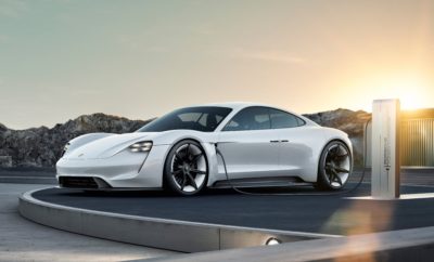 Το μέλλον έρχεται ένα ακόμα βήμα πιο κοντά: Η μαζική παραγωγή της πρώτης αμιγώς ηλεκτρικής Porsche πρόκειται να ξεκινήσει τον επόμενο χρόνο. Στο μεταξύ, το αυτοκίνητο απέκτησε πλέον το επίσημο όνομά του: Το πρωτότυπο "Mission E", του οποίου το όνομα χρησιμοποιείται σήμερα για να περιγράψει το πλήρες project ηλεκτροκίνησης που έχει ολοκληρώσει η Porsche, θα ονομαστεί Taycan. Το όνομα αυτό σε ελεύθερη μετάφραση σημαίνει "ζωηρό νέο άλογο", παραπέμποντας στην εικόνα που υπάρχει από το 1952 στο κέντρο του θυρεού της Porsche, δηλαδή στο άτι που καλπάζει. "Το νέο μας ηλεκτρικό sport αυτοκίνητο είναι ισχυρό και αξιόπιστο. Είναι ένα αυτοκίνητο που μπορεί να καλύπτει με συνέπεια μεγάλες αποστάσεις και αποτελεί την επιτομή της ελευθερίας", εξηγεί ο Oliver Blume, Πρόεδρος του Εκτελεστικού Συμβουλίου της Porsche AG. Το ασιατικής προέλευσης όνομα σηματοδοτεί επίσης το λανσάρισμα του πρώτου ηλεκτρικού sport αυτοκινήτου με την ψυχή μιας Porsche. H Porsche ανακοίνωσε το όνομα του πρώτου αμιγώς ηλεκτρικού μοντέλου της στο πλαίσιο των εορτασμών για τα "70 χρόνια sport αυτοκινήτων". Δύο μόνιμα συγχρονισμένοι κινητήρες (PSM), με απόδοση συστήματος που ξεπερνά τους 600 ίππους, επιταχύνουν το ηλεκτρικό sport αυτοκίνητο στα 100 χλμ./ώρα σε αρκετά λιγότερο από 3,5 δευτερόλεπτα και στα 200 χλμ./ώρα σε λιγότερο από 12 δευτερόλεπτα. Οι επιδόσεις αυτές έρχονται να πλαισιώσουν το επίπεδο συνεχούς ισχύος, το οποίο δεν έχει προηγούμενο σε ηλεκτρικό αυτοκίνητο: το μοντέλο αυτό μπορεί να πραγματοποιήσει πολλαπλές γρήγορες επιταχύνσεις χωρίς απώλεια επιδόσεων, ενώ η μέγιστη αυτονομία του ξεπερνά τα 500 χλμ. σύμφωνα με το πρότυπο NEDC. Ονόματα με πραγματικό νόημα Στην Porsche, τα ονόματα των μοντέλων γενικά συνδέονται άμεσα με το εκάστοτε αυτοκίνητο και τα χαρακτηριστικά του: Το όνομα Boxster περιγράφει τον συνδυασμό του κινητήρα μπόξερ και του σχεδιασμού roadster. Η Cayenne υποδηλώνει ορμητικότητα, η Cayman είναι αιχμηρή και ευέλικτη, ενώ η Panamera προσφέρει περισσότερα από ένα συνηθισμένο Gran Turismo, γεγονός που της επέτρεψε να κερδίσει τον αγώνα μεγάλων αποστάσεων Carrera Panamericana. Το όνομα Macan προέρχεται από την αντίστοιχη ινδονησιακή λέξη που σημαίνει τίγρης, υποδηλώνοντας έννοιες όπως η σβελτάδα, η ισχύς, η γοητεία και ο δυναμισμός. Διπλασιασμός μελλοντικών επενδύσεων Η Porsche σκοπεύει να επενδύσει πάνω από έξι δισεκατομμύρια ευρώ στην ηλεκτρική κινητικότητα έως το 2022, ποσό διπλάσιο από αυτό που επρόκειτο να δαπανήσει αρχικά. Από τα πρόσθετα τρία δισεκατομμύρια ευρώ, περίπου 500 εκατομμύρια θα χρησιμοποιηθούν για την εξέλιξη διαφόρων μοντέλων και εκδόσεων της Taycan, περίπου ένα δισεκατομμύριο για τη χρήση ηλεκτροκίνησης και υβριδικής κίνησης στην υπάρχουσα γκάμα μοντέλων, αρκετές εκατοντάδες εκατομμύρια για την επέκταση εγκαταστάσεων παραγωγής, καθώς και περίπου 700 εκατομμύρια ευρώ για νέες τεχνολογίες, υποδομές φόρτισης και λύσεις έξυπνης κινητικότητας. Εκτενείς τροποποιήσεις και επέκταση των κεντρικών εγκαταστάσεων στο Zuffenhausen Στις κεντρικές εγκαταστάσεις της Porsche στο Zuffenhausen κατασκευάζονται αυτήν τη στιγμή ένα νέο βαφείο, εγκαταστάσεις συναρμολόγησης αποκλειστικά για την Taycan και μια γέφυρα για τη μεταφορά των βαμμένων αμαξωμάτων και των μονάδων κίνησης στον χώρο της τελικής συναρμολόγησης. Οι υφιστάμενες εγκαταστάσεις κατασκευής των κινητήρων επεκτείνονται για να εξυπηρετούν και την κατασκευή των μονάδων ηλεκτροκίνησης, ενώ βελτιώσεις θα πραγματοποιηθούν και στο φανοποιείο. Επενδύσεις προβλέπονται και για το Κέντρο Εξέλιξης στο Weissach. Η παραγωγή της Taycan δημιουργεί περίπου 1.200 νέες θέσεις εργασίας μόνο στο Zuffenhausen. Εορτασμοί για τα "70 χρόνια sport αυτοκινήτων Porsche" Η Porsche γιορτάζει την επέτειό της με διάφορες δραστηριότητες σε ολόκληρη τη διάρκεια του 2018: Το σαββατοκύριακο 16-17 Ιουνίου, η εταιρεία θα υποδεχθεί εργαζομένους, κατοίκους της περιοχής και ενδιαφερόμενους πελάτες σε έναν εορτασμό που θα πραγματοποιηθεί στις εγκαταστάσεις της Στουτγάρδης και γύρω από αυτές. Η εκδήλωση θα περιλαμβάνει δραστηριότητες για επισκέπτες κάθε ηλικίας, ξεναγήσεις στις εγκαταστάσεις, μουσική, καντίνες, ζωντανή κάλυψη του αγώνα 24 Ωρών του Le Mans. Η είσοδος είναι δωρεάν.