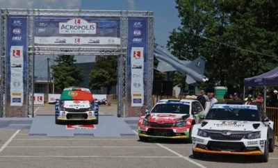 Θριαμβευτικό 1-2-3 για τη SKODA Fabia R5 στo Ράλλυ Ακρόπολις • Τρεις SKODA Fabia R5 τερμάτισαν στις αντίστοιχες πρώτες θέσεις του εφετινού, 64ου Ράλλυ Ακρόπολις • Νικητής ο Πορτογάλος Μπρούνο Μαγκαλιάες με συνοδηγό τον Ούγκο Μαγκαλιάες • Συνολικά οκτώ SKODA Fabia R5 τερμάτισαν στην πρώτη δεκάδα του εφετινού αγώνα, αποδεικνύοντας με τον πιο εμφατικό τρόπο την κυριαρχία της SKODA • Ο αγώνας συμπεριλαμβάνεται στο καλεντάρι του Ευρωπαϊκού Πρωταθλήματος Ράλλυ (ERC) Με κυριαρχία των SKODA Fabia R5, ολοκληρώθηκε το εφετινό, 64ο Ράλλυ Ακρόπολις, τρίτος αγώνας του Ευρωπαϊκού Πρωταθλήματος Ράλλυ – ERC. Και τις τρεις θέσεις του βάθρου κατέκτησαν πληρώματα με SKODA Fabia R5 ενώ συνολικά οκτώ αυτοκίνητα στην πρώτη δεκάδα ήταν Fabia R5! Νικητές αναδείθηκαν οι Πορτογάλοι Μπρούνο Μαγκαλιάες (Bruno Magalhaes) και Ούγκο Μαγκαλιάες (Hugo Magalhaes). Στη δεύτερη θέση οι Norbert Herczig και Ramon Ferencz από την Ουγγαρία ενώ στην τρίτη οι Πολωνοί Hubert Ptaszek και Maciej Szczepaniak. Ο αγώνας ήταν ιδιαίτερα σκληρός, δικαιώνοντας τη φήμη του. Οι τρεις φορές πρωταθλητές Πορτογαλίας ακολούθησαν μία συνετή στρατηγική στο πρώτο σκέλος του αγώνα και είδαν πολλά από τα πληρώματα που είχαν βλέψεις για τη νίκη, σύντομα να βγαίνουν νοκάουτ στα σκληρά ακροπολικά χώματα. Στη συνέχεια, το πρωί του Σαββάτου, πίεσαν και πέρασαν στην πρώτη θέση, δημιουργώντας σταδιακά μια διαφορά από τους διώκτες τους. Για τις ειδικές το απόγευμα του Σαββάτου «φόρεσαν» στη Fabia R5 τη σκληρή γόμα ελαστικών, επιλογή που αποδείχθηκε σοφή καθώς τους εδραίωσε στην πρώτη θέση. Την Κυριακή, τελευταία μέρα του αγώνα, με έξυπνη τακτική κατέκτησαν τη νίκη, που τους φέρνει στη δεύτερη θέση του Ευρωπαϊκού Πρωταθλήματος Ράλλυ – ERC. Επόμενος αγώνας του Ευρωπαϊκού Πρωταθλήματος Ράλλυ – ERC το Ράλλυ Κύπρου, 15-17 Ιουνίου.