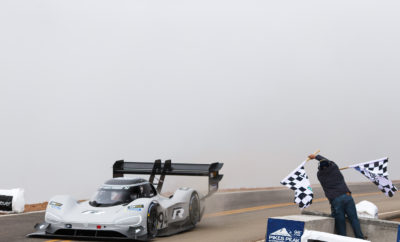 Η Volkswagen έγραψε ιστορία με το I.D. R Pikes Peak – ρεκόρ όλων των εποχών • Η Volkswagen κατέρριψε το ρεκόρ ανάβασης στον περίφημο αγώνα του Pikes Peak, με το I.D. R Pikes Peak, σπάζοντας το φράγμα των 8 λεπτών • Τα 7΄ 57΄΄ 148 εκατοστά που σημείωσε το ηλεκτρικό πρωτότυπο της Volkswagen είναι ο καλύτερος χρόνος όλων των εποχών στη διάσημη ανάβαση • Ο Γάλλος πιλότος Ρομαίν Ντυμά, στο τιμόνι του I.D. R Pikes Peak, κατέβασε το χρόνο που είχε σημειώσει ο Σεμπαστιάν Λέμπ το 2013, κατά 16 ολόκληρα δευτερόλεπτα • Το I.D. R Pikes Peak, κάνει εντυπωσιακή είσοδο ως το σπορ μέλος στην I.D., την αμιγώς ηλεκτρική νέα οικογένεια μοντέλων της Volkswagen, με τις δάφνες του νικητή Το απόγευμα της Κυριακής ήταν μία ιστορική μέρα όχι μόνο για τη Volkswagen, αλλά την αυτοκίνηση γενικότερα. Το I.D. R Pikes Peak, το αμιγώς ηλεκτροκίνητο αγωνιστικό αυτοκίνητο της Volkswagen, στα χέρια του Γάλλου πιλότου Ρομαίν Ντυμά (Romain Dumas), ανέβηκε τη διάσημη ανάβαση του Pikes Peak, στο βουνό του Κολοράντο, σε χρόνο ρεκόρ 7΄ 57΄΄ 148 εκατοστά. Το περίπου 680 ίππων πρωτότυπο, όχι μόνο βελτίωσε κατά 16 ολόκληρα δευτερόλεπτα το προηγούμενο ρεκόρ, του επίσης Γάλλου Σεμπαστιάν Λεμπ από το 2013, αλλά έδωσε μία σαφή εικόνα του μέλλοντος που έρχεται, αφήνοντας πίσω του πολλά ισχυρά πρωτότυπα με κινητήρα εσωτερικής καύσης. Παράλληλα, ο Ρομαίν Ντυμά έγινε μέλος ενός πολύ ιδιαίτερου club νικητών του διάσημου αγώνα, που περιλαμβάνει μερικά ονόματα-θρύλους του παγκόσμιου μηχανοκίνητου αθλητισμού, όπως ο Σεμπαστιάν Λεμπ, ο Βάλτερ Ρέρλ, η Μισέλ Μουτόν, ο Στιγκ Μπλόμκβιστ. Σχεδόν 20 χιλιόμετρα απόστασης, 156 απαιτητικές στροφές, υψομετρική διαφορά 2.900 μέτρων, μία και μόνη ευκαιρία. Το περίπου 1.100 κιλών – μαζί με τις μπαταρίες – πρωτότυπο, αποδείχθηκε το ιδανικό όχημα για την κατάρριψη του ρεκόρ. Καινοτόμα τεχνολογία αιχμής που χαρακτηρίζεται από υψηλή ισχύ, βέλτιστη κατανάλωση ενέργειας, ελαχιστοποιημένο βάρος και εξελιγμένη αεροδυναμική, με ένα και μόνο στόχο, να γράψει ιστορία. Στον υπεραιωνόβιο αγώνα, ο Ρομαίν Ντυμά απολαμβάνει τη σαμπάνια του νικητή για 4η φορά στην καριέρα του, αυτή όμως είναι η πιο ένδοξη. Στην προσπάθεια για την ιστορική νίκη, η Volkswagen είχε δώσει σημασία στην παραμικρή λεπτομέρεια. Ακόμα και αυτή η διαδικασία της φόρτισης, ήταν αποτέλεσμα τόσο στρατηγικής όσο και ανάπτυξης τεχνολογίας με «πράσινο» περιβαλλοντικό αποτύπωμα. Σύμφωνα με τους κανονισμούς, σε περίπτωση διακοπής του αγώνα, θα έπρεπε να είναι δυνατή η πλήρης φόρτιση του μονοθέσιου σε λιγότερο από 20 λεπτά. Την απαιτούμενη για τη φόρτιση ηλεκτρική ενέργεια, παρείχαν γεννήτριες στους πρόποδες του Pikes Peak, οι οποίες χρησιμοποιούσαν γλυκερίνη ως καύσιμο. Η γλυκερίνη, η οποία παράγεται κατά την παρασκευή βιοντίζελ, καίγεται χωρίς την έκλυση επιβλαβών αερίων ή παραγωγή στερεών αποβλήτων. Από τη φύση της είναι μή-τοξική ενώ θεωρείται ακίνδυνη και χρησιμοπποιείται σε πολλές άλλες εφαρμογές, ακόμα και στη βιομηχανία τροφίμων ή καλλυντικών. Όλοι όσοι ενεπλάκησαν στο συγκεκριμένο project δεν μπορούσαν να κρύψουν τη χαρά και τη συγκίνησή τους. Σε λιγότερο από 250 μέρες, από την ανακοίνωση της πρόθεσης της Volkswagen να καταρρίψει το ρεκόρ μέχρι την πετυχημένη κατάληξη, επιστήμονες, σχεδιαστές, μηχανικοί μαζί με την αγωνιστική ομάδα, έδωσαν τον καλύτερο εαυτό τους, πρώτα σε ένα αγώνα ενάντια στο χρόνο για τη σωστή προετοιμασία. Στο τέλος, ανέλαβε ο Ρομαίν Ντυμά ο οποίος, με την εμπειρία και το ταλέντο του, έφερε σε πέρας το τελευταίο στάδιο του project.