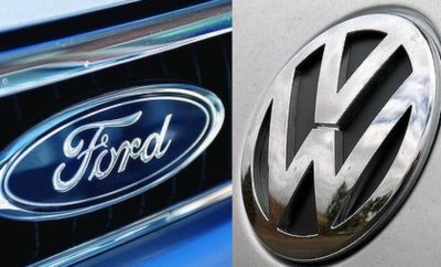 Η Volkswagen AG και η Ford Διερευνούν τις Προοπτικές Στρατηγικής Συνεργασίας με Σκοπό την Διεύρυνση των Δυνατοτήτων, την Ενίσχυση της Ανταγωνιστικότητας και την Καλύτερη Εξυπηρέτηση των Πελατών • Η Volkswagen AG και η Ford διερευνούν προοπτικές στρατηγικής συνεργασίας • Οι εταιρίες εξετάζουν αρκετά κοινά projects – όπως κοινή εξέλιξη μιας σειράς επαγγελματικών οχημάτων για την καλύτερη εξυπηρέτηση των αυξανόμενων αναγκών των πελατών σε όλο τον κόσμο • Πιθανά projects στοχεύουν στην ενίσχυση της ανταγωνιστικότητας κάθε εταιρίας με περισσότερες πληροφορίες να ανακοινώνονται με την πρόοδο των συνομιλιών • Η VW και η Ford δήλωσαν ότι μία ενδεχόμενη στρατηγική συνεργασία δεν θα εμπεριέχει αλλαγές μετοχικών κεφαλαίων και ανταλλαγές μετοχών WOLFSBURG, Γερμανία, και DEARBORN, Mich., ΗΠΑ, 20 Ιουνίου, 2018 - Η Volkswagen AG και η Ford Motor Company ανακοίνωσαν σήμερα την υπογραφή Μνημονίου Συνεργασίας (Memorandum of Understanding) και διερευνούν τη σύναψη στρατηγικής συνεργασίας, η οποία θα ενισχύει την ανταγωνιστικότητα κάθε εταιρίας και θα παρέχει καλύτερη εξυπηρέτηση στους πελάτες παγκοσμίως. Οι εταιρίες διερευνούν πιθανά projects σε αρκετούς τομείς – μεταξύ άλλων, την εξέλιξη μιας σειράς επαγγελματικών οχημάτων για την καλύτερη εξυπηρέτηση των συνεχώς αυξανόμενων αναγκών των πελατών. Η προτιθέμενη συνεργασία δεν θα εμπεριέχει αλλαγές μετοχικών κεφαλαίων και ανταλλαγές μετοχών. «Η Ford δεσμεύεται στη βελτίωση της επιχειρηματικής ευρωστίας και στην αξιοποίηση προσαρμοζόμενων επιχειρηματικών μοντέλων – που περιλαμβάνουν συνεργασία με εταίρους για τη βελτίωση της αποδοτικότητας και κερδοφορίας» δήλωσε ο Jim Farley, president of Global Markets της Ford. «Αυτή η πιθανή συμμαχία με το Volkswagen Group είναι ένα ακόμα παράδειγμα του τρόπου με τον οποίο μπορούμε να βελτιώσουμε την επιχειρηματική μας ευρωστία, δημιουργώντας μία επιτυχημένη, παγκόσμια προϊοντική γκάμα και επεκτείνοντας τις δυνατότητές μας. «Ανυπομονούμε να εξετάσουμε τις επόμενες ημέρες, μαζί με την ομάδα της Volkswagen, τον ποιο τρόπο με τον οποίο θα μπορέσουμε να συνεργαστούμε ώστε να εξυπηρετήσουμε καλύτερα τις εξελισσόμενες ανάγκες των πελατών επαγγελματικών οχημάτων – και πολλά ακόμα.» Ο Dr. Thomas Sedran, Επικεφαλής Στρατηγικής του Volkswagen Group δήλωσε, «Οι αγορές και η ζήτηση των πελατών μεταβάλλονται με απίστευτη ταχύτητα. Και οι δύο εταιρίες έχουν ήδη ισχυρές και αλληλοσυμπληρωματικές θέσεις σε διαφορετικές κατηγορίες επαγγελματικών οχημάτων. Η προσαρμογή στις αυξανόμενες προκλήσεις επιτάσσει την απόκτηση ευελιξίας μέσω συνεργασιών. Αυτό είναι βασικό στοιχείο της Στρατηγικής του Volkswagen Group για το 2025. Η πιθανή βιομηχανική συνεργασία με τη Ford θεωρείται ως μία ευκαιρία για βελτίωση της ανταγωνιστικότητας και των δύο εταιριών σε όλο τον κόσμο.» Περισσότερες πληροφορίες θα ανακοινωθούν με την πρόοδο των συνομιλιών.