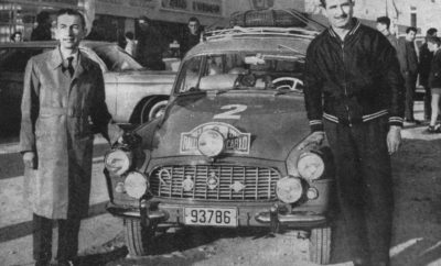 Στις 30 Ιανουαρίου 2019 το 22o Rally Monte Carlo Historique θα εκκινήσει και από την Αθήνα. Ο ΣΙΣΑ μετά την περυσινή μεγάλη επιτυχία των Δελαπόρτα-Μουστάκα ζήτησε και πήρε έγκριση από το Automobile Club de Monaco να γίνει η Αθήνα μία από τις πόλεις που θα εκκινήσει το Ιστορικό Ράλλυ Μοντε Κάρλο. Η πρώτη συνέντευξη τύπου στο πάντα φιλόξενο Ελληνικό Μουσείο Αυτοκινήτου σηματοδότησε και την αρχή της προετοιμασίας για αυτήν τη μεγάλη εκδήλωση. Όλοι οι Έλληνες ενωμένοι, ο ΣΙΣΑ μπροστά, με την υποστήριξη και της ΕΟ.ΦΙΛΠΑ και της ΟΜΑΕ, φαίνεται ότι μπορούν να πετύχουν πολλά. Η πρώτη εκκίνηση του Rally Monte Carlo από την Αθήνα έγινε για πρώτη φορά το 1927! Η τελευταία εκκίνηση ήταν εκείνη του 1975. Κι μάλιστα χωρίς Ελληνικό πλήρωμα! Έχει ήδη αρχίσει η προετοιμασία για την επαν-εκκίνηση! Αυτή τη φορά για το Ιστορικό Monte, εκείνο του WRC δεν έχει φυσικά πολλαπλές εκκινήσεις, ωστόσο και αυτό που πέτυχαν οι Έλληνες αγωνιζόμενοι και παράγοντες είναι μεγάλη επιτυχία. Στις 30 Ιανουαρίου θα γίνει η Πανηγυρική εκκίνηση από ράμπα κάτω από την Ακρόπολη. Προορισμός η Πάτρα, από όπου με πλοίο οι συμμετέχοντες θα πλεύσουν για Ανκόνα. Μέχρι το λιμάνι της Πάτρας θα συνοδεύσουν τα αυτοκίνητα Ιστορικά οχήματα μελών του ΣΙΣΑ και όχι μόνον. Την επόμενη ημέρα οι συμμετέχοντες θα καλύψουν την απόσταση των 424 χλμ. μέχρι το Μιλάνο. Θα διανυκτερεύσουν και θα ξεκινήσουν την 1η Φεβρουαρίου με προορισμό το Μόντε Κάρλο. Περισσότερες πληροφορίες στο www.sisa.gr και στα τηλέφωνα 2109704457 και 6945700040