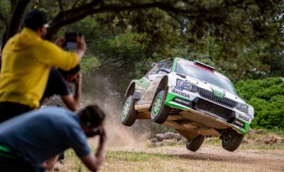 Νίκη για τη SKODA Fabia R5 και στη Σαρδηνία • Ακόμα μία νίκη για τη SKODA Fabia R5 στο εφετινό Παγκόσμιο Πρωτάθλημα Ράλλυ, στη WRC 2, αυτή τη φορά στο Ράλλυ Σαρδηνίας, με πλήρωμα τους Κοπέτσκυ / Ντρέσλερ • Η νίκη στην Ιταλία ήταν η 6η σε 7 αγώνες για τη SKODA Fabia R5 • Μετά τους πρώτους επτά αγώνες της χρονιάς, τρεις οδηγοί της SKODA Motorsport προηγούνται στο πρωτάθλημα οδηγών της WRC 2 Ακόμα μία νίκη για τη SKODA Fabia R5! Αυτή τη φορά στο Ράλλυ Σαρδηνίας, με τους Γιαν Κοπέτσκυ / Πάβελ Ντρέσλερ (Jan Kopecký / Pavel Dresler) να ανεβαίνουν στο ψηλότερο σκαλί του βάθρου στη WRC 2. Ήταν η 3η εφετινή νίκη για τους Κοπέτσκυ / Ντρέσλερ, που τους φέρνει στη 2η θέση του πρωταθλήματος οδηγών. Στη Σαρδηνία η SKODA Motorsport πέτυχε διπλή νίκη καθώς στην 2η θέση της WRC 2 τερμάτισαν οι νεαροί Νορβηγοί Όλε Κρίστιαν Βέιμπι / Στιγκ Ρούνε Σκιάρμοεν (Ole Christian Veiby / Stig Rune Skjærmoen), το junior πλήρωμα της SKODA. Με τη SKODA να έχει κατακτήσει τη νίκη στους 6 από τους 7 πρώτους αγώνες της σαιζόν, οι τρεις οδηγοί της, ο Πόντους Τίντεμαντ (ο οποίος δεν αγωνίστηκε αυτό το Σαββατοκύριακο), ο Γιαν Κοπέτσκυ και ο Όλε Κρίστιαν Βέιμπι έχουν καταλάβει τις τρεις πρώτες θέσεις της βαθμολογικής κατάταξης στο πρωτάθλημα της WRC 2, αποδεικνύοντας την υπεροχή και την αξιοπιστία της ασυναγώνιστης SKODA Fabia R5. Επόμενος αγώνας, στις 26-29/7 στη Φινλανδία. Τελικά αποτελέσματα Ράλλυ Ιταλίας (WRC 2) 1. Kopecký/Dresler (CZE/CZE), SKODA FABIA R5, 3:42:33.3 h 2. Veiby/Skjaermœn (NOR/NOR), SKODA FABIA R5, +3:02.6 min. 3. Ciamin/de la Haye (FRA/FRA), Hyundai i20, +3:18.7 min. 4. Andolfi/Scattolin (ITA/ITA), SKODA FABIA R5, +6:32.2 min. 5. Pieniazek/Mazur (POL/POL), SKODA FABIA R5, +7:11.3 min. Βαθμολογία Οδηγών WRC 2 (μετά από 7 από τους συνολικά 13 αγώνες) 1. Tidemand (SWE), SKODA, 93 βαθμοί 2. Kopecký (CZE) SKODA, 75 βαθμοί 3. Veiby (NOR), SKODA, 45 βαθμοί 4. Greensmith (GBR), Ford, 40 βαθμοί Pieniazek (POL), ŠKODA, 40 βαθμοί