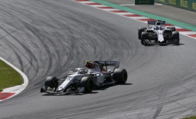 Μετά τον πρώτο διπλό τερματισμό στους βαθμούς την προηγούμενη βδομάδα στην Αυστρία, η Alfa Romeo Sauber F1 Team οδεύει προς τον 3ο συνεχόμενο αγώνα, το Βρετανικό Grand Prix στο Σίλβερστον. Με πλούσια ιστορία και υψηλή απήχηση μεταξύ των φιλάθλων του μηχανοκίνητου αθλητισμού, πρόκειται για ένα αγωνιστικό Σαββατοκύριακο, για το οποίο οι Marcus Ericsson και Charles Leclerc αδημονούν. Αμφότεροι οι οδηγοί έχουν χαρακτηρίσει τις ανανεωμένες γρήγορες καμπές της πίστας ως προκλήσεις που εκτιμούν πολύ. Οι απρόβλεπτες καιρικές συνθήκες στο Σίλβερστον προσθέτουν μια ακόμη πρόκληση για ομάδες και οδηγούς. Η Alfa Romeo Sauber F1 Team γιορτάζει μια ειδική περίσταση αυτό το αγωνιστικό Σαββατοκύριακο. Πρόκειται για την 68η επέτειο από την πρώτη νίκη της Alfa Romeo σε Grand Prix. Ήρθε από τον Giuseppe "Nino" Farina που οδηγούσε μια Alfa Romeo GP Tipo 158 "Alfetta" στις 13 Μαΐου του 1950 στο Σίλβερστον. Marcus Ericsson (μονοθέσιο Νο 9): "Το Σίλβερστον είναι ένας από τους αγαπημένους μου αγώνες στο πρόγραμμα. Πρόκειται για μια πίστα που συνδυάζει τα πάντα, αλλά εμένα μου αρέσει ιδιαίτερα η αλληλουχία γρήγορων καμπών. Αυτές πραγματικά σε προκαλούν ως οδηγό και θεωρώ ότι η οδήγηση σε τέτοιες στροφές είναι ένα από τα δυνατά μου σημεία. Οι Βρετανοί φίλαθλοι πάντοτε γεμίζουν τις κερκίδες αυτό καθιστά τον αγώνα ακόμη πιο ξεχωριστό. Ο καιρός παίζει σημαντικό ρόλο και οι ευμετάβλητες συνθήκες μπορεί να δώσουν πιο πικάντικη τροπή. Πρόκειται για έναν από τους ξεχωριστούς αγώνες στο ημερολόγιο της F1 και είναι σημαντικό ότι πηγαίνουμε εκεί με την αυτοπεποίθηση που μας δίνει το καλό αποτέλεσμα στην Αυστρία." Charles Leclerc (μονοθέσιο Νο 16): "Ανυπομονώ να οδηγήσω στο Σίλβερστον. Είναι μια πίστα με υψηλή μέση ωριαία ταχύτητα και είμαι λάτρης του τύπου στροφών που περιέχει η διαδρομή. Γενικά απολαμβάνω πολύ την οδήγηση υπό βροχή. Ο καιρός στην Αγγλία είναι σχετικά απρόβλεπτος οπότε ελπίζω να πέσει λίγη βροχή ώστε να προσθέσει σε πρόκληση, κατά τη διάρκεια των περιόδων. Είναι ένας ιστορικός αγώνας και υπάρχουν πολλοί παθιασμένοι φίλαθλοι που μας υποστηρίζουν στην πίστα. Αυτό καθιστά ιδιαίτερη την ατμόσφαιρα και ξεχωριστό το Σαββατοκύριακο. Ανυπομονώ να βρεθώ ξανά στο μονοθέσιο." Δεδομένα πίστας: Με τις πολλές γρήγορες καμπές που έχει το Σίλβερστον απαιτεί υψηλή κάθετη δύναμη και σταθερό μονοθέσιο. Όσον αφορά στο σετάρισμα πρόκληση είναι να βρεθεί η ισορροπία ανάμεσα στις απαιτήσεις για υψηλή ταχύτητα στο παλιό τμήμα τις πίστας (ως το 2009) και στις απαιτήσεις για πρόσφυση και σταθερότητα στο νέο τμήμα της πίστας (από το 2011). Διαδρομή Πίστα Σίλβερστον / 5,891 km Απόσταση αγώνα 52 γύροι / 306.198 km Πρόγραμμα Κατατακτήριες δοκιμές 16:00 Ελλάδος (14:00 τοπική ώρα), Αγώνας 16:10 Ελλάδος, (14:10 τοπική ώρα) Επιλογή γομών ελαστικών: Οδηγός Marcus Ericsson Charles Leclerc Σκληρή 1 1 Μέση 3 3 Μαλακή 9 9 Πληροφορίες οδηγών: Marcus Ericsson Charles Leclerc Γεννήθηκε 02.09.1990 / Kο (SE) 16.10.1997 / Monte Carlo (MC) Ύψος / Βάρος 1,80 m / 70 kg 1,80 m / 67 kg Πρώτο GP Aυστραλία 2014 Aυστραλία 2018 Εκκινήσεις σε GP 85 9 Καλύτερο αποτέλεσμα σε αγώνα 8ος Australia (2015) 6ος Αζερμπαϊτζάν (2018) Καλύτερο αποτέλεσμα σε κατατακτήριες δοκιμές 10ος Mαλαισία (2015), 10ος Κίνα (2015), 10ος Iταλία (2015) 8ος Γαλλία (2018) Βαθμοί 2018 3 13 Βαθμοί συνολικά 12 10