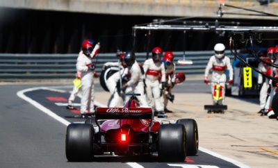 Αlfa Romeo Sauber F1 Team οδεύει προς τους δυο τελευταίους συνεχόμενους αγώνες πριν από την καλοκαιρινή ανάπαυλα. Ο πρώτος σταθμός είναι στο Χοκενχάιμ, οι Marcus Ericsson και Charles Leclerc ανυπομονούν ν' αγωνιστούν στο Γερμανικό Grand Prix, έναν αγώνα που απουσίαζε από το πρόγραμμα της Formula 1 για ένα χρόνο. Τόσο η ομάδα όσο και οι οδηγοί αισθάνονται αυτοπεποίθηση ότι θα ολοκληρώσουν με θετικό τρόπο το πρώτο μισό της σεζόν καθώς παλεύουν σταθερά στο μέσο της κατάταξης τα τελευταία αγωνιστικά Σαββατοκύριακα. Ο δοκιμαστής και αναπληρωτής οδηγός, της Alfa Romeo Sauber F1 Team, Antonio Giovinazzi, θα οδηγήσει στη θέση του Marcus Ericsson στην πρώτη περίοδο ελεύθερων δοκιμών του Γερμανικού Grand Prix αυτό το Σαββατοκύριακο. Marcus Ericsson (μονοθέσιο Νο 9): "Το Χοκενχάιμ είναι μια πίστα στην οποία έχω οδηγήσει πολλές φορές στη Formula 1 όπως και σε GP2, Formula 3 όταν ήμουν νεώτερος. Είναι μια ωραία πίστα. Η μεγαλύτερη πρόκληση βρίσκεται στο τελευταίο τμήμα το οποίο μπορεί ν' απογειώσει ή να καταστρέψει το γύρο σου: Είναι σημαντικό να έχουμε καλή τελική ταχύτητα στις ευθείες και θα αντιμετωπίσω με τον τρόπο μου τα πέταλα στο πρώτο μέρος του γύρου. Συνήθως έρχονται αρκετοί Σουηδοί σ' αυτό το Grand Prix ελπίζω να δω πολλούς και φέτος. Η στήριξή τους είναι πάντοτε σπουδαία. Ως ομάδα έχουμε μια θετική δυναμική στην απόδοσή μας καθότι κάθε αγωνιστικό Σαββατοκύριακο παρουσιαζόμαστε και πιο ανταγωνιστικοί. Ανυπομονώ να εμφανιστώ ξανά και να δώσω μάχη για βαθμούς στο Χοκενχάιμ." Charles Leclerc (μονοθέσιο Νο 16): "Το Hockenheimring είναι μια πίστα που γνωρίζω καλά ειδικά από τα χρόνια που αγωνιζόμουν στη Formula3. Είναι μια σχετικά τεχνική πίστα με ένα εντυπωσιακό στάδιο που συνήθως είναι γεμάτο θεατές. Πραγματικά ανυπομονώ να βρεθώ εκεί, είναι σπουδαίο που το Γερμανικό Grand Prix επέστρεψε στο πρόγραμμα. Ελπίζω να μπορέσουμε να προοδεύσουμε όπως στους προηγούμενους αγώνες και να συνεχίσουμε να δίνουμε μάχη για βαθμούς." Δεδομένα πίστας: Το Hockeinheimring επιστρέφει φιλοξενώντας το Γερμανικό Grand Prix 2018. Η πίστα είναι μια μίξη ευθειών υψηλής ταχύτητας που έχουν απομείνει από την παλιά μεγάλη έκδοση της πίστας και ένα αργό τμήμα στις τελευταίες στροφές. Το «Motodrom» ή το τμήμα του Σταδίου είναι μια εντυπωσιακή περιοχή για να παρακολουθήσει κανείς τον αγώνα. Οι θεατές μπορούν ν' ακούσουν και να δουν τα μονοθέσια να έρχονται από τη στροφή 10. Η περιοχή του Σταδίου προσφέρει ορατότητα σ' όλο το τελευταίο τμήμα των αργών στροφών έτσι είναι εύκολο να παρακολουθείς τους ηρωικούς οδηγούς και τις ομάδες. Αυτό προσθέτει στην ένταση του αγώνα. Διαδρομή Πίστα Hockeinheimring / 4.574 km Απόσταση αγώνα 67 γύροι / 306.458 km Πρόγραμμα Κατατακτήριες δοκιμές 16:00 Ελλάδος (15:00 τοπική ώρα), Αγώνας 16:10 Ελλάδος, (15:10 τοπική ώρα) Επιλογή γομών ελαστικών: Οδηγός Marcus Ericsson Charles Leclerc Μέση 2 3 Μαλακή 3 2 Πάρα πολύ μαλακή 8 8 Πληροφορίες οδηγών: Marcus Ericsson Charles Leclerc Γεννήθηκε 02.09.1990 / Kumla (SE) 16.10.1997 / Monte Carlo (MC) Ύψος / Βάρος 1,80 m / 70 kg 1,80 m / 67 kg Πρώτο GP Aυστραλία 2014 Aυστραλία 2018 Εκκινήσεις σε GP 86 10 Καλύτερο αποτέλεσμα σε αγώνα 8ος Australia (2015) 6ος Αζερμπαϊτζάν (2018) Καλύτερο αποτέλεσμα σε κατατακτήριες δοκιμές 10ος Mαλαισία (2015), 10ος Κίνα (2015), 10ος Iταλία (2015) 8ος Γαλλία (2018) Βαθμοί 2018 3 13 Βαθμοί συνολικά 12 13