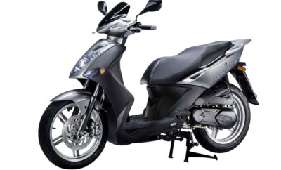 KYMCO AGILITY 125i CBS E4 Best seller, best ever και… τρέχει οικονομικά! Σημαντικά αναβαθμισμένο στις νέες προδιαγραφές Euro4, το Agility 125 του 2018 συνεχίζει την παράδοση που το ίδιο δημιούργησε. Η σειρά Agility είναι αυτή που αποτελεί τα best seller μοντέλα της Kymco από το 2008 που παρουσιάστηκε και αυτό είναι κάτι που το είχαν καλά κατά νου οι άνθρωποι της εταιρίας πριν το αναβαθμίσουν. Όλες οι αλλαγές και βελτιώσεις έγιναν με μέλημα την απρόσκοπτη καθημερινή μετακίνηση, συνδυάζοντας με μοναδικό τρόπο στυλ, ευχρηστία και οικονομία. Το Agility 125i CBS είναι πλέον το πιο πλήρες scooter της κατηγορίας, αποτελώντας την πρώτη επιλογή για όσους δεν κάνουν συμβιβασμούς σε τομείς όπως η ποιότητα, η αξιοπιστία και η αντοχή στη σκληρή αστική χρήση. Εξοπλισμένο στο εξής με ηλεκτρονικά ελεγχόμενο ψεκασμό, προσφέρει βελτιωμένες επιδόσεις με ταυτόχρονη μείωση των εκπομπών ρύπων και της κατανάλωσης, που φτάνει τα 40 χιλιόμετρα με ένα λίτρο βενζίνης! Με το ρεζερβουάρ καυσίμου στα 6 λίτρα, εξασφαλίζεται ακόμα μεγαλύτερη αυτονομία! H απόδοση του κινητήρα είναι 9 ίπποι και σε συνδυασμό με τη ροπή των 9Nm υπογράφει τη μεστή απόδοση και την άμεση απόκριση στο άνοιγμα του γκαζιού, παρέχοντας τις απαιτούμενες επιδόσεις σε επιταχύνσεις από στάση και ρεπρίζ. Στόχος των σχεδιαστών ήταν η απόδοση στις χαμηλομεσαίες στροφές και η απλότητα της κατασκευής, κάτι που συνεπάγεται μικρό κόστος, χαμηλό βάρος, εύκολη και οικονομική συντήρηση. Το νέο σύστημα συνδυασμένης λειτουργίας (CBS), οι νέες διπίστονες δαγκάνες στα μεγαλύτερης διαμέτρου δισκόφρενα και τα υψηλής πιέσεως μεταλλικά σωληνάκια των φρένων είναι στοιχεία που εγγυώνται ακόμα πιο ασφαλές φρενάρισμα, προσφέροντας αίσθηση και αποτελεσματικότητα. Χρησιμοποιώντας μόνο τη μανέτα του πίσω φρένου η δύναμη πέδησης κατανέμεται και στα δύο δισκόφρενα (μπροστά και πίσω), με αποτέλεσμα ακόμα μεγαλύτερη ακρίβεια στη λειτουργία, βελτιωμένη απόδοση στην επιβράδυνση, καθώς και ελαχιστοποιημένη απόσταση ακινητοποίησης του οχήματος. O στάνταρ εξοπλισμός του νέου Agility 125 δεν θα αφήσει κανέναν παραπονεμένο, περιλαμβάνοντας όλα όσα επιθυμεί ένας υποψήφιος αγοραστής αυτής της κατηγορίας: - Πρίζα παροχής 12V, φώτα πορείας LED, ντουλαπάκι που κλειδώνει, επίπεδο πάτωμα, γάντζος ανάρτησης αντικειμένων, σχάρα με χειρολαβές συνεπιβάτη, χώρος για κράνος τύπου Jet κάτω από τη σέλα, αλουμινένιες ζάντες, σινιάλο στα φώτα, αλλά και πίνακας οργάνων με ενδείξεις για ταχύτητα, στάθμη βενζίνης, ολικό χιλιομετρητή, ψηφιακό ρολόϊ και ενδεικτικές λυχνίες. ΧΑΡΑΚΤΗΡΙΣΤΙΚΑ AGILITY 125i CBS  Ηλεκτρονικός ψεκασμός  Κινητήρας Euro4 με απόδοση 9Hp  Δύο δισκόφρενα με σωληνάκια “υψηλής πιέσεως”  Δαγκάνες δύο εμβόλων και στα δύο δισκόφρενα  Σύστημα συνδυασμένης λειτουργίας φρένων (CBS)  Φώτα πορείας LED  Eπίπεδο πάτωμα  Παροχή 12V  Σχάρα με χειρολαβές συνεπιβάτη  Αποθηκευτικός χώρος κάτω από τη σέλα  Ντουλάπι που κλειδώνει  Ζάντες αλουμινίου 16″  Άγκιστρο αποσκευών  Σινιάλο στη μεγάλα σκάλα των φώτων Η τιμή του νέου Agility 125i CBS είναι 1.895€ με δυνατότητα 12μηνης άτοκης εξόφλησης με πιστωτική κάρτα ή επιδοτούμενης χρηματοδότησης για μεγαλύτερο χρονικό διάστημα. Όπως όλα τα μοντέλα της Kymco, το νέο Agility καλύπτεται από εργοστασιακή εγγύηση 2 ετών χωρίς περιορισμό χιλιομέτρων. Για περισσότερες πληροφορίες μπορείτε να απευθυνθείτε στο τηλ. 800-11-20025 και στις ιστοσελίδες www.kymco.gr και www.facebook.com/kymco.gr