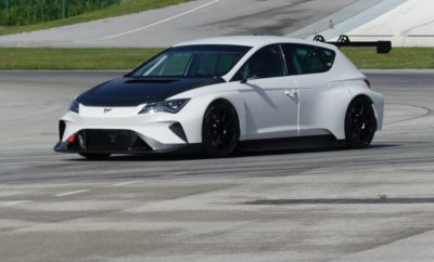 Το ηλεκτρικό αγωνιστικό CUPRA e-Racer για πρώτη φορά σε πίστα / Οι δοκιμές στη πίστα επιβεβαίωσαν την επιτυχή ενσωμάτωση των μπαταριών με τα υπόλοιπα εξαρτήματα / Το πακέτο μπαταριών του e-Racer αποτελείται από 6.072 κυκλικά στοιχεία και ισοδυναμεί με μια μπαταρία για 9.000 κινητά τηλέφωνα Η CUPRA έφερε το e-Racer για πρώτη φορά σε πίστα αγώνων στο Zagreb της Κροατίας προκειμένου να δοκιμάσει την ενσωμάτωση της ηλεκτρικής μπαταρίας με τα υπόλοιπα εξαρτήματα του οχήματος. Κάθε ηλεκτρικό και ηλεκτρονικό σύστημα, η μπαταρία, το σύστημα ψύξης και προώθησης είχε προηγουμένως δοκιμαστεί ξεχωριστά. Όλα τα εξαρτήματα ενσωματώθηκαν για πρώτη φορά και η λειτουργία τους δοκιμάστηκε στη πίστα αγώνων στο Zagreb με πολύ αισιόδοξα αποτελέσματα για την ομάδα CUPRA. Κατά τη διάρκεια των δοκιμών, οι συνθήκες θερμοκρασίας της πίστας επιβεβαίωσαν ότι το CUPRA e-Racer είναι έτοιμο να αντιμετωπίσει τις προκλήσεις του ανταγωνισμού. Οι αρχικές δοκιμές έδωσαν πολύ θετικά συμπεράσματα. Δημιουργία του πρώτου επαναφορτιζόμενου αγωνιστικού αυτοκινήτου τουρισμού Η μπαταρία σε αυτό το πλήρως ηλεκτρικό αγωνιστικό αυτοκίνητο αποτελείται από 6.072 κυκλικά στοιχεία και ισοδυναμεί με μία μπαταρία για 9.000 κινητά τηλέφωνα. Με αυτά τα στοιχεία η αυτονομία του e-Racer καθίσταται απόλυτα συμβατή για να αγωνιστεί στα πλαίσια του νέου θεσμού E-TCR (Electric Touring Car Races). Τα αποτελέσματα που συγκεντρώθηκαν από αυτές τις δοκιμές θα χρησιμοποιηθούν για την αναπροσαρμογή της ρύθμισης των συστημάτων ώστε το επόμενο βήμα να επικεντρωθεί στην απόδοση του οχήματος. Ο SEAT Vice-president Research and Development, Dr.Matthias Rabe δήλωσε ότι «με το CUPRA e-Racer θέλουμε να πάμε τους αγώνες στο επόμενο επίπεδο. Θέλουμε να αποδείξουμε ότι μπορούμε να επανασχεδιάσουμε το μηχανοκίνητο αθλητισμό και να επιτύχουμε. Ο μηχανοκίνητος αθλητισμός είναι ένας από του πυλώνες της CUPRA και είμαστε υπερήφανοι για την ομάδα που κάνει αυτό το αγωνιστικό ηλεκτρικό αυτοκίνητο πραγματικότητα».