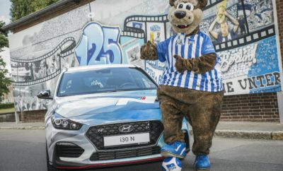 Η Hyundai υπέγραψε πολυετή συμφωνία με τη Hertha BSC • Η Hyundai Motor Παγκόσμιος Συνεργάτης Αυτοκινήτου του συλλόγου της Bundesliga έως το 2021 • Το λογότυπο της Hyundai θα κοσμεί το μανίκι των εμφανίσεων της Hertha BSC σε αγώνες της Bundesliga από την επόμενη σεζόν Η Hyundai Motor ανακοίνωσε πολυετή συνεργασία με την Hertha BSC ως Παγκόσμιος Συνεργάτης Αυτοκινήτου. Από τη σεζόν 2018-2019 το λογότυπο της Hyundai θα κοσμεί το μανίκι της εμφάνισης της ομάδας σε όλους τους αγώνες της Bundesliga μέχρι το 2021. Βασιζόμενη στην ισχυρή σχέση της με τον χώρο του ποδοσφαίρου, είναι η πρώτη φορά που η Hyundai έχει δημιουργήσει μια τέτοια εταιρική σχέση με κορυφαίο γερμανικό ποδοσφαιρικό σύλλογο. Η Hertha BSC γίνεται ο τρίτος ευρωπαϊκός όμιλος κορυφαίων επιδόσεων, με τον οποίο η Ηyundai ανακοίνωσε συνεργασία αυτό το καλοκαίρι, ακολουθώντας την Chelsea FC της αγγλικής Premier League και την Club Atlético de Madrid της La Liga. Κατά τη διάρκεια της συμφωνίας, η Hyundai θα συνεργαστεί στενά με την Hertha BSC για να διευκολύνει τις μετακινήσεις και θα βρεθεί κοντά στους φιλάθλους του συλλόγου μέσω μιας σειράς πρωτοποριακών πρωτοβουλιών. Η Hyundai όχι μόνο θα είναι ορατή στη φανέλα της Hertha BSC, αλλά θα προβάλλεται και περιμετρικά στις LED οθόνες του γηπέδου στους εντός έδρας αγώνες του συλλόγου. Βάση της συμφωνίας θα διατεθεί ένας σημαντικός αριθμός αυτοκινήτων για να υποστηρίξει τις δραστηριότητες του συλλόγου παρουσιάζοντας τη γκάμα μοντέλων της Hyundai. Η ανακοίνωση αυτή επεκτείνει τη μακρόχρονη παρουσία της Hyundai στον χώρο του ποδοσφαίρου, έχοντας συνεχή συμμετοχή σε εθνικές και διεθνείς διοργανώσεις τα τελευταία 20 χρόνια. Ο κ. Andreas-Christoph Hofmann, Vice President Marketing & Product της Hyundai Motor Europe, δήλωσε: "Η Hertha BSC είναι ένας πολύ επιτυχημένος σύλλογος με παθιασμένο fan club και προκλητικό πνεύμα που ταιριάζει πολύ με τη Hyundai. Η νέα συνεργασία μας θα μας επιτρέψει να αυξήσουμε την προβολή μας σε εκατομμύρια φιλάθλους στη Γερμανία αλλά και παγκοσμίως, ενώ παράλληλα να δημιουργήσουμε νέες ευκαιρίες για τους φιλάθλους της Hertha BSC καθ 'όλη τη διάρκεια της σεζόν. Μια τέτοια συνεργασία στη Γερμανία ταιριάζει πολύ στη Hyundai, η οποία έχει ήδη δημιουργήσει μια σημαντική επιχειρηματική δραστηριότητα/παρουσία που περιλαμβάνει εγκαταστάσεις σχεδιασμού, έρευνας και ανάπτυξης, μηχανοκίνητου αθλητισμού, πωλήσεων και marketing ". Ο κ. Ingo Schiller, Διευθύνων Σύμβουλος της Hertha BSC, δήλωσε: "Είμαστε πολύ ικανοποιημένοι από τη νέα μας συνεργασία και είμαστε υπερήφανοι που συμμετέχουμε στη νέα χορηγική στρατηγική της Hyundai στην Ευρώπη για τα επόμενα χρόνια, βλέποντας τη Hertha BSC να συμβαδίζει με κορυφαίους συλλόγους, όπως η Chelsea FC και η Ατλέτικο Μαδρίτης. " Η Hyundai είναι κορυφαίος συνεργάτης της FIFA από το 1999, υποστηρικτής της ΟΥΕΦΑ για 18 χρόνια έως το 2017 και εξακολουθεί να στηρίζει εθνικές ομάδες καθώς και μεμονωμένους συλλόγους σε πολλές χώρες, συμπεριλαμβανομένης της Olympique Lyonnais στη Γαλλία και από την επόμενη σεζόν την Chelsea FC στο Ηνωμένο Βασίλειο και το Club Atlético de Madrid στην Ισπανία. Μεταξύ άλλων, η Hyundai έχει δημιουργήσει στη Γερμανία τα κεντρικά γραφεία της Hyundai Motor Europe, το Τεχνικό Κέντρο της Hyundai Motor Europe, το Hyundai Design Center Europe, το παγκόσμιο αρχηγείο της Hyundai Motorsport και το δικό της κέντρο δοκιμών στην παγκοσμίως γνωστή πίστα του Nürburgring.