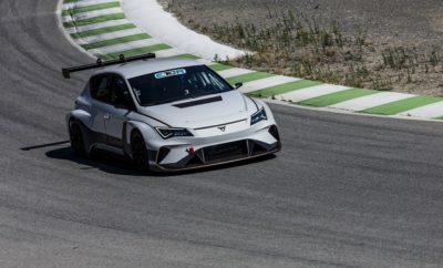 Πρώτη δοκιμή του ηλεκτρικού αγωνιστικού CUPRA e-Racer με τον Jordi Gené στο τιμόνι / Η επιτυχημένη δοκιμή στην πίστα Castellolí της Βαρκελώνης, επιβεβαίωσε τις υψηλές αγωνιστικές δυνατότητες του CUPRA e-Racer / Ο οδηγός δοκιμών και εξέλιξης της CUPRA, Jordi Gené, είχε την πρώτη δυναμική γνωριμία με το πλήρως ηλεκτρικό αγωνιστικό αυτοκίνητο τουρισμού / Το CUPRA e-Racer αποτελεί το προοίμιο της δέσμευσης της μάρκας στα ηλεκτρικά αγωνιστικά οχήματα Στην πίστα Castellolí της Βαρκελώνης ο οδηγός αγώνων Jordi Gené δοκίμασε τα όρια του e-Racer, του πρώτου πλήρως ηλεκτρικού αγωνιστικού αυτοκίνητου τουρισμού, το οποίο η μάρκα CUPRA εξελίσσει με την βοήθεια του. Έπειτα από αρκετές επιτυχίες στο πρωτάθλημα WTCC και την προηγούμενη εμπειρία του ως οδηγού δοκιμών στην F1, η τεχνογνωσία του Gené και η δουλειά που επιτελείται από την τεχνική ομάδα της CUPRA, έχουν σαν στόχο να επιτρέψουν στο e-Racer να έχει τη δική του κατηγορία ηλεκτρικών αγωνιστικών οχημάτων τουρισμού, την eTCR, στο πρωτάθλημα του 2020. Σε συνέχεια των δοκιμών των μπαταριών, που πραγματοποιήθηκαν πρόσφατα στην πίστα Grobnik στην Κροατία, αυτές οι νέες δυναμικές δοκιμές έγιναν προκειμένου να επαληθευτεί η μέγιστη ισχύς των κινητήρων, η διαχείριση ισχύος σε σχέση με τη θερμοκρασία όλων των εξαρτημάτων, ιδίως των μπαταριών, εξετάζοντας στενά την απόκριση στην επιτάχυνση, το σύστημα πέδησης και το σύστημα ανάκτησης ενέργειας. Στόχος των δοκιμών είναι να συνεχίσουν να γίνονται προσαρμογές που να μεγιστοποιούν την απόδοση και την αξιοπιστία κάθε εξαρτήματος. Κατά τον επόμενο γύρο δοκιμών το Σεπτέμβριο, μηχανικοί και τεχνικοί θα επικεντρωθούν στη βελτίωση των χρόνων γύρου του ηλεκτρικού αγωνιστικού μοντέλου τουρισμού, το οποίο στοχεύει να ανατρέψει τις ισορροπίες των σημερινών TCR ανταγωνιστών του στην πίστα και να καταφέρει να κατακτήσει το πρωτάθλημα. Ο Διευθυντής της CUPRA Racing, Jaime Puig, επεσήμανε ότι «με το CUPRA e-Racer θέλουμε να αποδείξουμε πως το μέλλον των αγώνων είναι ηλεκτρικό και ότι ένα eTCR είναι εξίσου ανταγωνιστικό ή και ακόμα περισσότερο από τα βενζινοκίνητα αγωνιστικά αυτοκίνητα. Πιστεύουμε ότι τα αποτελέσματα των δοκιμών που πραγματοποιούμε στη πίστα συμβάλλουν στην ενθάρρυνση όλων των μαρκών και ελπίζουμε πως η κατηγορία eTCR θα γίνει πραγματικότητα.» Ο Jordi Gené, επίσημος οδηγός δοκιμών και εξέλιξης CUPRA, περιγράφοντας την πρώτη του γνωριμία με τον κόσμο των ηλεκτρικών αγωνιστικών αυτοκινήτων, δήλωσε «έχει εντυπωσιακή επιτάχυνση και η σωστή τοποθέτηση των μπαταριών παρέχει χαμηλό κέντρο βάρους με πολύ καλύτερη από το αναμενόμενο αίσθηση οδήγησης. Το μόνο περιθώριο βελτίωσης που εντοπίζουμε σε αυτή την φάση είναι το φρενάρισμα, καθώς είναι προφανές πως ένα βαρύτερο αυτοκίνητο είναι πιο δύσκολο να φρενάρει με ακρίβεια». Το CUPRA e-Racer αντισταθμίζει το αυξημένο βάρος του λόγω των μπαταριών με την μεγαλύτερη ισχύ του, επιτρέποντας του να ξεπερνάει ένα TCR στη πίστα.