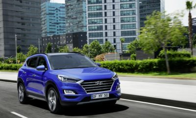 Το νέο Tucson με πρωτοποριακό 48-volt diesel υβριδικό κινητήρα • Το νέο Hyundai Tucson είναι το πρώτο μοντέλο της εταιρείας με ήπιο υβριδικό σύστημα μετάδοσης κίνησης, το οποίο υποστηρίζεται από έναν 48 V ηλεκτροκινητήρα. • Η πρωτοποριακή αυτή τεχνολογία εξασφαλίζει μέγιστη οδηγική απόλαυση, ενώ υποστηρίζει την αποτελεσματική οδήγηση. • Η ήπια υβριδική τεχνολογία συμβάλλει στην προσπάθεια της μάρκας να βελτιώσει την απόδοση καυσίμου σε παγκόσμιο επίπεδο • Η αποδοτικότητα των καυσίμων θα αυξηθεί έως και 7%. • Η τεχνολογία αυτή θα είναι μελλοντικά διαθέσιμη με νέους πετρελαιοκινητήρες Smart Stream 1,6 λίτρων Το νέο Hyundai Tucson, αποτελεί το πρώτο μοντέλο της γκάμας της εταιρείας που θα εφοδιαστεί με έναν υψηλής απόδοσης κατανάλωσης καυσίμου 48V ήπιο υβριδικό κινητήρα - και ένα από τα πρώτα σε ολόκληρη την αυτοκινητοβιομηχανία – που διαθέτει τη νέα τεχνολογία και συμβάλλει στη δέσμευση της μάρκας για ένα πιο φιλικό περιβάλλον στο μέλλον. Η παραγωγή του νέου compact SUV ξεκινάει το καλοκαίρι του 2018 και θα κυκλοφορήσει άμεσα στην ευρωπαϊκή αγορά. Το Nέο Tucson έχει σχεδιαστεί και κατασκευαστεί στην Ευρώπη για να ανταποκρίνεται στα υψηλότερα πρότυπα ποιότητας. Επιπρόσθετα της αναβαθμισμένης γκάμας κινητήρων, όλοι οι κινητήρες του πληρούν τα νέα πρότυπα εκπομπών ρύπων Euro 6d Temp. Το νέο Tucson προσφέρει επίσης ανανεωμένη σχεδίαση και ένα ευρύτερο φάσμα προηγμένων τεχνολογιών και χαρακτηριστικών ευκολίας για να συνεχίσει την επιτυχημένη πορεία του μοντέλου σε ολόκληρη την Ευρώπη, καθώς αποτελεί το best selling μοντέλο της Hyundai στην Ευρώπη τα έτη 2016 και 2017. "Με το νέο ήπιο υβριδικό σύστημα μετάδοσης κίνησης για το best-selling μοντέλο μας, επεκτείνουμε περαιτέρω τη στρατηγική της εταιρείας για την ηλεκτροκίνηση, ώστε να προσφέρουμε τεχνολογίες φιλικές προς το περιβάλλον για ακόμα περισσότερους πελάτες", δήλωσε ο κ. Andreas-Christoph Hofmann, Vice President Marketing & Product της Hyundai Motor Europe. Εξοικονόμηση καυσίμου με μέγιστη οδηγική απόλαυση Για πρώτη φορά ένα Hyundai, το νέο Tucson, εφοδιάζεται με ένα 48V ήπιο υβριδικό σύστημα μετάδοσης κίνησης, το οποίο διατίθεται σε συνδυασμό με τον 2.0 λίτρων Diesel κινητήρα. Η τεχνολογία του σχεδιάστηκε για ηλεκτροκίνηση και περιλαμβάνει μια μπαταρία λιθίου-ιόντων 48-volt 0,44 kW / h, μία Mild Hybrid Starter Generator (MHSG), έναν μετατροπέα LDC (DC / DC χαμηλής τάσης) και ένα inverter. Η MHSG υποστηρίζει τον κινητήρα με ισχύ έως και 12 kW, μειώνοντας έτσι την κατανάλωση καυσίμου. Το σύστημα μεταβαίνει αυτόματα από τη λειτουργία «κινητήρα» στη λειτουργία «γεννήτριας». Η MHSG βοηθάει τον κινητήρα αποφορτίζοντας την μπαταρία και μειώνοντας το φορτίο του κινητήρα με μικρή επιτάχυνση ή παρέχοντας πρόσθετη ροπή στρέψης στον κινητήρα σε συνθήκες υψηλής επιτάχυνσης. Κατά τη διάρκεια της επιβράδυνσης και της πέδησης, η ενέργεια ανακτάται για να επαναφορτιστεί η μπαταρία. Με αυτό τον τρόπο, το σύστημα βελτιώνει σημαντικά την οικονομία καυσίμου και τις εκπομπές ρύπων CO2 του κινητήρα χωρίς να θυσιάζει τη μέγιστη οδηγική απόλαυση. Χάρη στο νέο σύστημα ηλεκτροκίνησης, οι πελάτες θα επωφεληθούν από το κόστος αγοράς και το μειωμένο κόστος μετακίνησης, που αφορά στην κατανάλωση καυσίμου και τις εκπομπές ρύπων CO2. Με αυτή την τεχνολογία, η Hyundai στοχεύει στη μείωση της κατανάλωσης καυσίμου και των εκπομπών ρύπων CO2 έως και 7% σε συνδυασμό με το χειροκίνητο κιβώτιο με μετατροπή σε NEDC*. Ο κινητήρας Diesel 2.0lt είναι ο πιο ισχυρός στη γκάμα του νέου Tucson και αποδίδει 137 kW / 186 ίππους. Διατίθεται με τετρακίνηση και μπορεί να συνδυαστεί με χειροκίνητο κιβώτιο 6 ταχυτήτων ή προαιρετικά με το νέο αυτόματο 8-τάχυτο κιβώτιο ταχυτήτων. Την άνοιξη του 2019, η 48V υβριδική τεχνολογία θα είναι διαθέσιμη στο νέο Tucson με νέο πετρελαιοκινητήρα Smart Stream 1,6 λίτρων. * Οι εκπομπές ρύπων CO2 και η κατανάλωση καυσίμου βασίζονται σε εσωτερικούς στόχους σύμφωνα με τους κανονισμούς WLTP και μετατρέπονται σε NEDC.