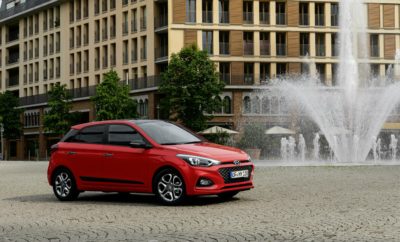 Ρεκόρ πωλήσεων για τη Hyundai στο α’ εξάμηνο του 2018 • Η Hyundai Motor πέτυχε το καλύτερο πρώτο της εξάμηνο στην Ευρώπη με 291.052 ταξινομήσεις στο 2018 • Αύξηση 7,5% σε σύγκριση με το καλύτερο προηγούμενο πρώτο της εξάμηνο (2017) • Η νεότερη γκάμα μοντέλων στη αυτοκινητοβιομηχανία: το 90% των μοντέλων είναι ηλικίας μικρότερης των δύο ετών Το 2018, η Hyundai Motor πέτυχε το καλύτερο αποτέλεσμα της σε επίπεδο εξαμήνου στην Ευρώπη, με αύξηση πωλήσεων 7,5% σε σύγκριση με την ίδια περίοδο του 2017. Οι πωλήσεις της εταιρείας έχουν οδηγήσει σε νέο ρεκόρ ταξινομήσεων ύψους 291,052 το διάστημα Ιανουαρίου-Ιουνίου, σύμφωνα με νέα στοιχεία που δημοσιεύονται από την Ευρωπαϊκή Ένωση Κατασκευαστών Αυτοκινήτων (ACEA). Οι πωλήσεις της Hyundai ξεπερνούν τον μέσο ρυθμό ανάπτυξης στην ευρωπαϊκή αγορά (+ 2,8%) το πρώτο εξάμηνο του τρέχοντος έτους. Η ζήτηση των πελατών για τα αυτοκίνητα Hyundai αυξήθηκε σε βασικές ευρωπαϊκές αγορές καθώς η εταιρεία έχει ανανεώσει και επεκτείνει τη γκάμα των μοντέλων της. Οι πωλήσεις σε Γαλλία (+ 26%), Ισπανία (+ 23%) και Γερμανία (+ 8%) ήταν ιδιαίτερα αυξημένες το πρώτο εξάμηνο του 2018 σε σύγκριση με το πρώτο εξάμηνο του 2017 και συνέβαλαν στη συνολική απόδοση της Hyundai στην Ευρώπη. "Χάρη στην ελκυστική και μοντέρνα γκάμα μας, πετύχαμε ένα ακόμη σπουδαίο αποτέλεσμα στο πρώτο εξάμηνο του 2018, συνεχίζοντας την επιτυχημένη πορείας μας στην Ευρώπη. Τα οχήματα της Hyundai εστιάζουν στις ανάγκες των Ευρωπαίων καταναλωτών και προσελκύουν συνεχώς νέους πελάτες.. Τα νέα μας μοντέλα, όπως το Νέο Tucson και το Νέο i20 θα συνεχίσουν τη θετική πορεία των πωλήσεων και στο δεύτερο εξάμηνο» τόνισε ο κ. Thomas A. Schmid, Chief Operating Officer της Hyundai Motor Europe. Σε ακόμη πιο εξαιρετικό ρυθμό κινείται και η ελληνική αντιπροσωπεία της Hyundai έχοντας σημειώσει αύξηση στις ταξινομήσεις +63% στο πρώτο εξάμηνο, όταν η αγορά αυξάνεται κατά 23,7%. Με νέα αιχμή του δόρατος το ανανεωμένο i20, την οικογένεια i30 (Hatchback, Fastback και Ν) καθώς και το ολοκαίνουργιο compact SUV Kona, η Hyundai Ελλάς φέτος επιτυγχάνει την καλύτερη επίδοσή της την τελευταία δεκαετία στις λιανικές πωλήσεις της Ελληνικής αγοράς, με μερίδιο 6,6%. Στους επόμενους μήνες, η δυναμική αυτή θα ενισχυθεί περαιτέρω με έμφαση - στην προηγμένη συνδεσιμότητα Apple Car Play και Android Auto, που διατίθεται σε όλα τα μοντέλα Hyundai - στις προηγμένες τεχνολογίες ασφαλείας Hyundai SmartSense - στους τελευταίων προδιαγραφών κινητήρες Turbo Βενζίνης στα i20, i30, Kona και Tucson, αλλά και στον ολοκαίνουργιο κινητήρα Turbo Diesel 1,6lt νέας τεχνολογίας Hyundai SmartStream, που σύντομα ξεκινά την διάθεσή του στα i30, Kona και Tucson.