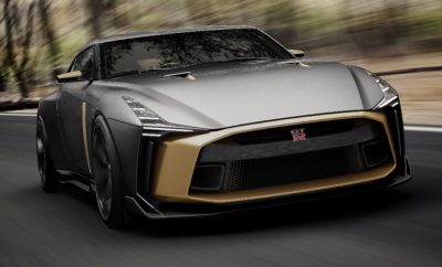 Το μοναδικό Nissan GT-R50 από την Italdesign, πανέτοιμο για το παγκόσμιο ντεμπούτο του στο Goodwood. Το Nissan GT-R50 της Italdesign, θα πραγματοποιήσει το παγκόσμιο ντεμπούτο του στο Φεστιβάλ Ταχύτητας του Goodwood, στο Chichester της Αγγλίας, στις 12 Ιουλίου. Το πρωτότυπο GT-R50 που θα παρουσιαστεί στο Goodwood, προϊόν της πρώτης συνεργασίας μεταξύ της Nissan και της Italdesign, θα μπορούσε να αποτελέσει το προσχέδιο για μια εξαιρετικά περιορισμένη σειρά χειροποίητων αυτοκινήτων παραγωγής. Το συγκεκριμένο πρωτότυπο δημιουργήθηκε με αφορμή την 50η επέτειο τόσο του GT-R για το 2019, όσο και της Italdesign για το 2018. "Το Φεστιβάλ Ταχύτητας του Goodwood, είναι το ιδανικό σκηνικό για την παρουσίαση του Nissan GT-R50 από την Italdesign, το οποίο συνδυάζει αρμονικά τη δύναμη με την τέχνη, για να γιορτάσει 50 χρόνια εμπνευσμένα από τα όνειρα των πελατών μας", δήλωσε ο Alfonso Albaisa, ανώτερος αντιπρόεδρος παγκόσμιου σχεδίου της Nissan. "Όπως και το ίδιο το πρωτότυπο, το Goodwood είναι μια γιορτή του σχεδιασμού, των επιδόσεων και της αγάπης για τη δημιουργικότητα της παρελθούσας και μελλοντικής αυτοκινητοβιομηχανίας. Είναι το τέλειο σκηνικό για να παρουσιαστεί ένα μοναδικό όχημα που θα προκαλέσει τη φαντασία των ανθρώπων για μεγαλύτερα όνειρα.” Εν αναμονή του GT-R50 της Italdesign στο Goodwood και των επόμενων εμφανίσεών του ανά την Υφήλιο τους ερχόμενους μήνες, μια έκδοση παραγωγής εμπνευσμένη από το πρωτότυπο, δύναται να δημιουργηθεί. Στην περίπτωση αυτή, η Italdesign δεν θα κατασκευάσει πάνω από 50 μονάδες, όπου κάθε αυτοκίνητο θα είναι προσαρμοσμένο στις απαιτήσεις του κάθε αγοραστή, με μια τιμή που υπολογίζεται ότι θα ξεκινάει από τις 900.000 ευρώ περίπου. Ξεκινώντας από μπροστά, το Nissan GT-R50 της Italdesign διαθέτει ένα ξεχωριστό χρυσό εσωτερικό στοιχείο που εκτείνεται σε όλο σχεδόν το πλάτος του οχήματος. Το καπό είναι εμφανώς διογκωμένο τονίζοντας την ισχύ του αυτοκινήτου, ενώ οι λεπτοί προβολείς LED εκτείνονται από τους θόλους των τροχών, μέχρι το χείλος πάνω από τις εξωτερικές γρίλιες της εισαγωγής του αέρα. Κυριαρχώντας στην πλευρική όψη, η ξεχωριστή γραμμή οροφής έχει χαμηλώσει κατά 54 χιλιοστά και διαθέτει χαμηλότερο κεντρικό τμήμα, ενώ τα ελαφρώς ανυψωμένα εξωτερικά τμήματα, δίνουν στο προφίλ της οροφής μια μυώδη οπτική. Το έμβλημα GT-R, σε συνδυασμό με τις εσοχές ψύξεις "samurai blade" πίσω από τους μπροστινούς τροχούς, προεξέχει περισσότερο, ενώ χαρακτηριστική είναι η χρυσή επένδυση που εκτείνεται από το κάτω μέρος των θυρών έως στη γραμμή των ώμων. Το πίσω μέρος τονίζει το πλάτος του αυτοκινήτου με έναν μυώδη σχεδιασμό γύρω από τους τροχούς. Η γραμμή του ώμου κλίνει γύρω από τη βάση του πίσω παραθύρου και κατευθύνεται προς το κέντρο του καπό του πορτμπαγκάζ. Με μια ξεχωριστή εμφάνιση, η γραμμή του πίσω παραθύρου κατέρχεται σε μεγαλύτερο εύρος και βάθος, από ό, τι στο κανονικό μοντέλο. Σε συνδυασμό με τις λεπτομέρειες χρυσού, δίνει την όψη ενός ξεχωριστού αρθρωτού στοιχείου του οπίσθιου τμήματος του αυτοκινήτου. Τα διπλά στρογγυλά πίσω φώτα του GT-R επανασχεδιάστηκαν στη λογική ενός ξεχωριστού "πλωτού" χαρακτηριστικού, με λεπτούς δακτυλίους φωτός και κοίλα κέντρα, τοποθετημένα έτσι ώστε να ενώνουν το εξωτερικό στήριγμα και το κεντρικό τμήμα της δομής του χώρου αποσκευών. Η μεγάλη, ρυθμιζόμενη πίσω αεροτομή, τοποθετημένη με δύο ορθοστάτες, ολοκληρώνει τη συνολική εμφάνιση. Οι ειδικής κατασκευής τροχοί, 21 x 10 ίντσες μπροστά και 21 x 10,5 ίντσες πίσω, τονίζουν την επιθετική εμφάνιση του αυτοκινήτου. Η εξωτερική βαφή είναι χρώματος Liquid Kinetic Grey, με έντονες λεπτομέρειες σε Energetic Sigma Gold. Στο εσωτερικό του, το Nissan GT-R50 της Italdesign αντανακλά το μοντέρνο, υψηλών επιδόσεων DNA του. Δύο διαφορετικά φινιρίσματα από ανθρακονήματα χρησιμοποιούνται εκτενώς σε όλη την κεντρική κονσόλα, το ταμπλό και τις επενδύσεις των θυρών, μαζί με το μαύρο Alcantara® και το κορυφαίο μαύρο ιταλικό δέρμα στα καθίσματα. Οι χρυσές λεπτομέρειες αντανακλούν τον εξωτερικό σχεδιασμό σε όλο τον πίνακα οργάνων, τις πόρτες και τον φουτουριστικό επιλογέα ταχυτήτων, που είναι εμπνευσμένος από τους αγώνες αυτοκινήτου. Το κέντρο του τιμονιού και οι ακτίνες του είναι κατασκευασμένα από ανθρακόνημα, ενώ η στεφάνη διαθέτει ένα επίπεδο κάτω μέρος, με το σύνολο του τιμονιού να είναι άψογα επενδυμένο με Alcantara. Κάτω από το νέο σχήμα του Nissan GT-R50 από την Italdesign, κρύβεται ένας πραγματικός θησαυρός ! Βασιζόμενη στην εμπειρία των αγώνων GT3 της Nissan, η NISMO ενίσχυσε τον συναρμολογημένο με το χέρι κινητήρα V638RETT V6 3.8 λίτρων, που για την περίσταση αποδίδει 720ps και 780 Nm ροπής. Οι μεταβολές στο μηχανικό σύνολο περιλαμβάνουν βελτιστοποιημένους στροβιλοσυμπιεστές αγωνιστικού τύπου GT3 και μεγάλης διαμέτρου, μεγάλα intercoolers, βαρέως τύπου στροφαλοφόρο άξονα, έμβολα, συνδέσμους και έδρανα, αναθεωρημένα προφίλ εκκεντροφόρων, βελτιστοποιημένα συστήματα ανάφλεξης, εισαγωγής και εξαγωγής. Ένα ενισχυμένο σύστημα μετάδοσης διπλών συμπλεκτών, σε κιβώτιο έξι ταχυτήτων, με ενσωματωμένο πίσω διαφορικό, τοποθετημένο στον πίσω άξονα, “κατευθύνει” την αστείρευτη δύναμη στους τροχούς. Η ανάρτηση έχει και αυτή επανασχεδιαστεί, διαθέτοντας το σύστημα DampTronic® της BILSTEIN. Για την πέδηση, φροντίζουν τα εμπρός 6-πίστονα φρένα της Brembo και τα αντίστοιχα 4-πίστονα πίσω, με τις τεράστιες δαγκάνες, λαμπερού κόκκινου χρώματος,. Τα ελαστικά Michelin Pilot Super Sport, μεγέθους 255/35 R21 μπροστά και 285/30 R21 πίσω, προσφέρουν την απαιτούμενη πρόσφυση, προκειμένου να αξιοποιηθεί στο έπακρο η ισχύς του κινητήρα.