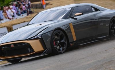 Το Nissan GT-R50 από την Italdesign, στο Φεστιβάλ Ταχύτητας του Goodwood. Οι εργοστασιακοί οδηγοί της Nissan στο GT3, Lucas Ordonez και Alex Buncombe, βρέθηκαν στο Φεστιβάλ Ταχύτητας του Goodwood, οδηγώντας το εκπληκτικό Nissan GT-R50 από την Italdesign, σε έναν από τους πιο διάσημους λόφους του μηχανοκίνητου αθλητισμού. Οι Ordóñez και Buncombe, οδήγησαν το πρωτότυπο για 1,86 χλμ στο δρόμο του Goodwood House, στο Δυτικό Σάσεξ της Αγγλίας. "Το Φεστιβάλ Ταχύτητας του Goodwood είναι το ιδανικό σκηνικό για την παρουσίαση του Nissan GT-R50 από την Italdesign, το οποίο συνδυάζει τη δύναμη με την τέχνη για να γιορτάσει 50 χρόνια εμπνευσμένα από τα όνειρα των πελατών μας", δήλωσε ο Alfonso Albaisa, αντιπρόεδρος παγκόσμιου σχεδιασμού της Nissan. "Όπως και το ίδιο το πρωτότυπο, το Goodwood είναι μια γιορτή του σχεδιασμού, των επιδόσεων και της αγάπης για τη δημιουργικότητα της παρελθούσας και μελλοντικής αυτοκινητοβιομηχανίας. Είναι το τέλειο σκηνικό για να παρουσιαστεί ένα μοναδικό όχημα που θα προκαλέσει τη φαντασία των ανθρώπων για μεγαλύτερα όνειρα." Το πρωτότυπο GT-R50 που παρουσιάστηκε στο Goodwood, προϊόν της πρώτης συνεργασίας μεταξύ της Nissan και της Italdesign, θα μπορούσε να αποτελέσει το προσχέδιο για μια εξαιρετικά περιορισμένη σειρά χειροποίητων αυτοκινήτων παραγωγής. Το συγκεκριμένο πρωτότυπο των 720ps, δημιουργήθηκε με αφορμή την 50η επέτειο τόσο του GT-R για το 2019, όσο και της Italdesign για το 2018. Δείτε απολαυστικά στιγμιότυπα από την παρουσίαση του Nissan GT-R50 στο Φεστιβάλ Ταχύτητας του Goodwood, στο https://youtu.be/_3bsk0mI0aQ