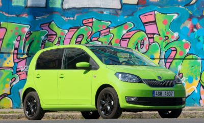 SKODA CITIGO με δωρεάν το αυτόματο κιβώτιο ταχυτήτων – μόνο 9.580 € • Η Kosmocar – Skoda, επίσημος εισαγωγέας και διανομέας της Skoda στην Ελλάδα προσφέρει το Citigo με προτεινόμενη τιμή λιανικής 9.580 €, με δωρεάν το αυτόματο κιβώτιο ταχυτήτων • Ένα απο τα δημοφιλέστερα, πιο οικονομικά και ασφαλή αυτοκίνητα πόλης, τώρα γίνεται ακόμα πιο άνετο και ευκολόχρηστο χωρίς επιπλέον επιβάρυνση • Το δωρεάν αυτόματο κιβώτιο προσφέρεται στην 3θυρη έκδοση Active, των 60 ίππων • Η συγκεκριμένη προσφορά έχει περιορισμένο χρόνο διάρκειας Το SKODA CITIGO το δημοφιλές αυτοκίνητο πόλης και ένα από τα best-sellers της κατηγορίας του, τώρα γίνεται ακόμα πιο προσιτό και ελκυστικό. Η Kosmocar – Skoda, επίσημος εισαγωγέας και διανομέας της Skoda στην Ελλάδα, ανακοινώνει τη διάθεση του Citigo με δώρο το αυτόματο κιβώτιο ταχυτήτων και προτεινόμενη τιμή λιανικής τα 9.580 €. H συγκεκριμένη προσφορά αφορά στην 3θυρη έκδοση Active, με τον κινητήρα ενός λίτρου, ισχύος 60 ίππων. Αναμφίβολα, πρόκειται για μία εξαιρετική προσφορά καθώς το αυτόματο κιβώτιο ανεβάζει την πρακτικότητα του μοντέλου σε άλλο επίπεδο. Η κίνηση στην πόλη γίνεται παιχνίδι, με το Citigo να αποτελεί πλέον την ιδανική πρόταση για οικονομική, ασφαλή και τώρα ακόμα πιο άνετη και ευχάριστη μετακίνηση στις μεγαλουπόλεις. Με βάρος λιγότερο από 30 κιλά, το αυτόματο κιβώτιο – γνωστό ως ASG – είναι ένα από τα ελαφρύτερα αυτόματα κιβώτια ταχυτήτων που κατασκευάστηκαν ποτέ. Παράλληλα, με αυτό επιτυγχάνεται ακόμα μεγαλύτερη οικονομία καθώς η κατανάλωση βενζίνης είναι μειωμένη κατά 0,1 του λίτρου ανά 100 χλμ., σε σχέση με το χειροκίνητο (4,3 έναντι 4,4 λ./100 χλμ.). To νέο SKODA CITIGO, με μήκος 3,597 μ., πλάτος 1,645 μ. και ύψος 1,478 μ. (το 5-θυρο μοντέλο) είναι ένα από τα μικρότερα αλλά πλέον ευρύχωρα αυτοκίνητα της κατηγορίας του. Με νέο design στο καπό και τον προφυλακτήρα, ανακαινισμένα φώτα ομίχλης, φώτα ημέρας LED και νέα γρίλια ψυγείου στην κλασική γραμμή SKODA, είναι και από τις πιο κομψές παρουσίες στην πόλη. Στο εσωτερικό, εντυπωσιάζουν οι άφθονοι χώροι για την κατηγορία και οι πολλές ‘SIMPLY CLEVER’ λύσεις που κάνουν τη ζωή οδηγού και επιβατών πιο εύκολη. Ο κινητήρας είναι ο γνωστός τρικύλινδρος των 999 κ.εκ., 60 και 68 ίππων όταν χρησιμοποιείται ως καύσιμο το φυσικό αέριο. Η ασφάλεια που προσφέρει το μοντέλο είναι κορυφαία για την κατηγορία του. Με πέντε αστέρια στις δοκιμές πρόσκρουσης του Euro NCAP, το Citigo έχει να επιδείξει ανάμεσα σε άλλα Break Assist, φρένα έκτακτης ανάγκης, ηλεκτρονικό έλεγχο σταθερότητας (ESC), σύστημα ελέγχου πρόσφυσης, ηλεκτρονική εμπλοκή διαφορικού (EDL) κλπ.