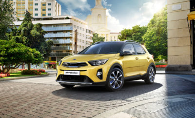 Το Kia Stonic, το εμπνευσμένο κόμπακτ crossover της Kia με την ελκυστική σχεδίαση και το περιπετειώδες στυλ SUV, τη δυναμική οδική συμπεριφορά και σπορ αίσθηση, εφοδιάζεται πλέον με νέους κινητήρες και αυτόματα κιβώτια, πληρώντας τις προδιαγραφές Euro 6 d-TEMP. Παρακάτω θα βρείτε επιπλέον στοιχεία και πληροφορίες σχετικά με κάποιες αλλαγές οι οποίες ενισχύουν την ασφάλεια και τα χαρακτηριστικά του αυτοκινήτου: 1. Πακέτο ADAS / Lane Keep Assist To πακέτο ADAS γίνεται ακόμα πιο ισχυρό, καθώς περιλαμβάνεται πλέον σε αυτό και Ενεργό Σύστημα Δι-ατήρησης Λωρίδας (μέχρι τώρα είχε μόνο σύστημα προειδοποίησης) και περιλαμβάνει αναλυτικά τα παρακάτω: - AEB- Αυτόνομο φρενάρισμα σε αστικές & υπεραστικές συνθήκες, με αναγνώριση πεζών - LKAS - Ενεργό σύστημα διατήρησης λωρίδας - FCA - Προειδοποίηση μετωπικής σύγκρουσης - DAA - Προειδοποίηση απόσπασης προσοχής οδηγού - ΗΒΑ - Αυτοματισμός μεγάλης σκάλας προβολέων - SUPERVISION - Οθόνη πίνακα οργάνων υψηλής ανάλυσης - BLIS - Προειδοποίηση ύπαρξης οχήματος στη νεκρή γωνία - RCTA - Προειδοποίηση διασταυρούμενης κυκλοφορίας κατά την όπισθεν - Ηλεκτρικά ανδιπλούμενοι καθρέπτες με LED φλας 2. Ρεζέρβα τύπου ανάγκης Η ρεζέρβα τύπου ανάγκης θα ανήκει πλέον στο βασικό εξοπλισμό όλων των εκδόσεων του Stonic Ανταγωνιστικές τιμές εκδόσεων 1.4 100hp Ο κινητήρας 1.4 100hp αποτελεί μέχρι σήμερα τον πιο εμπορικό κινητήρα του Stonic, και μάλιστα και στις δύο του εκδόσεις εξοπλισμού. Σε συνδυασμό με το 6-τάχυτο κιβώτιο και το χαμηλό του βάρος (ελάχιστα πάνω από ένα τόνο με οδηγό και καύσιμα), καταφέρνει να κινεί πολύ ζωηρά το Stonic, δίνοντας του ένα συγκριτικό πλεονέκτημα σε σχέση με τον ανταγωνισμό, ο οποίος δεν διαθέτει ατμοσφαιρικό κινητήρα αντίστοιχης ιπποδύναμης. Οι τιμές των εκδόσεων 1.4 100hp έγιναν πιο ανταγωνιστικές και δελεαστικές, καθώς πλέον ανέρχονται στις 15.390€ για την έκδοση Uptown και στις 16.490€ για την έκδοση Premium. Νέοι Κινητήρες/Κιβώτια 1.4 100hp 6-Auto Ο bestseller κινητήρας 1.4 των 100 hp εφοδιάζεται πλέον και με ένα νέο αυτόματο (υδραυλικό) κιβώτιο 6 σχέσεων στην τιμή των 17.580€ στην έκδοση Premium συμπεριλαμβανομένου και του κόστους του μεταλλικού χρώματος ή της διχρωμίας, καθιστώντας αυτήν την έκδοση ως μια πρόταση πραγματικά ασύγκριτη στην κατηγορία. 1. 1.0turbo 100hp O κινητήρας 1.0turbo θα είναι πλέον διαθέσιμος και στην πιο προσιτή έκδοση του με τους 100hp και το 5-ταχυτο κιβώτιο, δίνοντας επιπλέον επιλογές σε όσους επιθυμούν ένα μικρό turbo κινητήρα. Η έκδοση Uptown κοστίζει 16.290€ ενώ η έκδοση Premium (17.160€). 1.0Turbo 120hp 7-DCT Ο κορυφαίος βενζινοκινητήρας 1.0 Turbo των 120 hp εφοδιάζεται πλέον και με ένα νέο αυτόματο κιβώτιο Διπλού Συμπλέκτη 7 σχέσεων στην τιμή των 18.890€ στην έκδοση Uptown και 19.990€ στην Premium. Οι επιλογές αυτές απευθύνονται στους λάτρες των επιδόσεων και της τεχνολογίας, αποτελώντας ότι πιο προηγμένο έχει να επιδείξει η μάρκα μας, συνδυάζοντας εξαιρετικές ρεπρίζ με χαμηλές εκπομπές ρύπων. Στο βασικό εξοπλισμό αυτού του κινητήρα διατίθεται και ο πίνακας οργάνων Supervision, με την υψηλή ανάλυση και τα κινούμενα γραφικά (animation). 2. 1.6 diesel 115hp & 136hp To Stonic Θα είναι πλέον διαθέσιμο με τον ολοκαίνουργιο αλουμινένιο κινητήρα πετρελαίου “U3” της Kia, σε δύο ιπποδυνάμεις με 115hp & 136hp. Ο κινητήρας αυτός έχει εξελιχθεί ώστε να βρίσκεται κάτω από τα μελλοντικά όρια ακόμα και των αυστηρών προδιαγραφών εκπομπής ρύπων. Για το σκοπό αυτό ο νέος ‘U3’ 1.6-litre CRDi (common-rail direct injection) χρησιμοποιεί την ενεργή τεχνολογία ελέγχου των ρύπων Selective Catalytic Reduction (SCR),προκειμένου να περιορίσει σημαντικά την εκπομπή του διοξείδιου του άνθρακα, μικροσωματιδίων και NOx σε σχέση με τους παλαιότερους κινητήρες πετρελαίου. Να αναφέρουμε οτι οι παραπάνω τεχνολογίες έχουν ένα σημαντικό κόστος, το οποίο σε συνδυασμό με την αλλαγή φορολογικής κλίμακας έχει ως αποτέλεσμα οι τιμές των πετρελαιοκίνητων εκδόσεων να ξεκινούν πλέον από τις 19.390€ για την έκδοση 1.6d 115hp Uptown. Σύνοψη διαθέσιμων κινητήρων και εκδόσεων 1.2 84hp 1.4 100hp 1.0t 100hp 1.0T 120hp 1.6d 115hp 1.6d 136hp Inmotion 14.390 --- --- --- --- --- Uptown 14.890 15.390 16.290 16.890 19.390 19.990 Premium --- 16.490 17.160 17.660 21.090 AUTO&DCT Uptown --- 16.990 --- 18.890 --- --- Premium --- 17.580 --- 19.990 --- ---